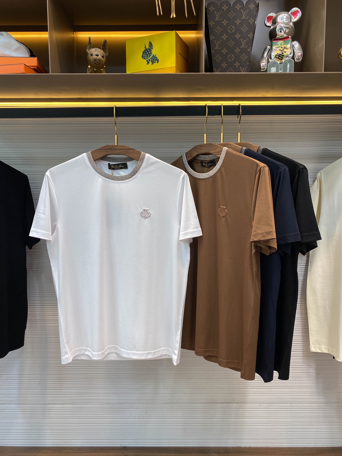 NO:469811,-LSS spring and summer new double-sided mercerized cotton contrasting color round neck short Tee, men's three-dimensional embroidered embroidered logo casual pullover short-sleeved T-shirt!  Trading companies have sparse channels and are on sale on the leading official website!  Wearing an LP contrasting round neck T-shirt, it feels like being in the trend of the city, every step exudes a unique charm and style!   This T-shirt is made of customized double-sided mercerized cotton. This special fabric has been carefully selected and processed to give the T-shirt its ultimate silky touch, and it is like a skin-friendly fit like a second layer of skin. Even in the hot summer, it can bring a rare coolness!  The design adopts a contrasting ribbed round neck design, which not only breaks the monotony of the traditional T-shirt, but also cleverly outlines the graceful lines on the neck with distinctive color contrast, showing the wearer's unique fashionable atmosphere!  The three-dimensional embroidered embroidered badge on the chest is the finishing touch of the entire T-shirt!  This badge is carved with exquisite craftsmanship, and every detail reveals the craftsman's intention and concentration!  It not only adds a bit of artistic atmosphere to the T-shirt, but also echoes the classic logo on the back collar, forming a visual harmony and unity, invisibly showing the brand's luxury and extraordinary taste!  Basic straight-tube style cut, this style not only retains the classic elements of the T-shirt, but also takes into account the comfort and inclusiveness of wearing. Whether it is a slim body or a strong body, you can find your own confidence and calmness in this T-shirt!  Black/Raw Blue/Brown/White, four colors into it!  Size 48-56 Size 48 shoulder width 44cm-bust 100cm-length 66cm Size 50 shoulder width 45cm-bust 104cm-length 68cm Size 52 shoulder width 46cm-bust 108cm-length 70cm Size 54 shoulder width 47cm-bust 112cm-length 72cm Size 56 shoulder width 48cm-bust 116cm-length 74cm Size recommended (standard version) Height 174-140 catties, try on 50 sizes appropriate!  A boy can choose 48 digits within 130 catties, a 50 digit for 130-142 catties, a 52 digit for 142-154 catties, a 52 digit for 154-166 catties, a 54 digit for 166-180 catties!  ,loro piana,T-shirt,tees,t-shirt,alexander wang19860909-LSS春夏新款双面丝光棉布撞色圆领短Tee,男士立体浮雕刺绣标识休闲套头短袖T恤衫！贸易公司渠道稀出,领先官网发售！穿上LP撞色圆领T恤,仿佛置身于都市的潮流之中,每一步都散发着独特的魅力与风采！  这款T恤采用客供定制双面丝光棉布,这种特殊的面料经过精心挑选与处理,赋予了T恤极致的丝滑触感,仿佛第二层肌肤般亲肤贴合,即便是炎炎夏日也能带来一抹不可多得的清凉！设计上采用了撞色罗纹圆领设计,不仅打破了传统T恤的单调,更以鲜明的色彩对比,巧妙地勾勒出颈部的优美线条,展现出穿着者独特的时髦气息！ 胸前那枚立体浮雕刺绣徽章,更是整件T恤的点睛之笔！这枚徽章以精湛的工艺雕琢而成,每一个细节都透露出匠人的用心与专注！它不仅为T恤增添了几分艺术气息,更与后领处的经典Logo遥相呼应,形成了一种视觉上的和谐统一,无形之中展现了品牌的奢华感与不凡品味！基础直筒版型裁剪,这种版型既保留了T恤的经典元素,又兼顾了穿着的舒适性与包容性,无论是纤瘦的身形还是健硕的体魄,都能在这款T恤中找到属于自己的那份自信与从容！黑色/宝蓝色/咖啡色/白色,四色入！尺码48-56 48码肩宽44cm-胸围100cm-衣长66cm 50码肩宽45cm-胸围104cm-衣长68cm 52码肩宽46cm-胸围108cm-衣长70cm 54码肩宽47cm-胸围112cm-衣长72cm 56码肩宽48cm-胸围116cm-衣长74cm 尺码推荐（标准版型） 身高174-140斤,试穿50码合适！ 男生体重130斤以内选择48码,130-142斤选择50码,142-154斤选择52码,154-166斤选择54码,166-180斤选择56码！,,loro piana,T-shirt,tees，t-shirt,alexander wang,Men's clothing