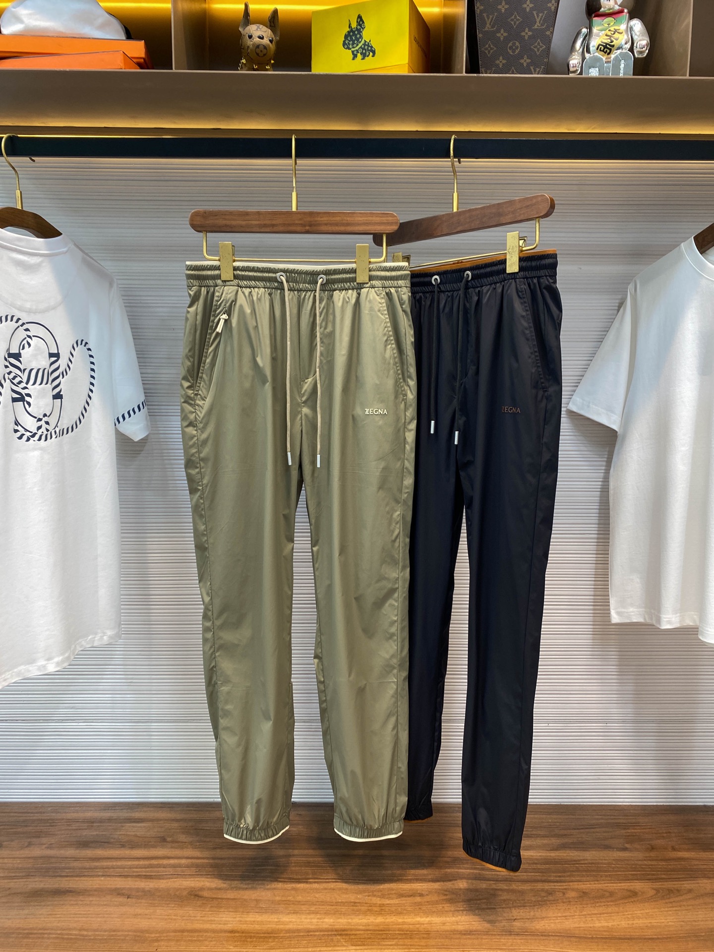 NO:450751,-EZ25SS spring and summer new ultra-thin nylon drawstring casual pants, men's three-dimensional offset letter logo contrast color tie-fitting casual pants!  Trading companies have sparse channels and are on sale on the leading official website!  In the busy urban life, a casual pants that are both comfortable and stylish are undoubtedly a must-have choice for everyone in their wardrobe!  Z-piece new drawstring casual pants are such a masterpiece of pants that combines lightness, breathability and high-end fashion!  This casual pants are made of ultra-light nylon material, which feels silky and light, and fits like a second layer of skin, making people feel almost no burden when wearing it!  At the same time, the comfort and breathability of nylon fabric is also a highlight. Even in the hot summer, it can effectively discharge sweat, keep your legs dry and comfortable, and make people easily cope with various weather changes!  The front page uses three-dimensional offset printing technology to print the exquisite letter logo, which not only highlights the unique charm of the brand, but also reveals a low-key and luxurious temperament in the details!  The offset badge nameplate on the back echoes the logo on the front, forming an overall beauty that echoes the front and back, further enhancing the wearer's identity symbol!  The contrasting ribbed splicing design at the waist and trouser legs is another highlight of this casual pants!  The contrasting color design not only breaks the dullness of a single color, but also forms a distinct visual sense of layering, making the whole pants look more fashionable and dynamic!  At the same time, the ribbed splicing material greatly improves the comfort of wearing. Whether it is the waist or the trouser legs, it can perfectly fit the body curve, allowing people to enjoy freedom and comfort while walking!  The classic drawstring design not only facilitates putting on and taking off, but also reveals a casual and comfortable attitude towards life in the details!  The pants are designed with reasonable style, which not only modify the leg shape, but also shows the wearer's elegant temperament. Whether it is matched with sports shoes or casual shoes, you can easily control various occasions!  Light brown/black, two colors into it!  Size 48-56 Size 48 Waist circumference 74/80cm - Hips circumference 98cm - Front 32cm - Thigh circumference 62cm - Trouser circumference 101cm - Trouser 25cm Size 50 Waist circumference 77/83cm - Hips circumference 102cm - Front 33cm - Thigh circumference 64cm - Trouser circumference 27cm Size 52 Waist circumference 80/86cm - Hips circumference 106cm - Front 33cm - Thigh circumference 66cm - Trouser circumference 103cm - Trouser 29cm 54 Waist circumference 84/90cm - Hips circumference 110cm - Front 34cm - Trouser circumference 68cm - Trouser circumference 104cm - Trouser 31cm  56 size waist 88/94cm - hip circumference 114cm - front gear 34cm - thigh circumference 70cm - trouser length 104cm - trouser legs 33cm recommended size (standard version) Height 174-140 catties, it is suitable to try on 50 sizes!  A boy can choose 48 digits within 130 catties, a 50 digit for 130-143 catties, a 52 digit for 143-156 catties, a 52 digit for 156-170 catties, a 54 digit for 170-185 catties!  ,,sneakers,alexander wang19860909-EZ25SS春夏新款超轻薄尼龙抽绳休闲裤,男士立体胶印字母Logo撞色束脚休闲长裤！贸易公司渠道稀出,领先官网发售！在繁忙的都市生活中,一款既舒适又时尚的休闲裤无疑是每个人衣橱中的必备之选！Z件全新抽绳休闲裤,正是这样一款集轻盈、透气与高端时尚于一身的裤装杰作！ 这款休闲裤采用了超轻薄尼龙材质,触感丝滑轻盈,仿佛第二层肌肤般贴合,让人在穿着时几乎感受不到任何负担！同时尼龙面料的舒爽透气性也是其一大亮点,即便是炎炎夏日,也能有效排出汗水,保持腿部干爽舒适,让人轻松应对各种天气变化！前幅以立体胶印技术印制了精致的字母Logo,不仅彰显了品牌的独特魅力,更在细节中透露出一种低调而奢华的气质！而后幅的胶印徽章铭牌则与前幅的Logo遥相呼应,形成了一种前后呼应的整体美感,进一步提升了穿着者的身份象征！ 腰部和裤脚的撞色罗纹拼接设计,则是这款休闲裤的又一亮点！撞色的设计不仅打破了单一颜色的沉闷感,更在视觉上形成了鲜明的层次感,让整款裤子看起来更加时尚动感！同时罗纹拼接的材质也极大地提升了穿着的舒适度,无论是腰部还是裤脚,都能完美贴合身体曲线,让人在行走间尽享自在与舒适！经典的抽绳设计,不仅方便穿脱,更在细节中透露出一种随性自在的生活态度！裤子的版型设计合理,既能够修饰腿型,又能够展现出穿着者的优雅气质,无论是搭配运动鞋还是休闲鞋,都能轻松驾驭各种场合！浅棕色/黑色,两色入！尺码48-56 48码腰围74/80cm-臀围98cm-前档32cm-大腿围62cm-裤长101cm-裤脚25cm 50码腰围77/83cm-臀围102cm-前档33cm-大腿围64cm-裤长102cm-裤脚27cm 52码腰围80/86cm-臀围106cm-前档33cm-大腿围66cm-裤长103cm-裤脚29cm 54码腰围84/90cm-臀围110cm-前档34cm-大腿围68cm-裤长104cm-裤脚31cm 56码腰围88/94cm-臀围114cm-前档34cm-大腿围70cm-裤长104cm-裤脚33cm 尺码推荐（标准版型） 身高174-140斤,试穿50码合适！ 男生体重130斤以内选择48码,130-143斤选择50码,143-156斤选择52码,156-170斤选择54码,170-185斤选择56码！,,sneakers,alexander wang,Men's clothing