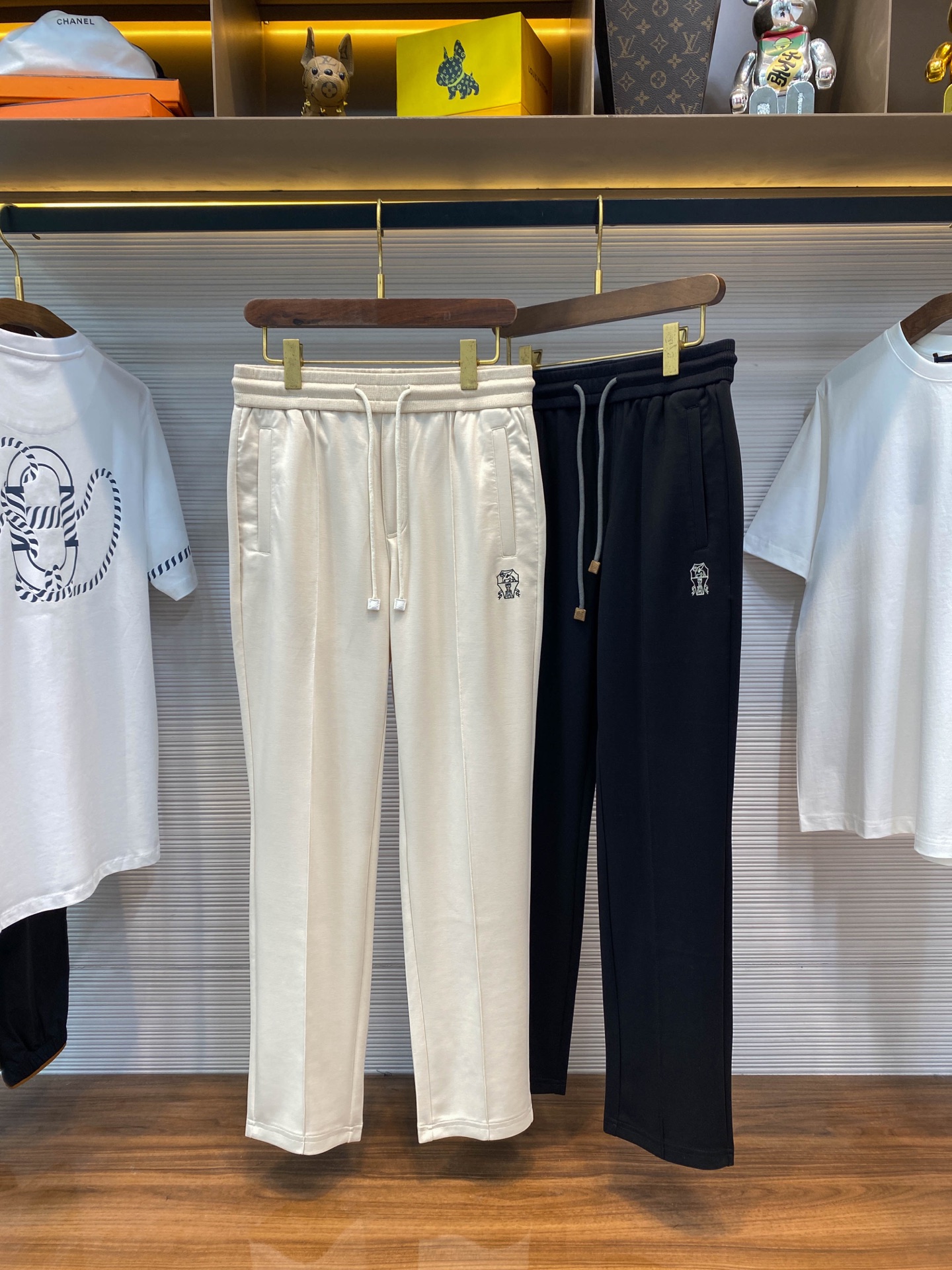 NO:450707,【BC25SS spring and summer new super soft cotton drawstring casual pants, classic badge embroidered three-dimensional middle stitching straight casual pants for men!  Trading companies have sparse channels and are on sale on the leading official website!  A masterpiece of pants specially designed for you who value extreme comfort and fashion. From material selection to design, every detail reveals extraordinary taste and ingenuity!   This pants are made of custom-made ultra-light and light cotton fabrics. After special processing, they not only have the ultimate skin-friendly touch like baby's skin, but also make people feel gentle when they are worn and unwilling to take them off!  It also has excellent comfort and breathability. Even in the hot summer, it can keep the skin dry and breathe freely, allowing you to enjoy a free and unrestrained wearing experience!  And its excellent drape makes the trousers naturally droop, smooth and elegant, showing an unintentional sense of high-end!  The classic badge embroidery on the front is undoubtedly the finishing touch. The exquisite needlework outlines a unique pattern, which not only demonstrates the exquisite craftsmanship, but also gives the trousers a unique cultural charm and fashion atmosphere!  The drawstring elastic waist design not only ensures the convenience of wearing, but also allows you to freely adjust the tightness according to your personal waist circumference, enjoying the unrestrained wearing experience!  The casual straight-fitting style cut not only retains the cleverness and three-dimensionality of the trousers, but also has a casual and comfortable look!  The design of the stitching in the trouser legs cleverly modify the leg lines, making the legs look longer and straighter. Whether paired with sports shoes or casual leather shoes, it can easily create a fashionable and three-dimensional styling effect!  Black/khaki, two colors into it!  Size 48-56 Size 48 Waist circumference 76/82cm - Hips circumference 100cm - Front 31cm - Thigh circumference 62cm - Trouser length 103cm - Trouser legs 39cm 50 Waist circumference 80/86cm - Hips circumference 104cm - Front 32cm - Thigh circumference 63cm - Trouser length 104cm - Trouser legs 40cm 52 Waist circumference 84/90cm - Hips circumference 108cm - Front 32cm - Thigh circumference 64cm - Trouser length 105cm - Trouser legs 41cm 54 Waist circumference 88/94cm - Hips circumference 112cm - Front 33cm - Thigh circumference 66cm - Trouser length 106cm - Trouser legs 42cm  56 size waist circumference 92/98cm - hip circumference 116cm - front gear 33cm - thigh circumference 68cm - trouser length 107cm - trouser legs 43cm recommended size (standard version) Height 174-140 catties, it is suitable to try on 50 sizes!  A boy can choose 48 digits within 130 catties, 50 digits for 130-143 catties, 52 digits for 143-156 catties, 54 digits for 156-172 catties, and 56 digits for 172-188 catties!  ,,sneakers,alexander wang19860909【BC25SS春夏新款超轻柔棉质抽绳休闲裤,男士经典徽章刺绣立体中缝线直筒休闲长裤！贸易公司渠道稀出,领先官网发售！一款专为追求极致舒适与时尚并重的你精心打造的裤装杰作,从选材到设计,每一个细节都透露着不凡的品味与匠心独运！  该裤装采用客供定制超轻柔轻薄纯棉面料,经过特殊工艺处理,不仅拥有如婴儿肌肤般极致亲肤的触感,让人一穿上便仿佛被温柔包裹,不愿脱下！更兼具了出色的舒适性与透气性,即便是炎炎夏日,也能保持肌肤的干爽与自由呼吸,让你尽享自在无拘的穿着体验！而其优良的垂坠感,则让裤装自然垂落,流畅而优雅,展现出一种不经意的高级感！ 前幅的经典徽章刺绣无疑是点睛之笔,以精细的针法,勾勒出独特的图案,不仅彰显了精湛的工艺水平,更赋予了裤装独特的文化韵味与时尚气息！抽绳松紧裤腰设计,既保证了穿着的便捷性,又能够根据个人腰围自由调节松紧度,享受无拘无束的穿着感受！休闲直筒版型剪裁方式,既保留了裤装的挺括与立体感,又不失随性与自在！而裤腿中缝线的设计,则巧妙地修饰了腿部线条,让腿部看起来更加修长笔直,无论是搭配运动鞋还是休闲皮鞋,都能轻松营造出时尚又立体的造型效果！黑色/卡其,两色入！尺码48-56 48码腰围76/82cm-臀围100cm-前档31cm-大腿围62cm-裤长103cm-裤脚39cm 50码腰围80/86cm-臀围104cm-前档32cm-大腿围63cm-裤长104cm-裤脚40cm 52码腰围84/90cm-臀围108cm-前档32cm-大腿围64cm-裤长105cm-裤脚41cm 54码腰围88/94cm-臀围112cm-前档33cm-大腿围66cm-裤长106cm-裤脚42cm 56码腰围92/98cm-臀围116cm-前档33cm-大腿围68cm-裤长107cm-裤脚43cm 尺码推荐（标准版型） 身高174-140斤,试穿50码合适！ 男生体重130斤以内选择48码,130-143斤选择50码,143-156斤选择52码,156-172斤选择54码,172-188斤选择56码！,,sneakers,alexander wang,Men's clothing