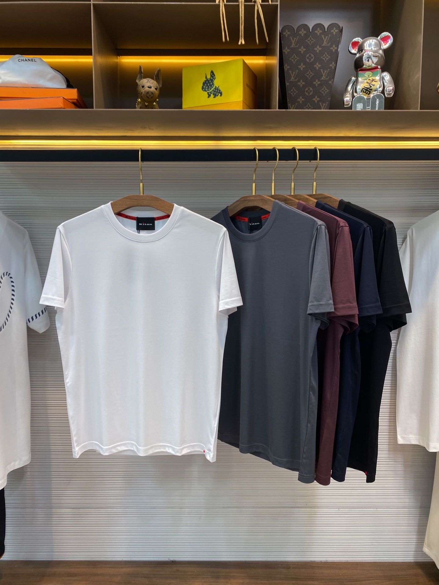 NO:450728,【KITON25SS spring and summer new double-sided mercerized cotton round neck short Tee, men's red polka dot embroidered basic casual short-sleeved T-shirt!  Trading companies have sparse channels and are released on the official website at the same time!  Kiton's new red dot element T-shirt, a fashionable item that combines exquisite craftsmanship and high-end materials. Every detail reveals extraordinary taste and ingenious design concept!   This T-shirt is made of imported double-sided mercerized cotton cloth. After special processing, it not only has the ultimate skin-friendly feeling, but also has the smooth and delicate touch like the second layer of skin. In the hot summer, it shows excellent comfort and breathability, and can keep the body dry even under high temperatures, making people feel cool!  In addition, the natural drape of the mercerized cotton cloth makes the entire T-shirt show smooth and elegant lines when worn. Whether it is standing statically or walking dynamically, it can demonstrate the wearer's extraordinary temperament!  The highlight of the design lies in the unique red dot embroidery on the hem. This design inspiration is cleverly derived from the brand's own letter elements. After artistic refinement and reconstruction, the red dots are positioned just right, neither too ostentatious nor without losing their personal expression, as if it is a subtle tribute to the brand spirit!  The classic embroidery logo on the back is a direct reflection of the brand’s identity!  The style design follows the basic straight-tire tailoring, which not only retains the casualness of the T-shirt, but also takes into account the slim effect. Whether it is matched with casual pants or dress pants, it can easily control a variety of occasions, showing the wearer's calm attitude towards life and elegant taste!  Black/white/grey/roy blue/Angora red, five colors into it!  Size 48-56 Size 48-shoulder width 44cm-bust 100cm-length 66cm Size 50-shoulder width 45cm-bust 104cm-length 67cm Size 52-shoulder width 46cm-bust 108cm-length 69cm Size 54-shoulder width 47cm-bust 112cm-length 71cm Size 56-shoulder width 48cm-bust 116cm-length 73cm Size recommended (standard version) Height 174-140 catties, try on 50 sizes suitable!  A boy can choose 48 digits within 130 catties, a 50 digit for 130-142 catties, a 52 digit for 142-154 catties, a 52 digit for 154-166 catties, a 54 digit for 166-kg, a 56 digit for 166-catties!  ,T-shirt,tees,t-shirt,alexander wang19860909【KITON25SS春夏新款双面丝光棉布圆领短Tee,男士红色圆点刺绣基础休闲短袖T恤衫！贸易公司渠道稀出,同步官网发售！Kiton全新红点元素T恤,一件集精致工艺与高端材质于一身的时尚单品,其每一处细节都透露着不凡的品味与匠心独运的设计理念！  这款T恤采用客供进口双面丝光棉布,经过特殊工艺处理,不仅拥有极致的亲肤感受,触感如同第二层肌肤般爽滑细腻,而且在炎炎夏日里,它展现出了卓越的舒适透气性能,即便是在高温下也能保持身体的干爽,让人倍感清凉！此外丝光棉布的自然垂坠感,使得整件T恤在穿着时呈现出流畅优雅的线条,无论是静态站立还是动态行走,都能彰显穿着者的不凡气质！ 设计亮点在于其下摆那独特的红色圆点刺绣,这一设计灵感巧妙地源自品牌自身的字母元素,经过艺术化的提炼与重构,红点的位置恰到好处,既不过分张扬,又不失个性表达,仿佛是对品牌精神的微妙致敬！而后幅的经典刺绣Logo,则是品牌身份的直接体现！版型设计上遵循了基础直筒剪裁,既保留了T恤的休闲随性,又兼顾了修身效果,无论是搭配休闲裤还是正装裤,都能轻松驾驭多种场合,展现出穿着者从容不迫的生活态度与高雅品味！黑色/白色/灰色/宝蓝色/安哥拉红,五色入！尺码48-56 48码肩宽44cm-胸围100cm-衣长66cm 50码肩宽45cm-胸围104cm-衣长67cm 52码肩宽46cm-胸围108cm-衣长69cm 54码肩宽47cm-胸围112cm-衣长71cm 56码肩宽48cm-胸围116cm-衣长73cm 尺码推荐（标准版型） 身高174-140斤,试穿50码合适！ 男生体重130斤以内选择48码,130-142斤选择50码,142-154斤选择52码,154-166斤选择54码,166-斤选择56码！,,T-shirt,tees，t-shirt,alexander wang,Men's clothing