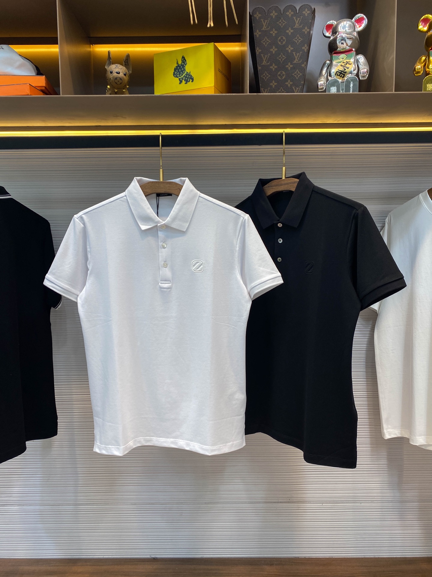 NO:450717,【-EZ25SS spring and summer new mesh floor cotton lapel short Tee, men's three-dimensional relief Z-shaped badge business casual short-sleeved Polo shirt!  Trading companies have sparse channels and are on sale on the leading official website!  Z Home Classic Series Recommended, it can not only meet your daily wear needs, but also make you stand out from the crowd and become the focus of everyone’s attention!  This Polo shirt is made of customized mesh floor cotton fabric for customer, with a silky and delicate feel, and has excellent sweating and breathable performance. Whether in hot summer or dry autumn and winter, it can keep you comfortable!  The Z-shaped logo embossed badge on the chest is full and three-dimensional, showing a low-key and luxurious aura. This is not only a symbol of fashion, but also a reflection of taste!  The placket is made of customized natural mother-skin buckles, and the inner is smooth and exquisite car line skills. All the details are carefully crafted and cannot be picked!  Basic regular style cut, suitable for people of all sizes to wear, whether in business or leisure time, you can easily control it!  Paired with a pair of simple pants or fashionable jeans, you can show your personal charm and unique style!  Black/white, two colors into it!  Size M-3XL M size shoulder width 45cm-bust 102cm-cloth 70cm L size shoulder width 46cm-bust 106cm-cloth 71cm XL size shoulder width 47cm-bust 110cm-cloth 72cm XXL size shoulder width 48cm-bust 114cm-cloth 73cm 3XL size shoulder width 49cm-bust 118cm-cloth 74cm Size recommendation (standard version) Height 174-140 catties, try on L size appropriate!  A boy can choose M code within 130 catties, a L code for 130-143 catties, a XL code for 143-156 catties, a XXL code for 156-catties, a XXL code for 156-kg, a 3XL code for -185 catties!  , jeans, T-shirt,alexander wang19860909【-EZ25SS春夏新款网眼珠地棉布翻领短Tee,男士立体浮雕Z字徽章商务休闲短袖Polo衫！贸易公司渠道稀出,领先官网发售！Z家经典系列推荐,它不仅能满足您日常穿着的需求,更能让您在人群中脱颖而出,成为众人瞩目的焦点！ 这款Polo衫采用客供定制网眼珠地棉布面料,手感丝滑细腻,具有绝佳的排汗透气性能,无论是在炎炎夏日还是干燥秋冬,都能让您保持舒适的体感！胸前的Z字标识浮雕徽章,质感饱满立体,展现低调奢华的气场,这不仅是一种时尚的象征,更是一种品味的体现！门襟处则采用了定制天然母贝扣,内里平顺精湛的车线技艺,细节之处无一不是精心打造,无法挑剔！基础常规版型裁剪,适合各种体型的人群穿着,无论是商务场合还是休闲时光,都能轻松驾驭！搭配上一条简约的裤子或是时尚的牛仔裤,都能展现出您的个人魅力和独特风格！黑色/白色,两色入！尺码M-3XL M码肩宽45cm-胸围102cm-衣长70cm L码肩宽46cm-胸围106cm-衣长71cm XL码肩宽47cm-胸围110cm-衣长72cm XXL码肩宽48cm-胸围114cm-衣长73cm 3XL码肩宽49cm-胸围118cm-衣长74cm 尺码推荐（标准版型） 身高174-140斤,试穿L码合适！ 男生体重130斤以内选择M码,130-143斤选择L码,143-156斤选择XL码,156-斤选择XXL码,-185斤选择3XL码！,,jeans,T-shirt,alexander wang,Men's clothing