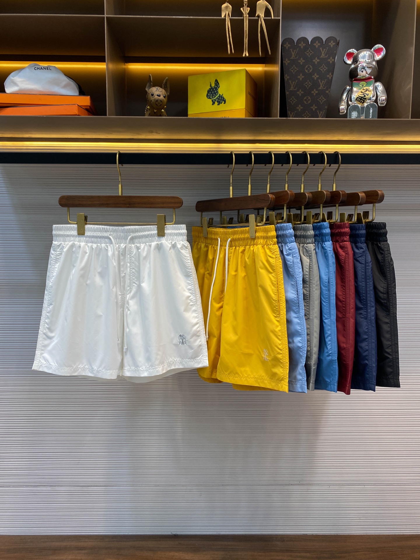 NO:450730,BC25SS spring and summer new lightweight woven fabric drawstring shorts, classic badge embroidered fashionable casual beach shorts for men!  Trading companies have sparse channels and are released on the official website at the same time!  BC's new summer cool beach shorts, as a must-have item for summer that values ​​both fashion and comfort, every detail reveals extraordinary taste and ingenuity!   This shorts are made of a light woven fabric imported from customers. It is not only light in texture, but also has a very smooth touch, as if the summer breeze blows across the skin, bringing an indescribable coolness and comfort!  Under the sunlight, the fabric still has a faint luster, showing a low-key and luxurious texture!  In order to further improve the wearing experience, the designer cleverly added a mesh lining design inside. This delicate lining is like countless tiny vents, effectively promoting air circulation. Even in the hot summer, it can ensure that the skin on the legs remains dry and stay away from stuffy and damp, making people feel tired even if they wear it for a long time, and enjoy freedom and comfort!  The classic badge embroidery on the legs of the trouser has become the finishing touch. The badge pattern is exquisite and full of historical sense. Every stitch and thread contains a fusion of tribute to tradition and innovation!  They not only add a bit of retro charm to the shorts, but also inadvertently reveal the wearer's unique sense of luxury identity, which is unforgettable at a glance!  The drawstring elastic waist design not only ensures freedom and flexibility when wearing, but also takes into account the fashionable beauty!  Whether paired with a simple T-shirt or an elegant shirt, you can easily control it and show different styles and charm!  Black/white/red/gray/dark blue/light blue/sky blue/yellow, eight colors into it!  Size M-3XL M size waist 76/82cm-hip circumference 112cm-front 30cm-thigh circumference 68cm-thigh length 41cm L size waist 80/86cm-hip circumference 115cm-front 31cm-thigh circumference 70cm-thigh length 42cm XL size waist 84/90cm-hip circumference 118cm-front 32cm-thigh circumference 72cm-thigh length 43cm XXL size waist 88/96cm-thigh circumference 122cm-front 33cm-thigh circumference 74cm-thigh length 44cm 3XL size waist 92/98cm-thigh circumference 126cm-front 34cm-thigh circumference 76cm-thigh length 45cm Size recommendation (standard version)  Height is 174-catties, it is suitable to try on the L size!  A boy can choose M code within 130 catties, a L code for 130-143 catties, a XL code for 143-156 catties, a XXL code for 156-172 catties, and a 3XL code for 172-188 catties!  .., shorts,shirts,tees,t-shirt,alexander wang19860909BC25SS春夏新款轻薄梭织面料抽绳短裤,男士经典徽章刺绣时尚休闲沙滩短裤！贸易公司渠道稀出,同步官网发售！BC全新夏日清凉沙滩短裤,作为时尚与舒适并重的夏日必备单品,其每一处细节都透露着不凡的品味与匠心独运！  这款短裤采用的是客供进口的轻薄梭织面料,不仅质地轻盈如羽,触感更是丝滑无比,仿佛夏日微风轻拂过肌肤,带来一抹难以言喻的清凉与惬意！在阳光的照耀下,面料还隐约泛着淡淡的光泽,展现出一种低调而奢华的质感！为了进一步提升穿着体验,设计师巧妙地在内里加入了网眼内衬设计,这层细腻的内衬如同无数个微小的通风口,有效促进了空气流通,即便是炎炎夏日,也能确保腿部肌肤保持干爽,远离闷热与潮湿,让人即便长时间穿着也不感腻身,尽享自在与舒适！ 裤腿处经典徽章刺绣成为了点睛之笔,徽章图案精致而富有历史感,每一针每一线都蕴含着对传统的致敬与创新的融合！它们不仅为短裤增添了几分复古韵味,更在不经意间透露出穿着者独特的奢华身份感,让人一眼难忘！抽绳松紧裤腰设计,既保证了穿着时的自由度与灵活性,又兼顾了时尚美感！无论是搭配简约T恤,还是优雅衬衫,都能轻松驾驭,展现出不同的风格魅力！黑色/白色/红色/灰色/深蓝/浅蓝/天蓝/黄色,八色入！尺码M-3XL M码腰围76/82cm-臀围112cm-前档30cm-大腿围68cm-裤长41cm L码腰围80/86cm-臀围115cm-前档31cm-大腿围70cm-裤长42cm XL码腰围84/90cm-臀围118cm-前档32cm-大腿围72cm-裤长43cm XXL码腰围88/96cm-臀围122cm-前档33cm-大腿围74cm-裤长44cm 3XL码腰围92/98cm-臀围126cm-前档34cm-大腿围76cm-裤长45cm 尺码推荐（标准版型） 身高174-斤,试穿L码合适！ 男生体重130斤以内选择M码,130-143斤选择L码,143-156斤选择XL码,156-172斤选择XXL码,172-188斤选择3XL码！..,,shorts,shirts,tees，t-shirt,alexander wang,Men's clothing