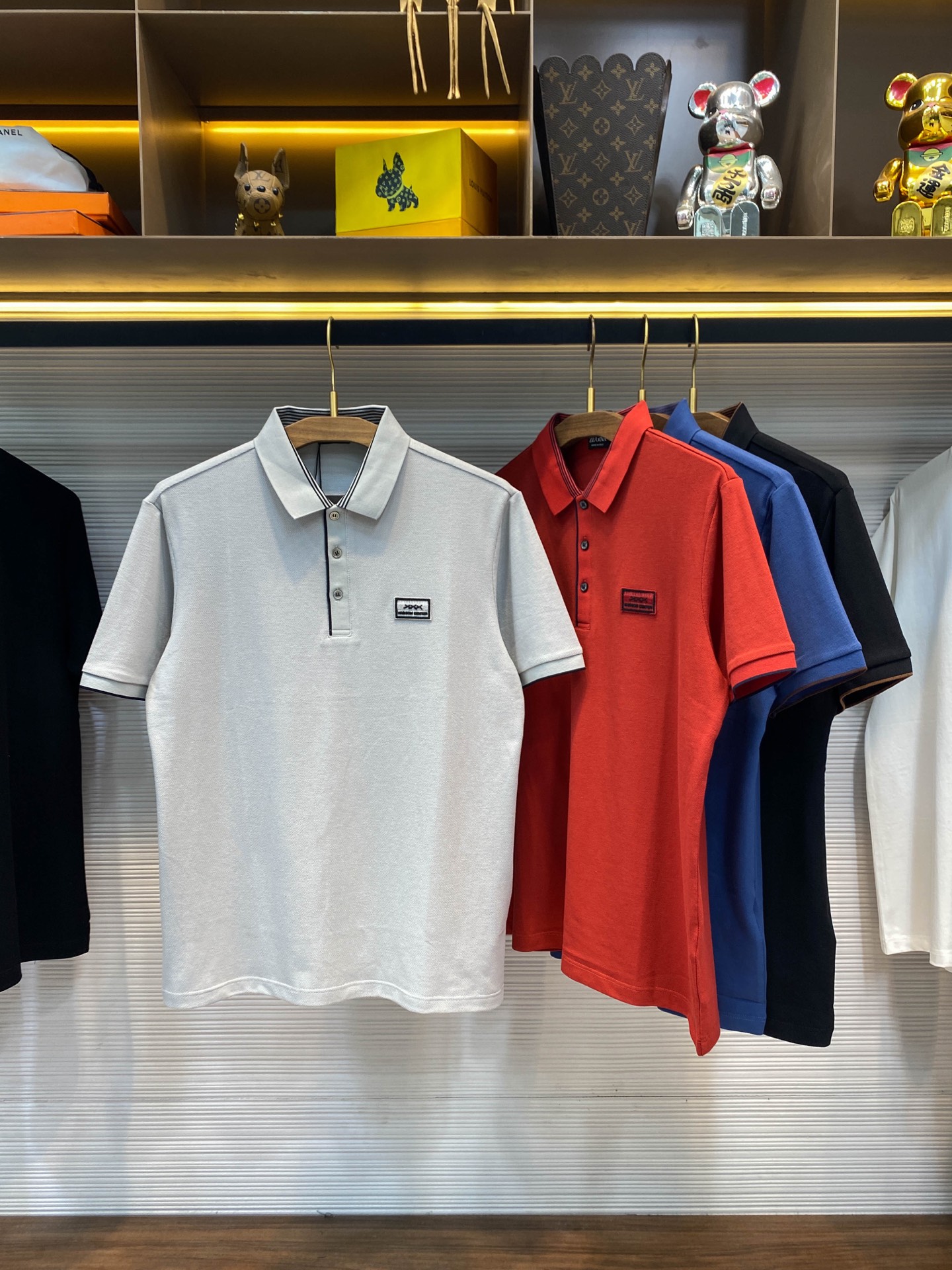 NO:471909,【-EZ25SS spring and summer new mesh floor cotton casual lapel short Tee, men's classic XXX square badge embroidery patch decoration business casual short-sleeved Polo shirt!  Trading companies have sparse channels and are on sale on the leading official website!  Zjia’s 25-year new series is dedicated to it, cleverly matching with various modern colors and eye-catching badges to create a fashionable Polo shirt, easily improving your daily look!  This Polo shirt is made of high-quality mesh floor cotton cloth. The surface of the cloth is sparse and porous, like a honeycomb. It is more breathable, dry and washable than ordinary knitted cloth, and has a soft feel. Even in the hot summer days, it can give us a gentle touch and comfortable enjoyment!  The XXX square badge embroidery patches are renovated on the front of the clothes and chest, which is extended again on the brand's classic XXX series, adhering to the low-key and luxurious design style, revealing the charm and tone of the brand!  The collar and cuffs are decorated with red stripes, and the black and red contrasting effect is full of sports atmosphere. You can switch at will in the business and leisure room!  The basic casual style and tailoring design, the inner line is smooth and even, and the quality and upper body style are excellent!  Such a rare and exquisite style, men, please seize the opportunity!  Black/red/elegant blue/grey, four colors into it!  Size M-3XL M size shoulder width 47cm-bust 106cm-cloth 72cm L size shoulder width 48cm-bust 110cm-cloth 73cm XL size shoulder width 49cm-bust 114cm-cloth 74cm XXL size shoulder width 50cm-bust 118cm-cloth 76cm 3XL size shoulder width 51cm-bust 122cm-cloth length 78cm Size recommended (standard version) Height 174-140 catties, try on L size appropriate!  A boy can choose M code within 135 catties, 135-catties, 135-kg, 165-catties, XL code for XXL code for 165-180 kg, and 180-195 catties, 3XL code for 1XL code for 180-195 catties!  .,,T-shirt,alexander wang19860909【-EZ25SS春夏新款网眼珠地棉布休闲翻领短Tee,男士经典XXX方形徽章刺绣贴饰商务休闲短袖Polo衫！贸易公司渠道稀出,领先官网发售！Z家25年全新系列奉献,巧妙搭配各种现代色彩和醒目徽章,打造时尚Polo衫,轻松提升您的日常造型！ 此款Polo衫精选优质网眼珠地棉布制成,布表面呈疏孔状,有如蜂巢,比普通针织布更透气、干爽及更耐洗,手感柔软,即使在酷暑难当之日,它都能给予我们温柔的触感、舒适的享受！衣身胸前焕新XXX方形徽章刺绣贴饰,在品牌经典XXX系列上再度延伸,秉承着低调奢华的设计风格,将品牌魅力与调性展露无遗！领口、袖口红色条纹嵌花罗纹拼接,黑红撞色效果充满着十足的运动气息,可在商务休闲间任意切换！基础休闲的版型剪裁设计,内里车线平顺均匀,品相与上身款型感都极佳！如此稀缺的臻品款式,各位男士请自行把握好机会！黑色/红色/雅蓝/灰色,四色入！尺码M-3XL M码肩宽47cm-胸围106cm-衣长72cm L码肩宽48cm-胸围110cm-衣长73cm XL码肩宽49cm-胸围114cm-衣长74cm XXL码肩宽50cm-胸围118cm-衣长76cm 3XL码肩宽51cm-胸围122cm-衣长78cm 尺码推荐（标准版型） 身高174-140斤,试穿L码合适！ 男生体重135斤以内选择M码,135-斤选择L码,-165斤选择XL码,165-180斤选择XXL码,180-195斤选择3XL码！.,,T-shirt,alexander wang,Men's clothing