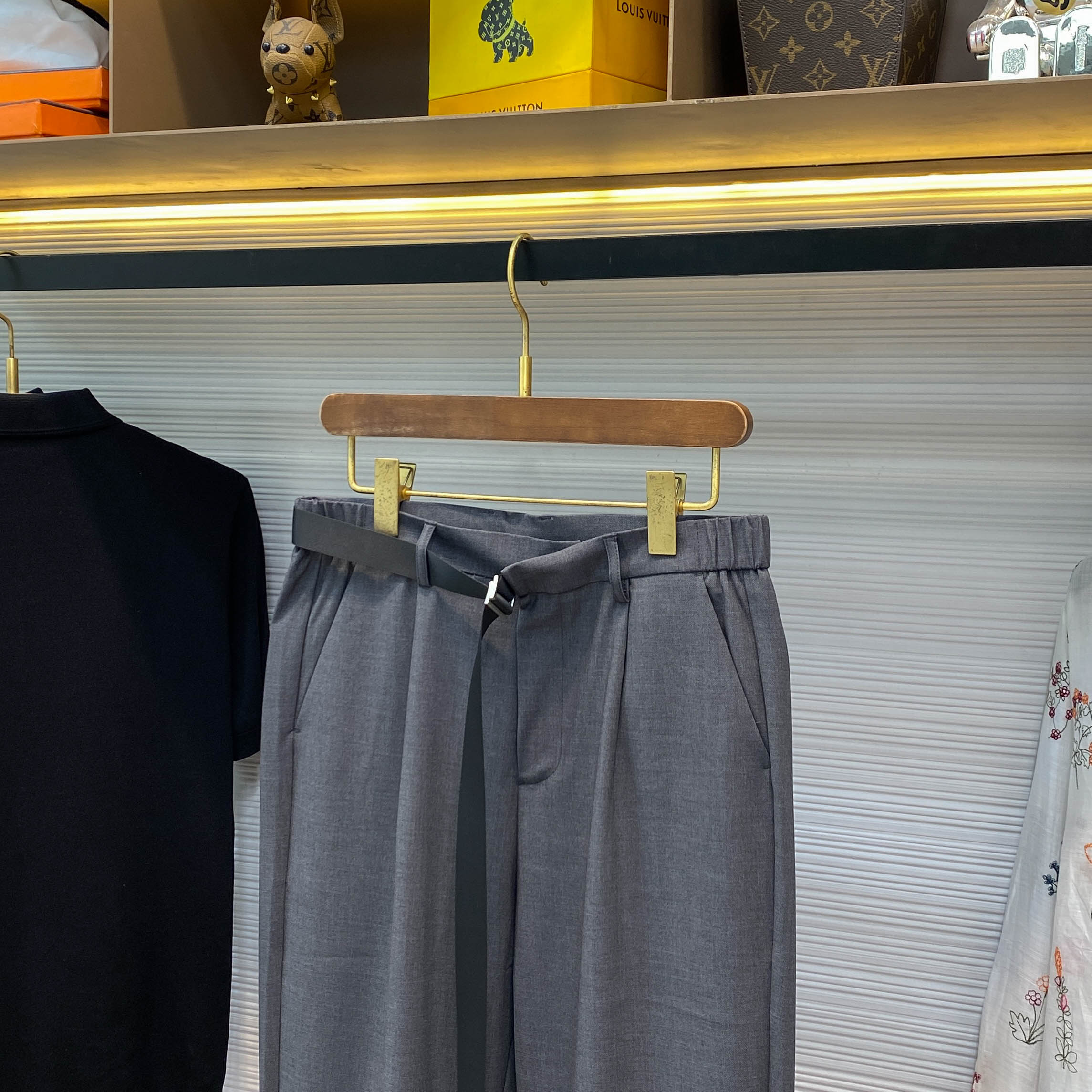 P924-MM6 25SS Grey Ricin Belts: Fashionable & Comfortable Male Pants with Unique Design - 图片 3