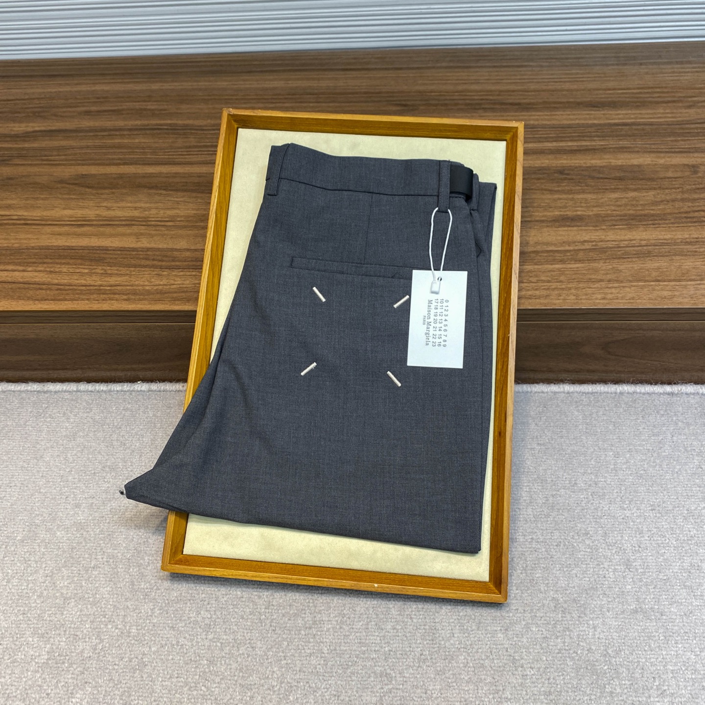 P924-MM6 25SS Grey Ricin Belts: Fashionable & Comfortable Male Pants with Unique Design - 图片 8