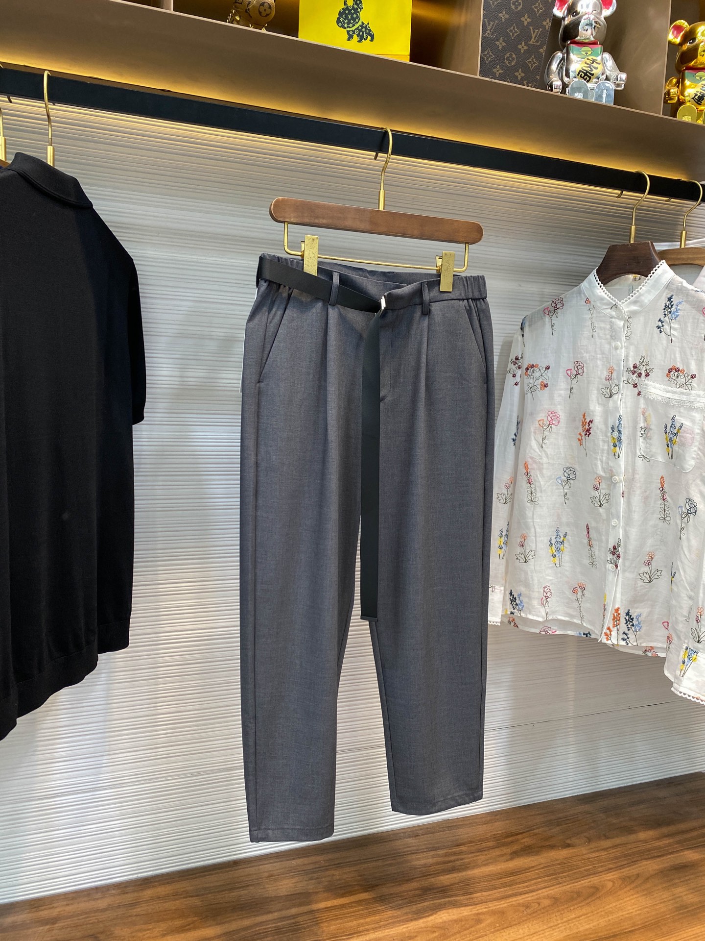 P924-MM6 25SS Grey Ricin Belts: Fashionable & Comfortable Male Pants with Unique Design - 图片 2