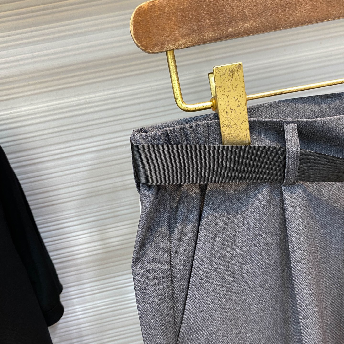 P924-MM6 25SS Grey Ricin Belts: Fashionable & Comfortable Male Pants with Unique Design - 图片 4