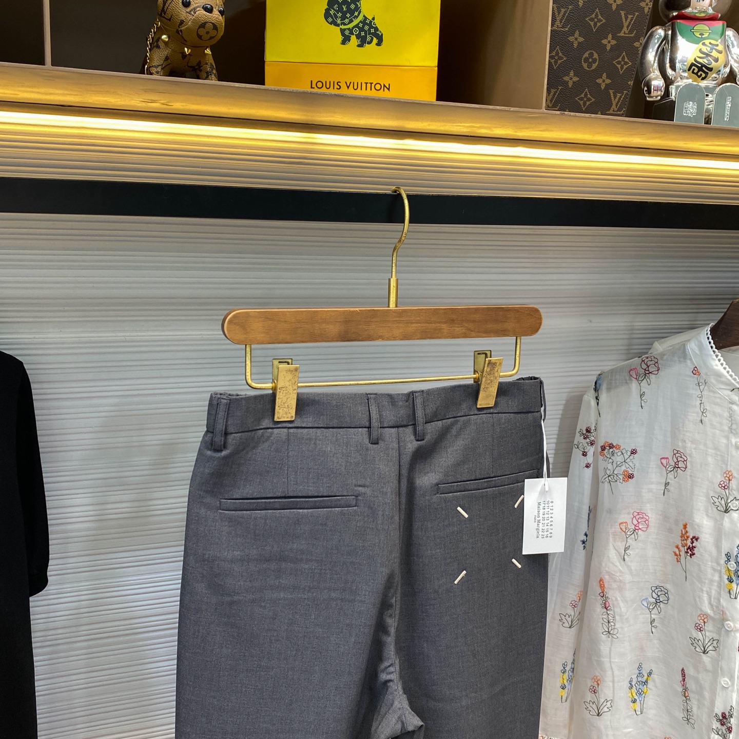P924-MM6 25SS Grey Ricin Belts: Fashionable & Comfortable Male Pants with Unique Design - 图片 7