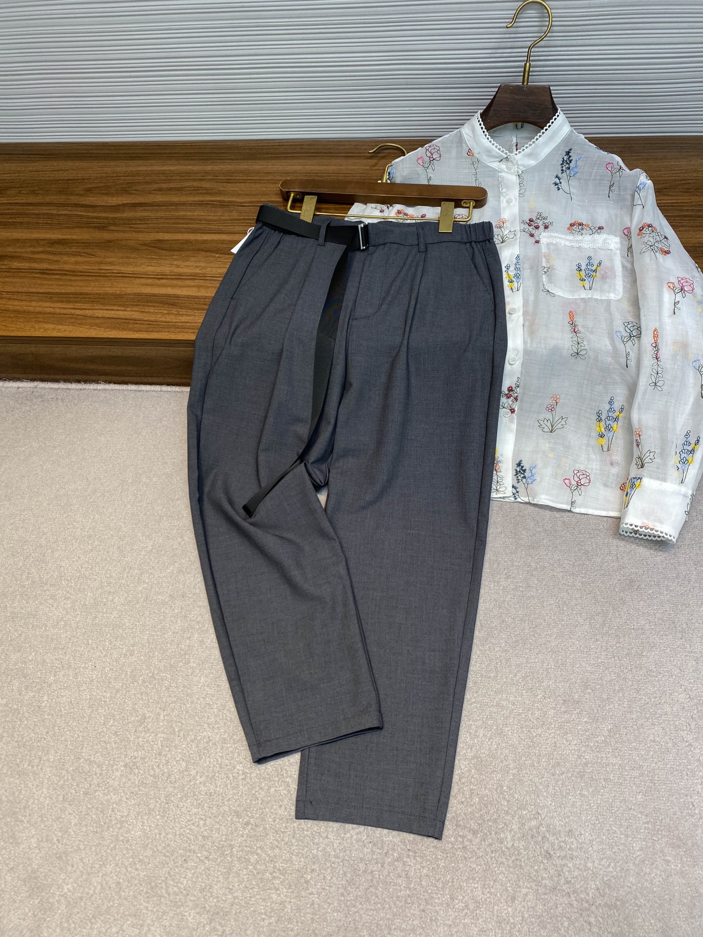 P924-MM6 25SS Grey Ricin Belts: Fashionable & Comfortable Male Pants with Unique Design - 图片 9