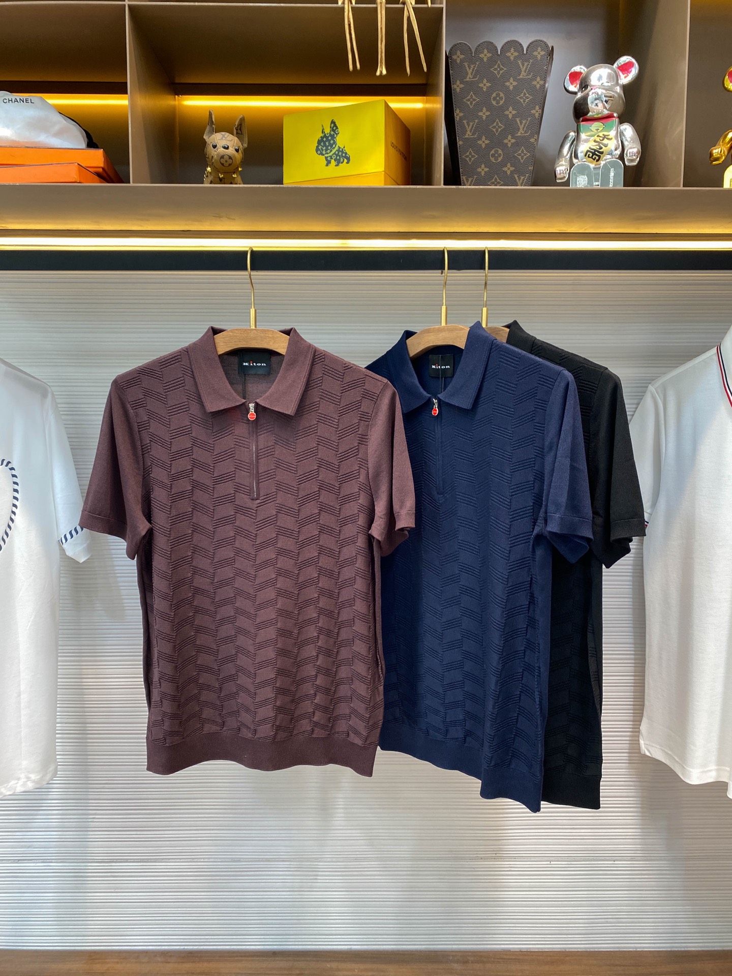 NO:471920,【KITON25SS Spring and Summer New Technology Fiber Blending Knitted Lapel Short Tee, Men's Red Label Zippered Placket Diagonal Stripe Inlay Knitted Short Sleeve Polo Shirt!  Trading companies have sparse channels and are on sale on the leading official website!  KITON's new knitted Polo shirt, as a model of both fashion and function, reveals extraordinary taste and exquisite craftsmanship in every detail!  This Polo shirt uses a specially customized technology fiber blended knitted fabric. It not only combines high-tech elements to ensure the durability and comfort of the clothes, but also makes the clothes softer and more delicate in the touch, skin-friendly and breathable!  The front design is ingenious and uses imported high-end weaving technology to carefully create a staggered oblique striped inlay texture, which not only greatly improves the breathability and sweating performance of the clothes, allowing the wearer to stay dry and comfortable in the hot summer, but also creates a three-dimensional effect visually, making the whole Polo shirt look more fashionable and high-end!  There is no compromise on the design of the placket. The classic red logo zipper is used as the opening and closing method. This bright red not only adds a bright color to the whole piece of clothing, enhances the overall visual impact, but also serves as a unique brand logo, demonstrating KITON's ultimate pursuit of details and the high recognition of the brand!  The basic and classic lapel design in terms of style, this style is well-tailed, which not only retains the formality required for business occasions, but also has the ease and comfort of leisure life!  Whether you are attending important meetings with formal wear or enjoying weekends with casual pants, you can easily control them and show the wearer's unique style and temperament!  Black/Blue/Scenery coffee, three colors into it!  Size 48-56 Size 48 shoulder width 42cm-bust 98cm-length 67cm Size 50 shoulder width 43cm-bust 102cm-length 68cm Size 52 shoulder width 44cm-bust 106cm-length 69cm Size 54 shoulder width 45cm-bust 110cm-length 71cm Size 56 shoulder width 46cm-bust 114cm-length 73cm Size recommended (standard version) Height 174-140 catties, try on 50 sizes appropriate!  A boy can choose 48 digits within 128 catties, a 50 digit for 128-140 catties, a 52 digit for 140-152 catties, a 52 digit for 152-164 catties, a 54 digit for 164-178 catties!  .,,T-shirt,alexander wang19860909【KITON25SS春夏新款科技纤维混纺针织翻领短Tee,男士红标拉链门襟斜条纹嵌花针织短袖Polo衫！贸易公司渠道稀出,领先官网发售！KITON新款针织Polo衫,作为时尚与功能并重的典范之作,其每一处细节都透露着不凡的品味与精湛的工艺！ 这款Polo衫采用特别定制的科技纤维混纺针织面料,不仅融合了高科技元素,确保了衣物的耐用性和舒适度,还通过特殊的混纺技术,使得衣物在触感上更加柔软细腻,亲肤透气！前幅设计匠心独运,采用了进口的高端机织工艺,精心打造出错落有致的斜条纹嵌花纹理,不仅极大地提升了衣物的透气性和排汗性能,使得穿着者在炎炎夏日也能保持干爽舒适,更在视觉上营造出一种层次分明的立体效果,让整件Polo衫看起来更加时髦且富有高级感！ 在门襟的设计上同样没有妥协,选用了经典的红色标识拉链作为开合方式,这抹鲜艳的红色不仅为整件衣物增添了一抹亮色,提升了整体的视觉冲击力,更作为品牌独特的标识,彰显了KITON对于细节的极致追求和品牌的高度辨识度！版型方面基础而经典的翻领设计,这种版型裁剪得体,既保留了商务场合所需的正式感,又不失休闲生活的轻松惬意！无论是搭配正装出席重要会议,还是搭配休闲裤享受周末时光,都能轻松驾驭,展现出穿着者独有的风采与气质！黑色/上青/景咖啡,三色入！尺码48-56 48码肩宽42cm-胸围98cm-衣长67cm  50码肩宽43cm-胸围102cm-衣长68cm  52码肩宽44cm-胸围106cm-衣长69cm  54码肩宽45cm-胸围110cm-衣长71cm  56码肩宽46cm-胸围114cm-衣长73cm 尺码推荐（标准版型） 身高174-140斤,试穿50码合适！ 男生体重128斤以内选择48码,128-140斤选择50码,140-152斤选择52码,152-164斤选择54码,164-178斤选择56码！ .,,T-shirt,alexander wang,Men's clothing