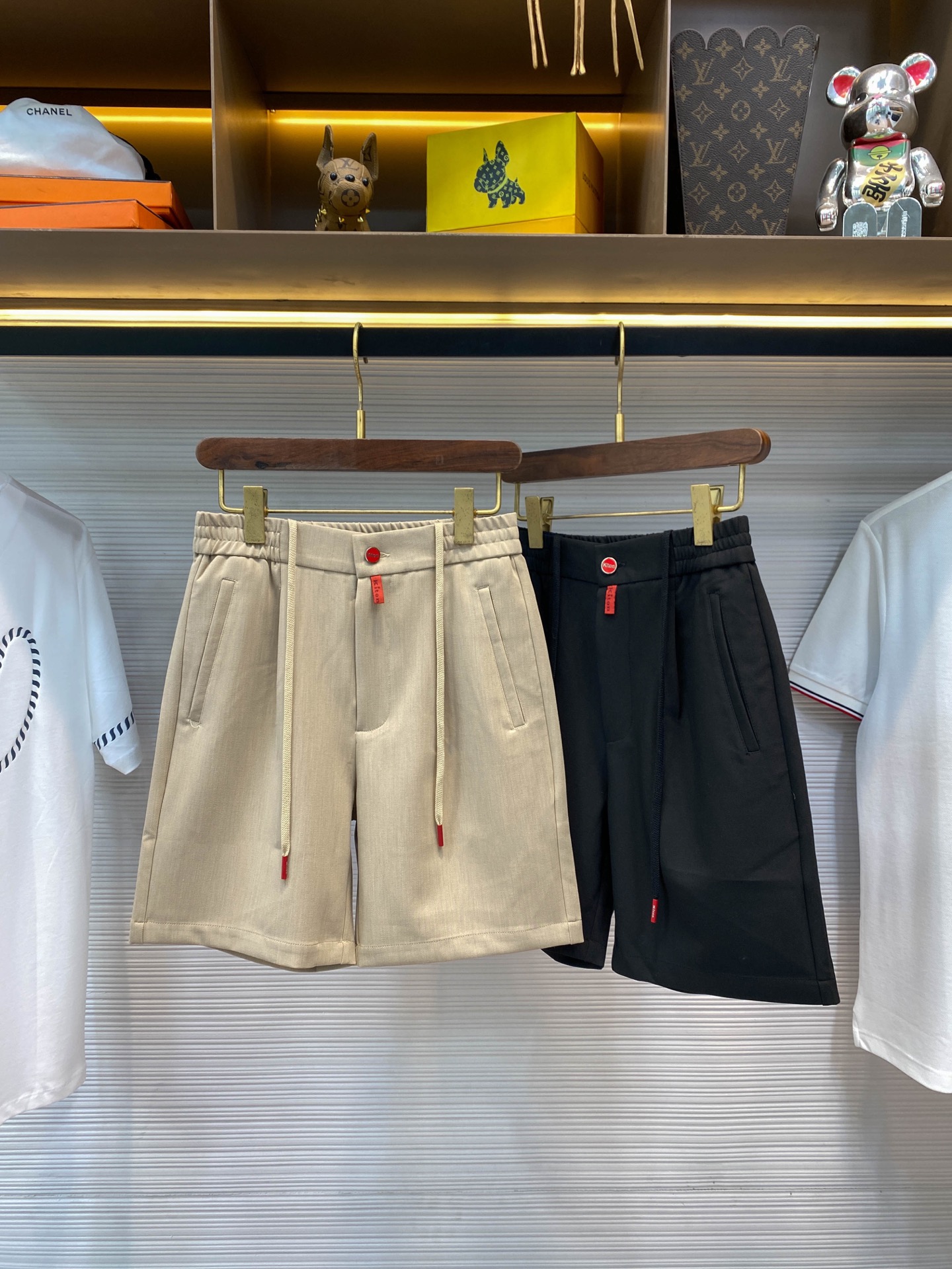 NO:446123,KITON25SS spring and summer new imported cotton and linen drawstring shorts, classic red label decorative fashionable casual shorts for men!  Trading companies have sparse channels and are on sale on the leading official website!  KITON's new popular summer items are dedicated. It abandons cumbersome tailoring and complex lines, and outlines the overall outline with simple and smooth lines. No matter how you match it, you can easily create a casual and stylish casual style!  The fabric is made of carefully selected imported cotton and linen materials. It is not only breathable but also has a soft texture. It is skin-friendly and comfortable to wear, and can keep it refreshing even in the hot summer!  The red label on the placket of the shorts is quietly embellished, and it is like the finishing touch, making the whole pants instantly fashionable and recognizable!  The red buttons and red hanging bells on the shorts are carefully carved with KITON's brand logo. These hardware accessories shine brightly under the sunlight, demonstrating the brand's ultimate pursuit of details and exquisite craftsmanship!  In terms of waist design, these shorts have also put a lot of effort into it!  The elastic and elastic design on both sides of the waist makes the pants close to the waist curve, and it can be easily controlled whether it is a thin or a strong figure!  At the same time, the built-in drawstring adjustment design is extremely considerate. Just a light pull can be adjusted freely according to the size of your personal waist, ensuring the best comfort when wearing!  Black/khaki, two colors into it!  Size M-3XL M size waist 68/74cm-hip circumference 98cm-front 33cm-thigh circumference 62cm-thigh length 48cm L size waist 72/78cm-hip circumference 102cm-front 34cm-thigh circumference 64cm-thigh length 49cm XL size waist 76/82cm-thigh circumference 106cm-front 35cm-thigh circumference 66cm-thigh length 50cm XXL size waist 80/86cm-thigh circumference 110cm-front 36cm-thigh circumference 68cm-thigh length 51cm 3XL size waist 84/90cm-thigh circumference 114cm-front 36cm-thigh circumference 70cm-thigh length 52cm Size recommendation (standard version)  Height is 174-catties, it is suitable to try on the L size!  Boys weigh less than 128 catties and choose M code, 128-catties and choose L code, -152 catties and choose XL code, 152-164 catties and choose XXL code, 164-178 catties and 3XL code!  ,,shorts,alexander wang19860909KITON25SS春夏新款进口棉麻抽绳短裤,男士经典红色标签装饰时尚休闲短裤五分裤！贸易公司渠道稀出,领先官网发售！KITON夏日全新热门单品奉献,它摒弃了繁琐的剪裁和复杂的线条,以简约流畅的线条勾勒出整体的轮廓,无论怎样搭配都能轻松打造出随性而不失格调的休闲风格！ 其面料采用了精心挑选的客供进口棉麻材质,不仅透气性好而且质感柔软,穿着起来亲肤又舒适,即便是炎炎夏日也能保持清爽！短裤的门襟处红色标签悄然点缀,它如同画龙点睛之笔,让整条裤子瞬间变得时髦且富有辨识度！短裤上的红色纽扣与绳头红色吊钟,每一处都精心雕刻着KITON的品牌Logo,这些五金配件在阳光的照耀下熠熠生辉,彰显出品牌对于细节的极致追求和精湛工艺！在腰头设计上,这款短裤同样下足了功夫！腰头两侧采用了弹力松紧设计,使得裤子能够紧密贴合腰部曲线,无论是瘦削还是健壮的身材都能轻松驾驭！同时内置抽绳调节设计更是贴心至极,只需轻轻一拉,便能根据个人的腰围大小进行自由调节,确保穿着时的舒适度达到最佳状态！黑色/卡其,两色入！尺码M-3XL M码腰围68/74cm-臀围98cm-前档33cm-大腿围62cm-裤长48cm L码腰围72/78cm-臀围102cm-前档34cm-大腿围64cm-裤长49cm XL码腰围76/82cm-臀围106cm-前档35cm-大腿围66cm-裤长50cm XXL码腰围80/86cm-臀围110cm-前档36cm-大腿围68cm-裤长51cm 3XL码腰围84/90cm-臀围114cm-前档36cm-大腿围70cm-裤长52cm 尺码推荐（标准版型） 身高174-斤,试穿L码合适！ 男生体重128斤以内选择M码,128-斤选择L码,-152斤选择XL码,152-164斤选择XXL码,164-178斤选择3XL码！,,shorts,alexander wang,Men's clothing