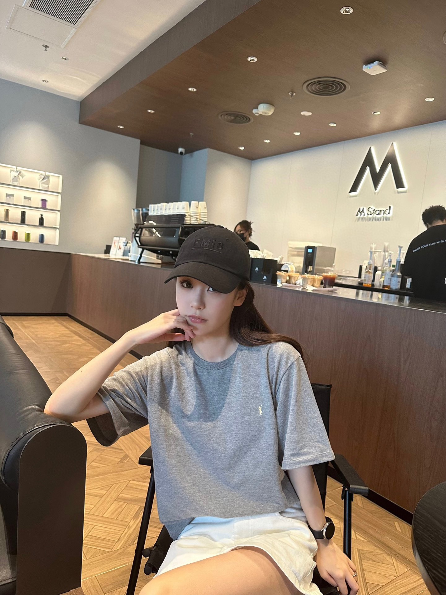 NO:414714,-SLSS early spring new high-quality beaded cotton round neck short Tee, the same classic letter logo embroidered loose casual pullover short-sleeved T-shirt!  Trading companies have sparse channels, and 4025RMB is released on the official website at the same time!  SLP's new basic T-shirt has become an ideal choice for fashionable men and women with its high-quality fabrics, exquisite craftsmanship and comfortable wearing experience!  Made of this T-shirt is made of high-quality beaded cotton cloth with a soft and skin-friendly feel, allowing you to enjoy fashion while feeling comfortable!  Excellent close-fitting moisture absorption and breathability, keeping your body dry and comfortable in hot summers or wet rainy seasons!  In addition, its skin-friendly feel is also excellent, making you feel as gentle as being stroked when wearing it!  The iconic letter logo embellishes the front, demonstrating the elegance and nobility of the brand!  It adopts imported machine embroidery technology, uses advanced computer control systems and precise mechanical components, with high overall clarity and very high-end and textured!  The loose OS version is not only versatile and not picky, but also can be used by both men and women, but also shows your personality and taste!  Black/Gray, two colors into it!  Size XS-L XS size shoulder width 47cm-bust 114cm-length 68cm S size shoulder width 48cm-bust 118cm-length 69cm M size shoulder width 50cm-bust 122cm-length 71cm L size shoulder width 52cm-bust 126cm-length 73cm Size recommended (loose version) Height 174-catties, try on XS size appropriate!  Boys choose XS code within kilograms, S code for -160 kilograms, M code for 160-175 kilograms, and L code for 175-190 kilograms!  All girls can choose XS codes!  ,loro piana,T-shirt,tees,t-shirt,alexander wang19860909-SLSS早春新款优质珠地棉布圆领短Tee,男女同款经典字母标识刺绣宽松休闲套头短袖T恤衫！贸易公司渠道稀出,同步官网发售4025RMB！SLP全新基础T恤以其优质的面料、精湛的工艺和舒适的穿着体验,成为了时尚男士和女士的理想选择！ 这款T恤采用定织定染优质珠地棉布制作,手感柔软且亲肤,让您在享受时尚的同时,也能感受到舒适的触感！具有出色的贴身吸湿透气性,无论是在炎热的夏季还是潮湿的雨季,都能保持您的身体干爽舒适！此外其亲肤感也是绝佳的,让您在穿着时感到如同被抚摸般的温柔！标志性字母Logo标识点缀正面,彰显品牌的优雅与高贵！采用进口机刺绣工艺,使用先进的计算机控制系统和精密的机械部件,整体清晰度高且非常高级有质感！OS宽松版型裁剪,不仅百搭不挑人,男女均可驾驭,更能展现出您的个性和品味！黑色/灰色,两色入！尺码XS-L XS码肩宽47cm-胸围114cm-衣长68cm S码肩宽48cm-胸围118cm-衣长69cm M码肩宽50cm-胸围122cm-衣长71cm L码肩宽52cm-胸围126cm-衣长73cm 尺码推荐（宽松版型） 身高174-斤,试穿XS码合适！ 男生体重斤以内选择XS码,-160斤选择S码,160-175斤选择M码,175-190斤选择L码！ 女生全部选择XS码即可！,,loro piana,T-shirt,tees，t-shirt,alexander wang,Men's clothing