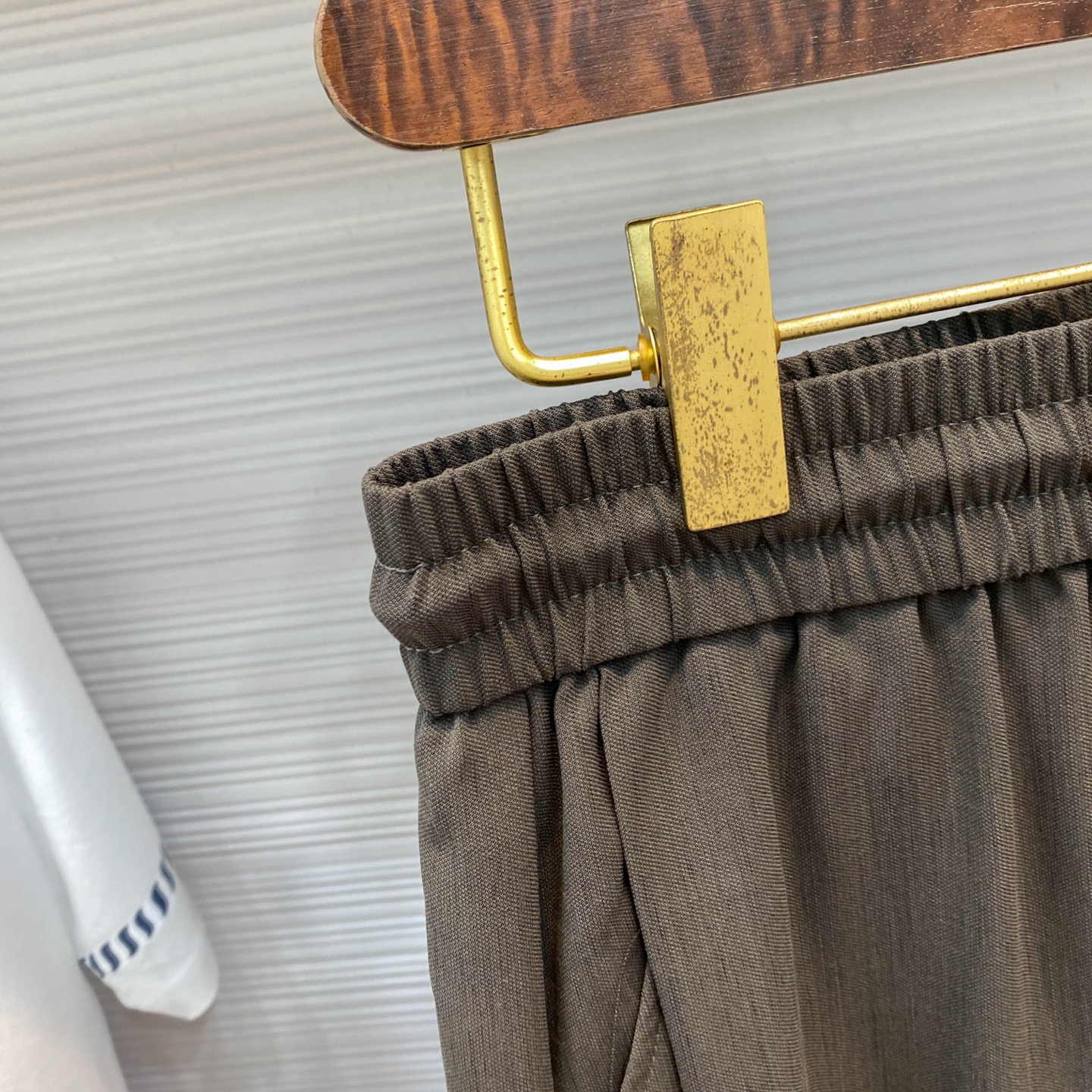 MM6 Silk Filament Tweezers Pants: Fashionable Comfort in Unique Design - 图片 4