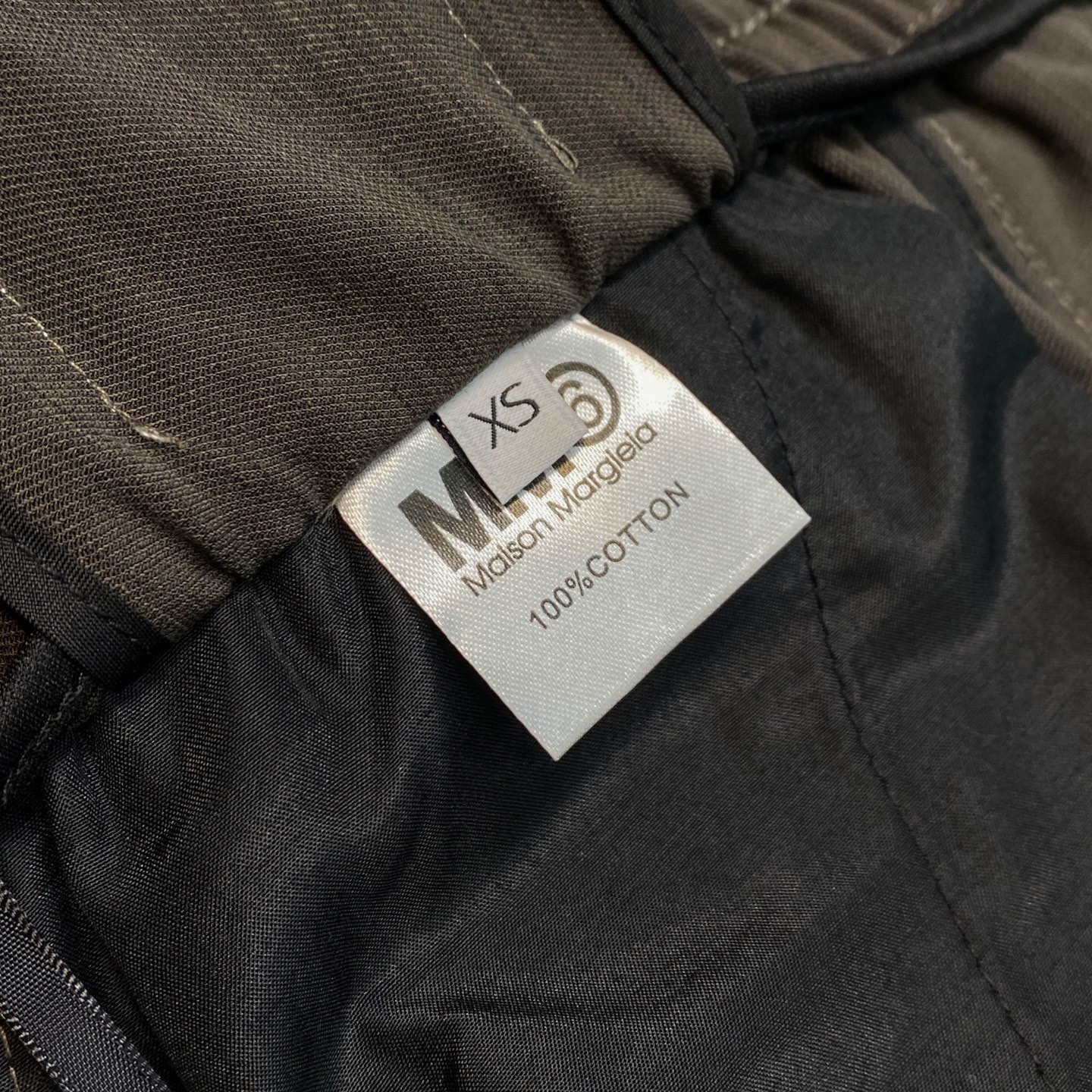 MM6 Silk Filament Tweezers Pants: Fashionable Comfort in Unique Fabric - 图片 8