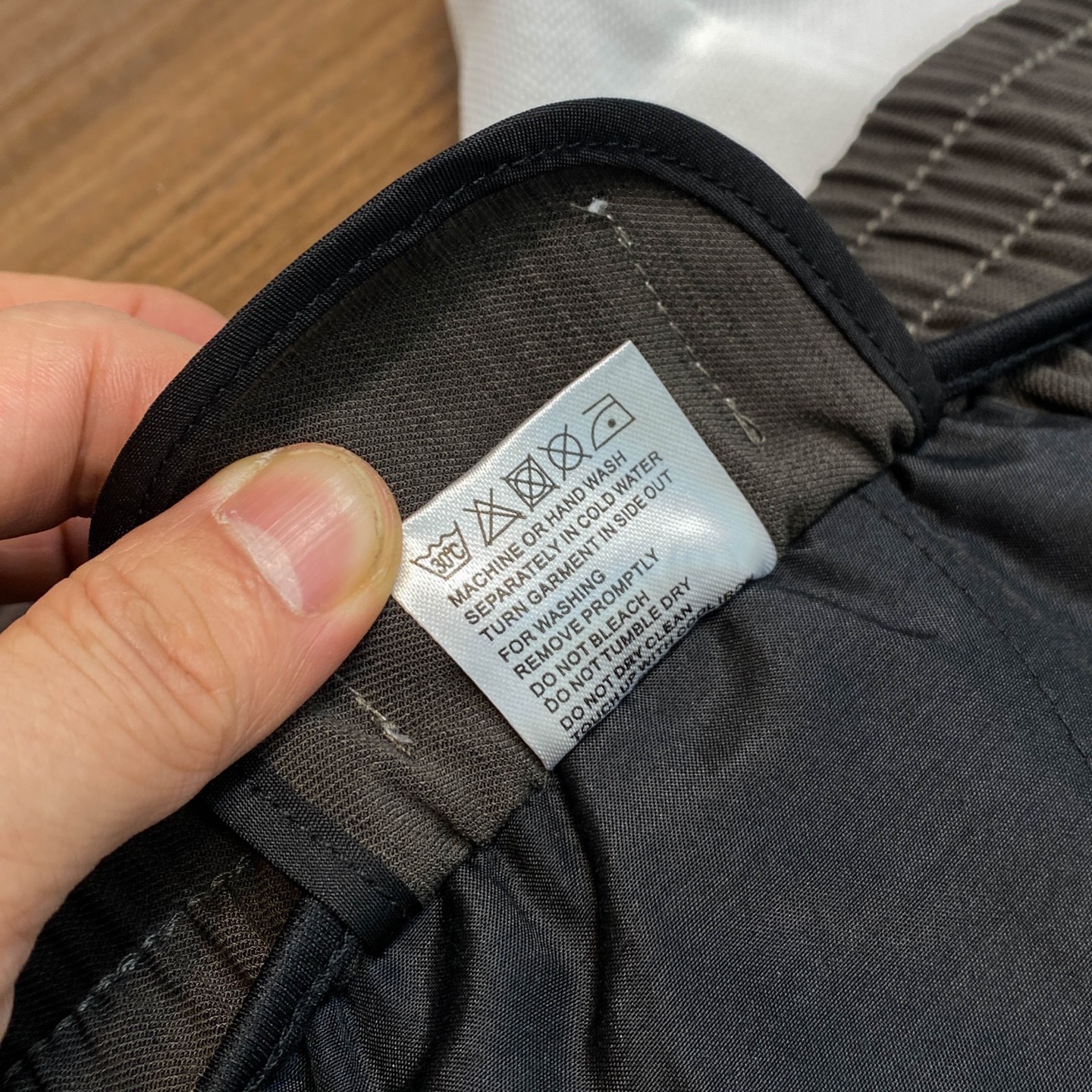 MM6 Silk Filament Tweezers Pants: Fashionable Comfort in Unique Fabric - 图片 9