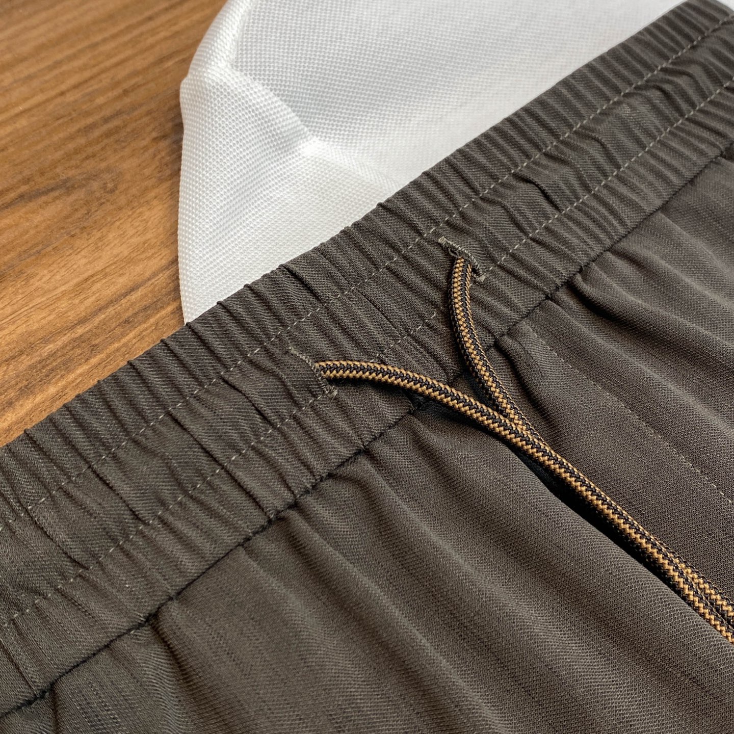 MM6 Silk Filament Tweezers Pants: Fashionable Comfort in Unique Fabric - 图片 2