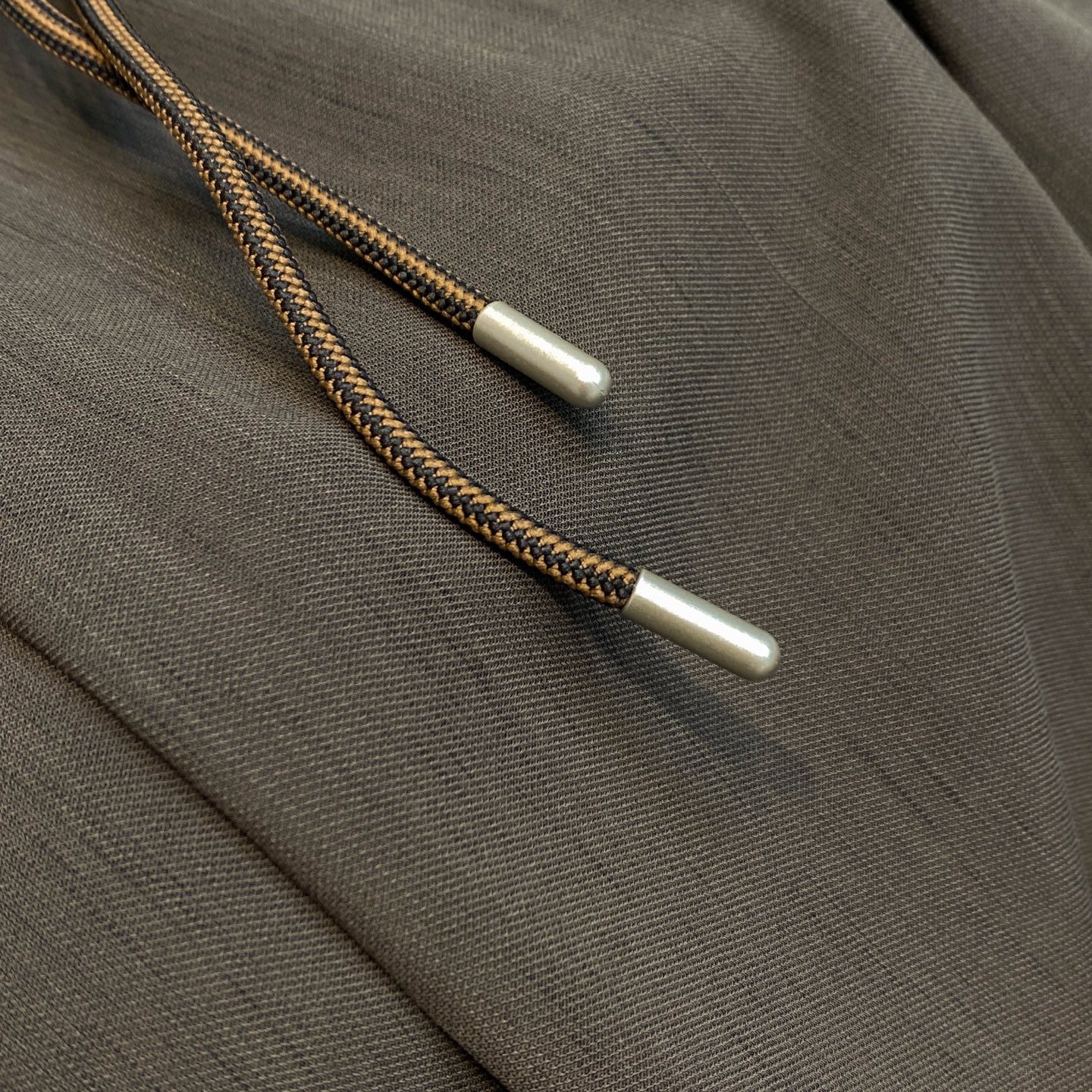 MM6 Silk Filament Tweezers Pants: Fashionable Comfort in Unique Fabric - 图片 3