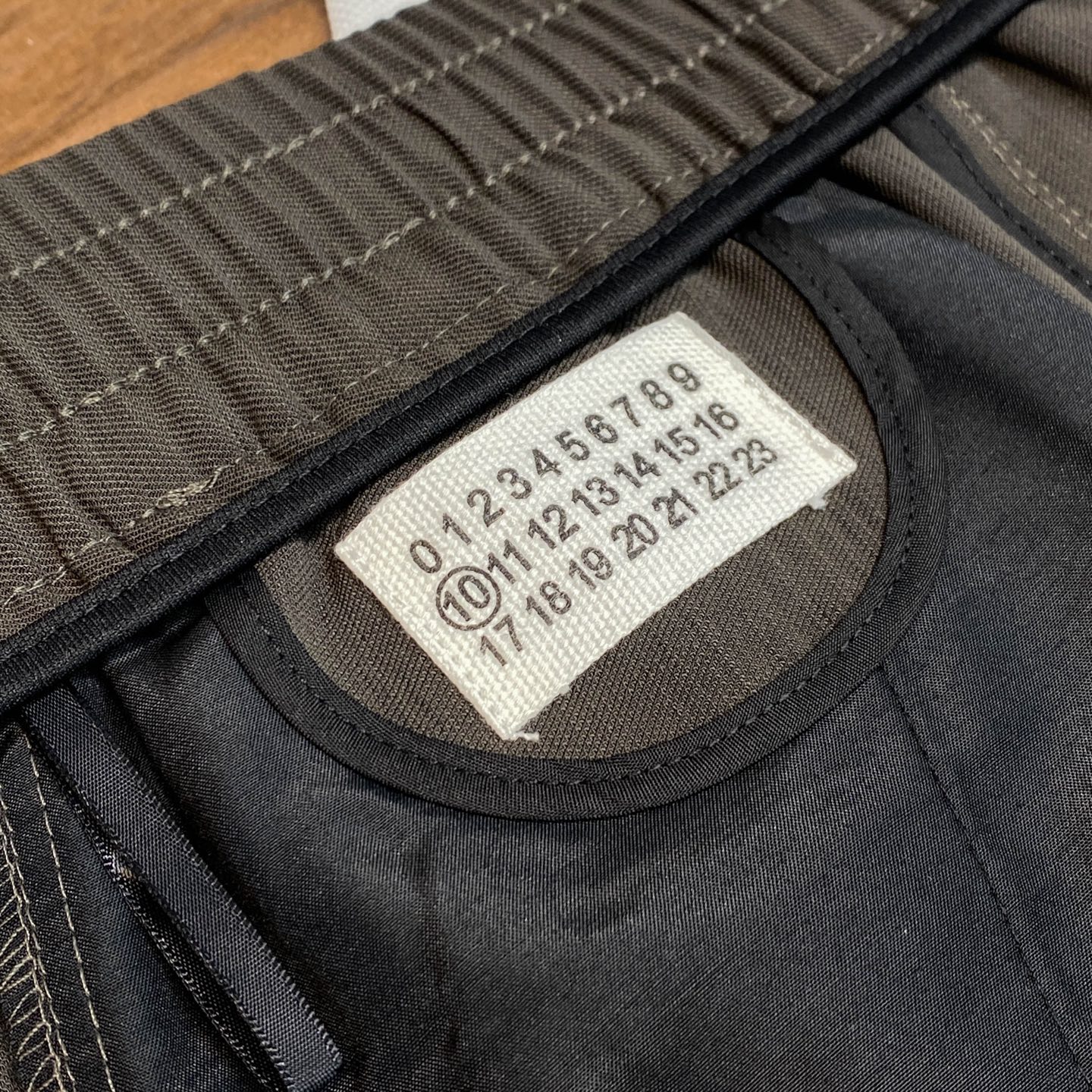 MM6 Silk Filament Tweezers Pants: Fashionable Comfort in Unique Fabric - 图片 7