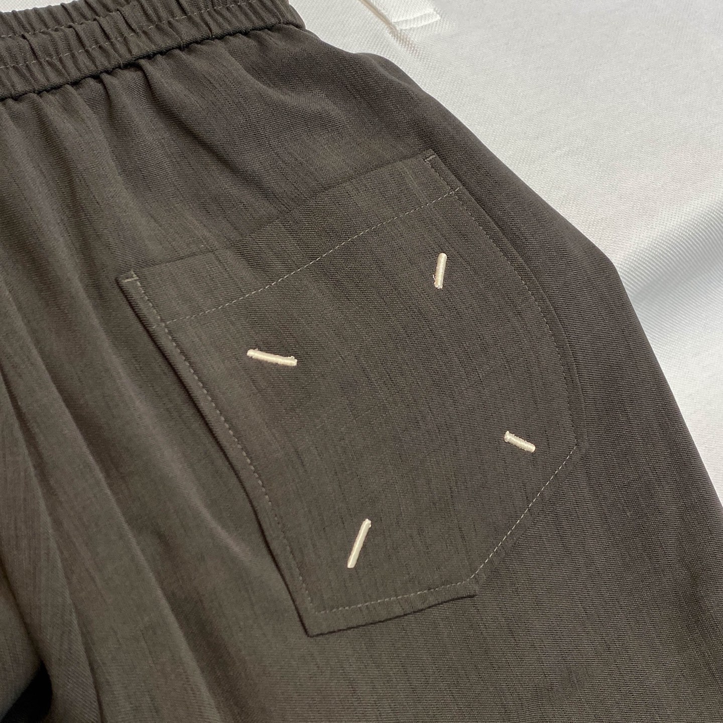 MM6 Silk Filament Tweezers Pants: Fashionable Comfort in Unique Fabric - 图片 4