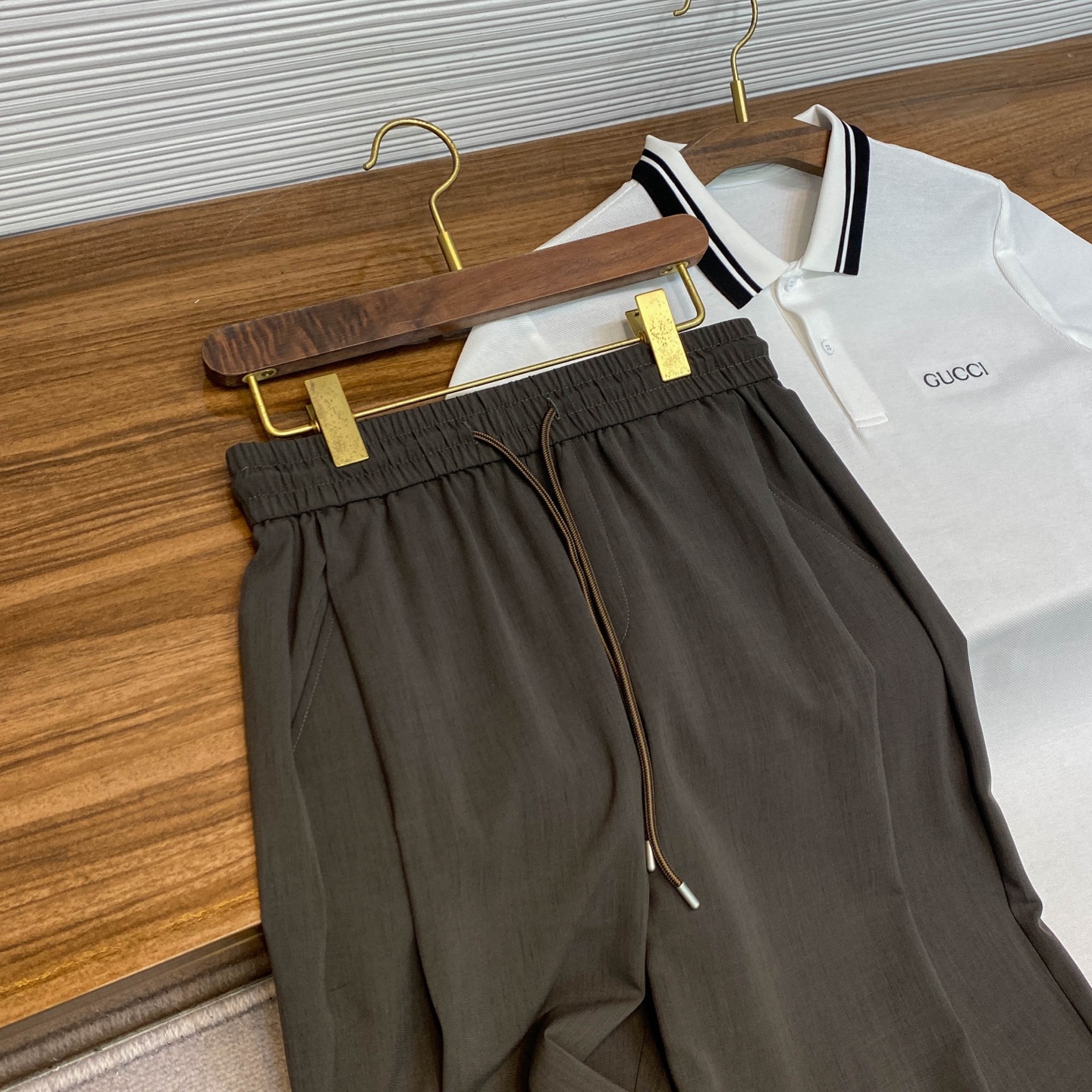 MM6 Silk Filament Tweezers Pants: Fashionable Comfort in Unique Fabric - 图片 1