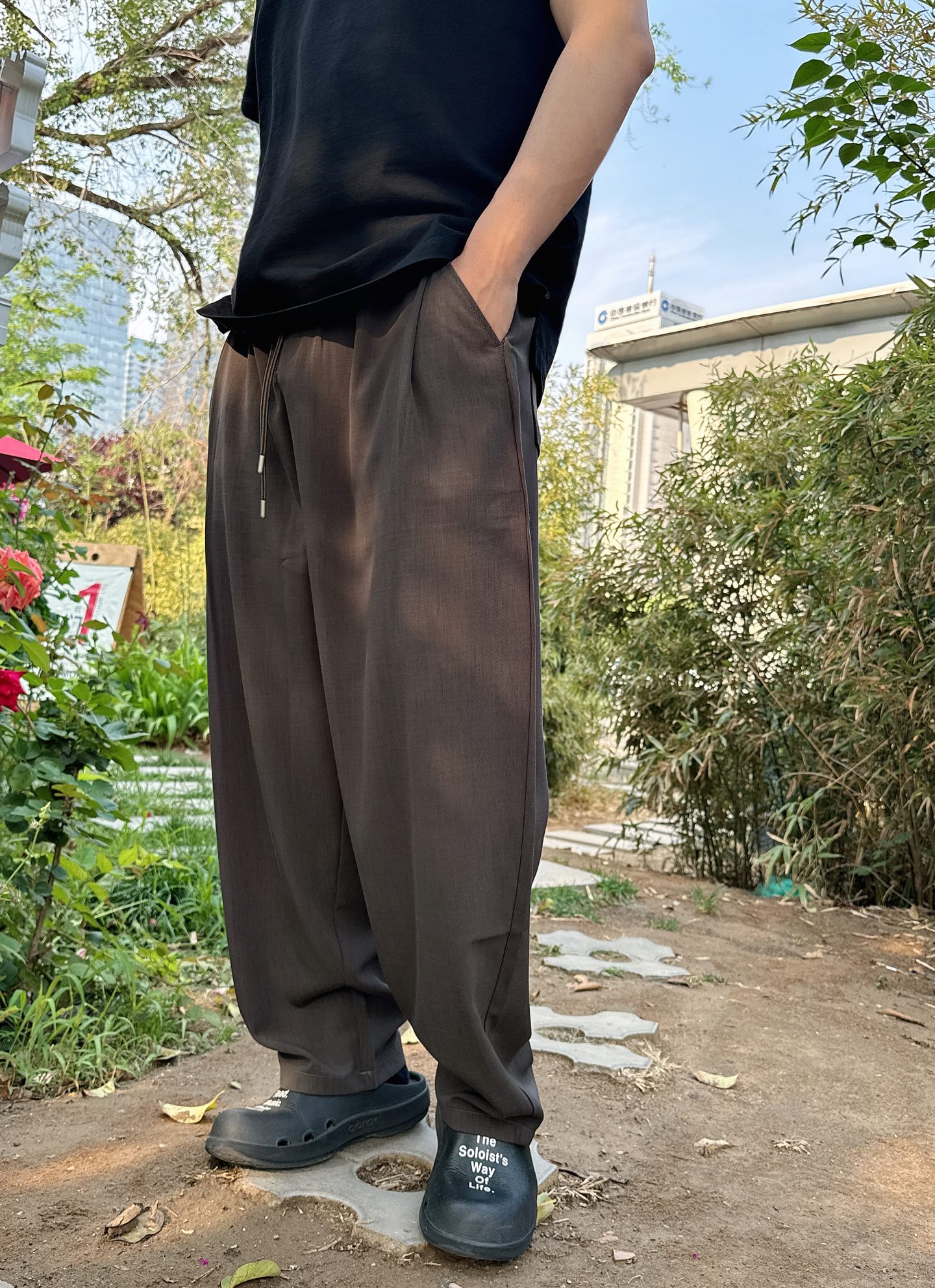 MM6 Silk Filament Tweezers Pants: Fashionable Comfort with Unique Design - 图片 2