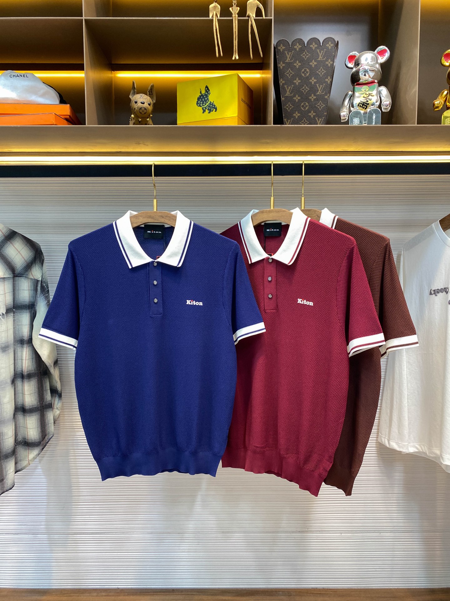 NO:471871,【KITON25SS Spring and Summer New Technology Fiber Knitted Contrast Lapel Short Tee, Men’s Three-dimensional Silicone Logo Printing Business Casual Knitted Short Sleeve Polo Shirt!  Trading companies have sparse channels and are on sale on the leading official website!  KITON's new knitted Polo shirt, as a classic choice in high-end men's wardrobe, reveals extraordinaryness and elegance in every detail!  This Polo shirt uses customized technology fiber blended yarn, which not only combines high-tech elements, ensures the durability and functionality of the clothes, but also makes the fabric feel extremely comfortable through fine matching!  After careful creation of advanced imported knitting technology, this process not only retains the original characteristics of the yarn, but also gives the clothing a unique texture, high-end and delicate!  It has good breathability and can keep your body comfortable even in hot summer and avoid stuffy discomfort!  At the same time, the clothes also show an excellent drape, swaying gently with the natural rhythm of the body, revealing a calm and elegant temperament!  The design is also unique, with the collar and cuffs using contrasting colors. This clever color collision not only breaks the dullness of a single tone, but also adds a bit of fashion vitality to the overall look, allowing the wearer to stand out among the crowd!  The details of the mother-skin buttons on the placket are the finishing touch. Each button has been carefully selected and exudes a warm luster. Every opening and closing seems to be telling a story about quality!  In addition, the silicone logo printing on the chest is also a highlight that cannot be ignored. This logo is presented in a simple and recognizable form. It not only strengthens the brand's identity symbol, but also inadvertently reveals the wearer's pursuit and taste for a high-end life!  Combined with its basic yet stylish design, whether it is matched with casual pants or formal pants, you can easily control various occasions and show the wearer's unique charm and style!  Navy blue/tan/dark red, three colors into it!  Size 48-56 Size 48 shoulder width 41cm-bust 98cm-length 65cm Size 50 shoulder width 42cm-bust 102cm-length 66cm Size 52 shoulder width 43cm-bust 106cm-length 68cm Size 54 shoulder width 44cm-bust 110cm-length 70cm Size 56 shoulder width 45cm-bust 114cm-length 72cm Size recommended (standard version) Height 174-140 catties, try on 50 sizes appropriate!  A boy can choose 48 digits within 128 catties, a 50 digit for 128-140 catties, a 52 digit for 140-152 catties, a 54 digit for 152-165 catties, and a 56 digit for 165-178 catties!  .,,T-shirt,alexander wang19860909【KITON25SS春夏新款科技纤维针织撞色翻领短Tee,男士立体硅胶标识印花商务休闲针织短袖Polo衫！贸易公司渠道稀出,领先官网发售！KITON新款针织Polo衫,作为高端男士衣橱中的经典之选,其每一处细节都透露着不凡与精致！ 这款Polo衫采用定制科技纤维混纺纱线,不仅融合了高科技元素,确保了衣物的耐用性与功能性,更通过精细的配比,使得面料触感异常舒适！历经了先进进口针织工艺精心打造,这一工艺不仅保留了纱线的原有特性,还赋予了衣物表面独特的肌理感,高级而细腻！具有良好的透气性能,即便是炎炎夏日,也能保持身体的舒爽,避免闷热不适！同时衣物还展现出极佳的垂坠感,随着身体的自然律动轻轻摇曳,流露出一种从容不迫的优雅气质！ 设计上同样别出心裁,衣领与袖口采用了撞色设计,这一巧妙的色彩碰撞不仅打破了单一色调的沉闷,更为整体造型增添了几分时尚活力,让穿着者在人群中脱颖而出！而门襟处的母贝扣细节,更是点睛之笔,每一颗扣子都经过精心挑选,散发着温润的光泽,每一次开合都仿佛在诉说着关于品质的故事！此外胸前硅胶标识印花也是不容忽视的亮点,这一标识以简洁而富有辨识度的形式呈现,不仅强化了品牌的身份象征,更在不经意间透露了穿着者对于高奢生活的追求与品味！结合其基础而不失格调的版型设计,无论是搭配休闲裤装还是正装裤,都能轻松驾驭各种场合,展现出穿着者独有的魅力与风采！藏青/棕褐色/深红,三色入！尺码48-56 48码肩宽41cm-胸围98cm-衣长65cm 50码肩宽42cm-胸围102cm-衣长66cm 52码肩宽43cm-胸围106cm-衣长68cm 54码肩宽44cm-胸围110cm-衣长70cm 56码肩宽45cm-胸围114cm-衣长72cm 尺码推荐（标准版型） 身高174-140斤,试穿50码合适！ 男生体重128斤以内选择48码,128-140斤选择50码,140-152斤选择52码,152-165斤选择54码,165-178斤选择56码！.,,T-shirt,alexander wang,Men's clothing