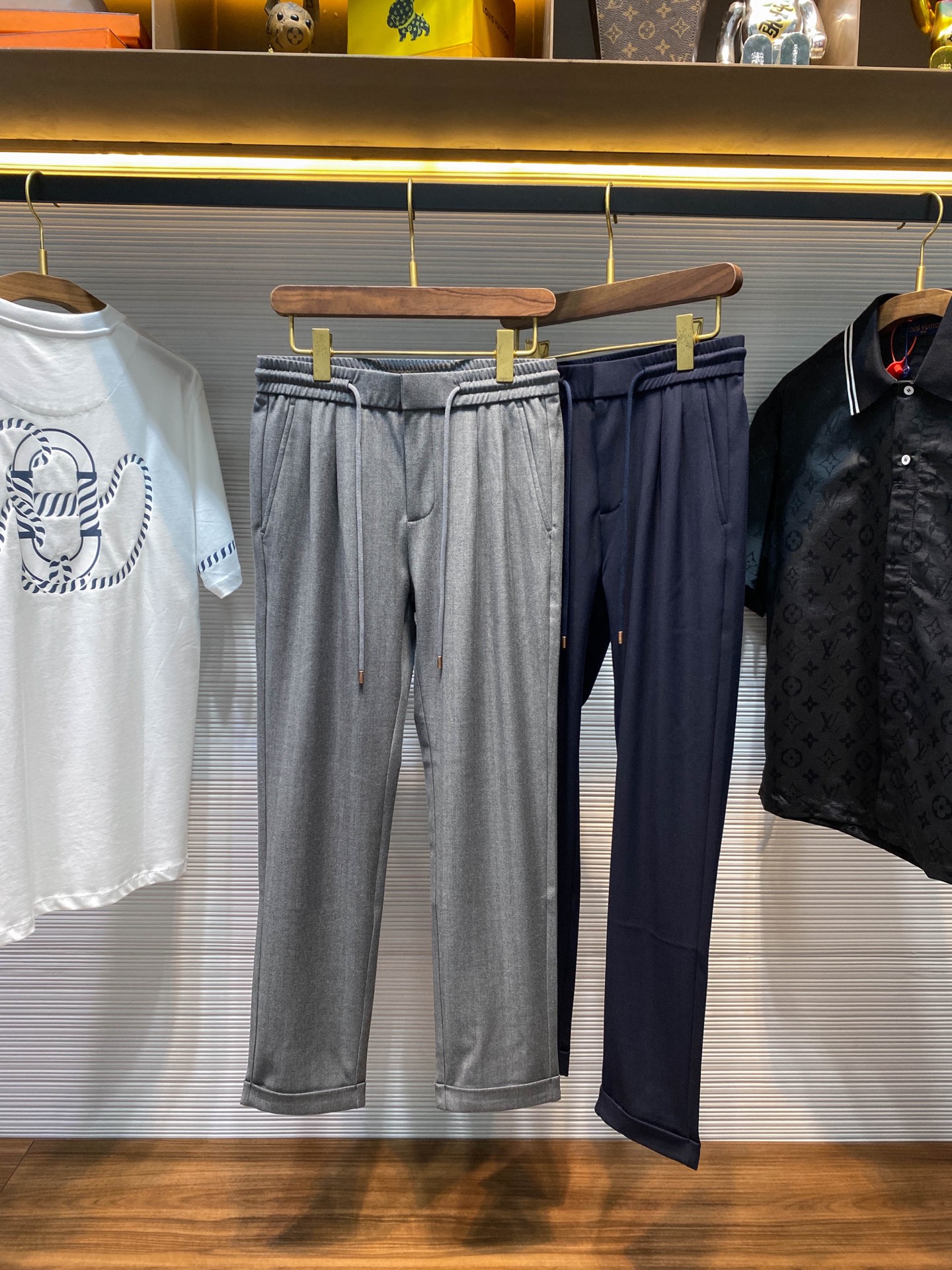 NO:471880,[-BC25SS spring and summer new herringbone cotton-linen blend drawstring casual pants, men's fashionable trousers rolled up straight slim fit casual trousers cropped pants!  Trading companies have sparse channels and are released on the official website at the same time!  A fashionable item that pursues both quality and comfort can become your indispensable fashion companion, allowing you to switch between comfort and fashion freely, showing your personal charm!  The fabric is made of customized cotton-linen blended herringbone texture fabric. This unique fabric not only has a soft touch, bringing an unparalleled comfort experience, but also has excellent breathability. It can keep the skin dry even in the hot summer, allowing you to enjoy free breathing while adding a sense of luxury!  The drawstring elastic waist design not only ensures the convenience of wearing, but also gives the pants great inclusiveness. No matter how your body changes, you can easily control it and be free and unrestrained!  The metal zipper with the brand logo engraved on the waist placket is not only smooth and smooth, but also demonstrates the exquisite details and ingenuity of the brand in an self-evident way!  The style adopts a casual straight-tube cutting method. This design not only conforms to the current trend of looseness, but also cleverly modify the leg lines. Whether it is daily travel or casual gatherings, it can make your outfit look casual and stylish!  The trouser legs are specially curled. This detail not only adds a sense of layering, but also visually lengthens the leg proportions, making the overall shape more neat and orderly. Even the simplest combination can instantly enhance the sense of fashion!  Gray/blue, two colors into it!  Size M-3XL M size waist 74/80cm-hip circumference 98cm-front 28cm-thigh circumference 56cm-trouser length 96cm-trouser legs 34cm L size waist 78/84cm-thigh circumference 102cm-front 29cm-thigh circumference 58cm-trouser length 97cm-trouser legs 35cm XL size waist 82/88cm-thigh circumference 106cm-front 30cm-thigh circumference 60cm-trouser length 98cm-trouser legs 36cm XXL size waist 86/92cm-thigh circumference 110cm-front 31cm-thigh circumference 63cm-trouser length 99cm-trouser legs 37cm  3XL size waist circumference 90/96cm - hip circumference 114cm - front gear 31cm - thigh circumference 66cm - trouser length 100cm - trouser legs 38cm recommended size (standard version) Height 174-140 catties, try on size L appropriately!  A boy can choose M code within 130 catties, a L code for 130-143 catties, a XL code for 143-156 catties, a XXL code for 156-170 catties, and a 3XL code for 170-186 catties!  .,,alexander wang19860909【-BC25SS春夏新款人字纹棉麻混纺抽绳休闲裤,男士时尚裤脚卷边直筒修身休闲长裤九分裤！贸易公司渠道稀出,同步官网发售！一款追求品质与舒适并重的时尚单品,它都能成为你不可或缺的时尚伴侣,让你在舒适与时尚之间自由切换,尽显个人魅力！ 其面料采用的是客供定制的棉麻混纺人字纹肌理面料,这种独特的面料不仅触感柔软,带来了无与伦比的舒适体验,而且透气性极佳,即便是炎炎夏日也能保持肌肤的干爽,让你在享受自由呼吸的同时,更添一份高级感！抽绳松紧裤腰设计,这一贴心设计不仅确保了穿着的便捷性,更赋予了裤子极大的包容性,无论身形如何变化,都能轻松驾驭,自在无拘！裤腰门襟处刻有品牌Logo的金属拉链,不仅流畅顺滑,更以一种不言而喻的方式彰显着品牌的精致细节与匠心独运！ 版型方面采用了休闲直筒的裁剪方式,这样的设计不仅符合当下流行的宽松趋势,更能够巧妙地修饰腿部线条,无论是日常出行还是休闲聚会,都能让你的穿搭看起来既随性又不失格调！裤脚处特别采用了卷边设计,这一细节不仅增添了层次感,还能在视觉上拉长腿部比例,让整体造型更加利落有致,即便是最简单的搭配也能瞬间提升时尚感！灰色/蓝色,两色入！尺码M-3XL M码腰围74/80cm-臀围98cm-前档28cm-大腿围56cm-裤长96cm-裤脚34cm L码腰围78/84cm-臀围102cm-前档29cm-大腿围58cm-裤长97cm-裤脚35cm XL码腰围82/88cm-臀围106cm-前档30cm-大腿围60cm-裤长98cm-裤脚36cm XXL码腰围86/92cm-臀围110cm-前档31cm-大腿围63cm-裤长99cm-裤脚37cm 3XL码腰围90/96cm-臀围114cm-前档31cm-大腿围66cm-裤长100cm-裤脚38cm 尺码推荐（标准版型） 身高174-140斤,试穿L码合适！ 男生体重130斤以内选择M码,130-143斤选择L码,143-156斤选择XL码,156-170斤选择XXL码,170-186斤选择3XL码！.,,alexander wang,Men's clothing