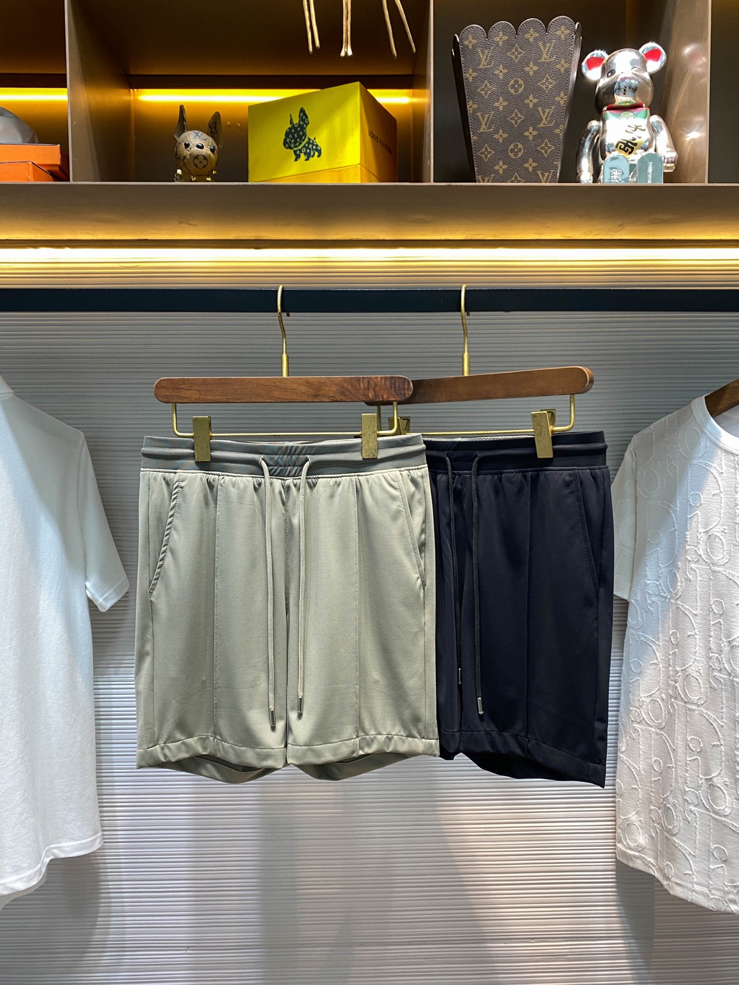 NO:446144,PRA25SS spring and summer new technology fabric drawstring shorts, classic red label decorative sports and casual shorts for men!  Trading companies have sparse channels and are on sale on the leading official website!  Pjia’s new spring and summer products are dedicated, a pair of shorts that combine technology fabrics and fashionable designs, which is unforgettable at a glance!   Its fabric is made of new technology fabrics for customized customer products. This fabric not only has a soft and skin-friendly touch, but also has an excellent drape!  Whenever the breeze blows, the hem of the pants sways gently, showing an indescribable elegance and agility!  The iconic red badge in the back pocket of the shorts is quietly embellished on it, like the finishing touch, instantly enhancing the overall sense of fashion!  This badge is exquisitely designed and brightly colored, not only highlights the brand's unique charm, but also becomes a highlight on shorts that cannot be ignored!  The drawstring elastic waist design is convenient for putting on and taking off, and can be adjusted freely according to the individual waist size, ensuring the comfort and fit of wearing!  The mid-stitching design of the trouser legs cleverly enhances the three-dimensional feeling of the shorts, making the leg lines look smoother and longer!  Black/khaki, two colors into it!  Size M-3XL M size waist 76/82cm-Hip circumference 96cm-front 28cm-thigh circumference 60cm-trouser length 44cm L size waist 79/85cm-hip circumference 100cm-front 29cm-thigh circumference 62cm-trouser length 45cm XL size waist 82/88cm-hip circumference 104cm-front 29cm-thigh circumference 64cm-trouser length 46cm XXL size waist 85/91cm-hip circumference 108cm-front 30cm-thigh circumference 66cm-trouser length 47cm 3XL size waist 88/94cm-hip circumference 112cm-front 30cm-thigh circumference 68cm-trouser length 48cm Size recommendation (standard version)  Height is 174-catties, it is suitable to try on the L size!  A boy can choose M code within 133 catties, a L code for 133-145 catties, a XL code for 145-158 catties, a XXL code for 158-172 catties, and a 3XL code for 172-186 catties!  ,,prada,shorts,alexander wang19860909PRA25SS春夏新款新型科技面料抽绳短裤,男士经典红标装饰运动休闲短裤五分裤！贸易公司渠道稀出,领先官网发售！P家春夏季新品奉献,一款集科技面料与时尚设计于一身的短裤,让人一眼难忘！  其面料采用客供定制新型科技面料,这种面料不仅触感软糯亲肤,如同第二层肌肤般舒适贴合,还拥有着极佳的垂坠感！每当微风拂过,裤摆轻轻摇曳,展现出一种难以言喻的飘逸与灵动！短裤的后兜处标志性红标徽章静静地点缀其上,犹如画龙点睛之笔,瞬间提升了整体的时尚感！这枚徽章设计精巧,色彩鲜艳,不仅彰显了品牌的独特魅力,也成为了短裤上的一大亮点,让人无法忽视！抽绳松紧裤腰设计,既方便穿脱,又能根据个人的腰围大小进行自由调节,确保了穿着的舒适性与贴合度！而裤腿的中缝线设计,则巧妙地提升了短裤的立体感,让腿部线条看起来更加流畅、修长！黑色/卡其,两色入！尺码M-3XL M码腰围76/82cm-臀围96cm-前档28cm-大腿围60cm-裤长44cm L码腰围79/85cm-臀围100cm-前档29cm-大腿围62cm-裤长45cm XL码腰围82/88cm-臀围104cm-前档29cm-大腿围64cm-裤长46cm XXL码腰围85/91cm-臀围108cm-前档30cm-大腿围66cm-裤长47cm 3XL码腰围88/94cm-臀围112cm-前档30cm-大腿围68cm-裤长48cm 尺码推荐（标准版型） 身高174-斤,试穿L码合适！ 男生体重133斤以内选择M码,133-145斤选择L码,145-158斤选择XL码,158-172斤选择XXL码,172-186斤选择3XL码！,,prada,shorts,alexander wang,Men's clothing