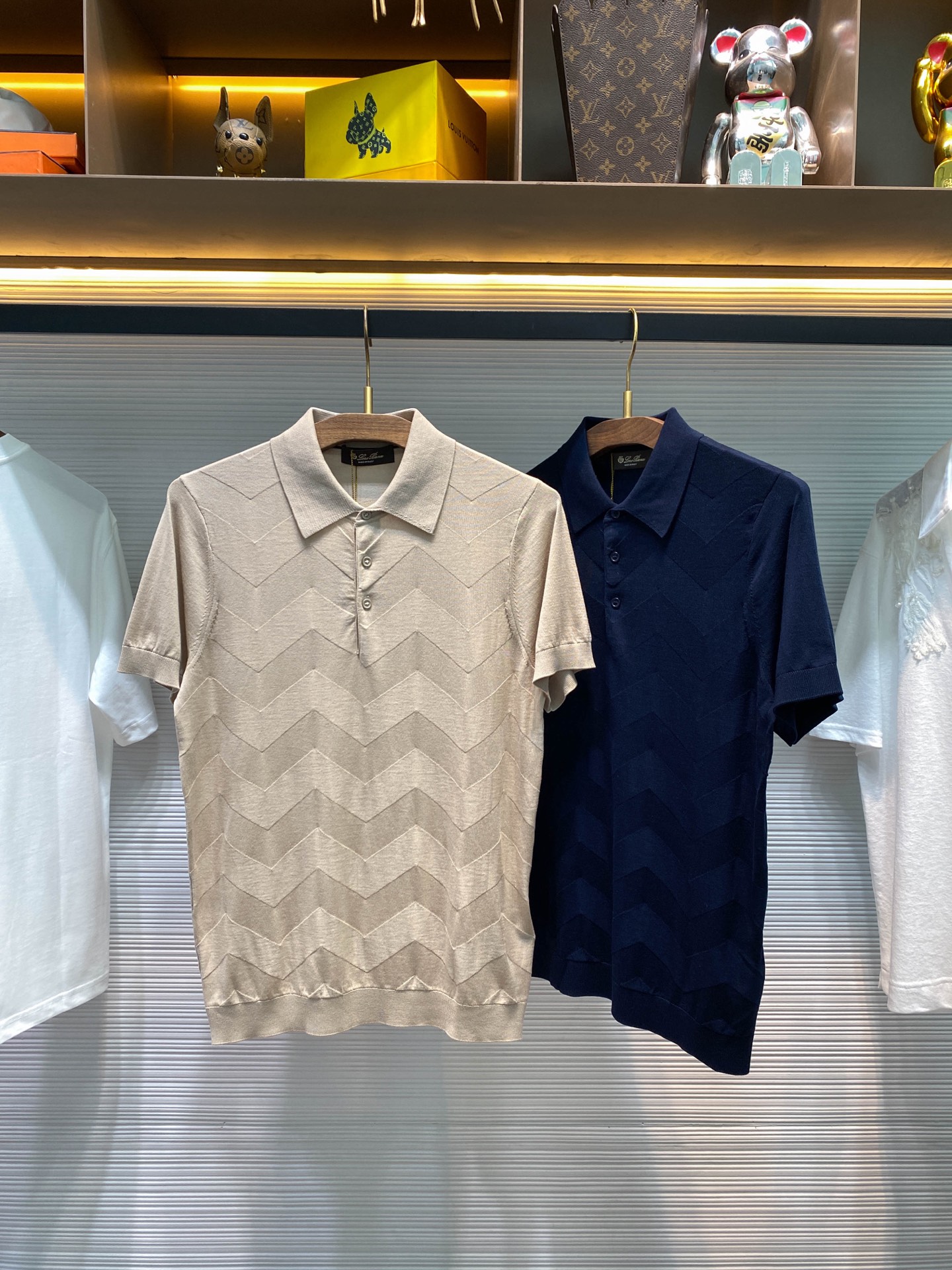 NO:414107,[-LSS spring and summer new imported technology cotton knitted lapel short Tee, men's fashionable dark pattern jacquard retro old money style business casual knitted short-sleeved Polo shirt!  Trading companies have sparse channels and are released on the official website at the same time!  A fashionable item that combines classic and modernity, its charm is not only reflected in the external simplicity and atmosphere, but also in the ingenuity of every detail!  This Polo shirt uses customized technology knitted cotton fabric for customer supply. This fabric has been processed with special craftsmanship and feels extremely silky, making it as comfortable as a second layer of skin!  At the same time, it also has excellent elastic performance. Whether it is daily activities or slightly intense exercise, it can be easily dealt with without any restraint!  What is even more commendable is its breathable and hygroscopic properties, which can effectively keep your body dry and comfortable even in hot summer or in high-intensity working conditions, allowing you to stay in the best condition at all times!  The front design perfectly combines fashion and retro. The dark textures that seem to be dotted on it inadvertently contain the unique charm of retro and old money style. Each texture seems to be telling the story of time!  All of this is thanks to the careful creation of top 3D jacquard technology. This craft not only makes the dark patterns more three-dimensional and vivid, but also gives the entire Polo shirt an indescribable sense of high-end, which is unforgettable at a glance!  The classic lapel design is adopted in the style. This design is not only simple and elegant, but also visually lengthens the neck lines, making the whole person look more upright and stylish!  At the same time, its tailoring is also very exquisite, retaining the original casual charm of the Polo shirt, and not losing the formality required for business occasions, truly achieving both business and casual styles!  On the top of green/acoust color, two colors enter!  Size M-4XL M size shoulder width 40cm-bust 98cm-length 67cm L size shoulder width 41cm-bust 102cm-length 68cm XL size shoulder width 42cm-bust 106cm-length 69cm XXL size shoulder width 43cm-bust 110cm-length 70cm 3XL size shoulder width 44cm-bust 114cm-length 72cm 4XL size shoulder width 46cm-bust 118cm-length 74cm Size recommendation (standard version) Height 174-140 catties, try on XL size appropriate!  A boy can choose M code within 128 catties, a L code for 128-138 catties, a XL code for 138-148 catties, a XXL code for 148-158 catties, a XXL code for 158-168 catties, a 3XL code for 168-180 kg, a 4XL code for 168-180 catties!  ,T-shirt,alexander wang19860909【-LSS春夏新款进口科技棉质针织翻领短Tee,男士时尚暗纹提花复古老钱风商务休闲针织短袖Polo衫！贸易公司渠道稀出,同步官网发售！一款集经典与现代于一体的时尚单品,其魅力不仅仅体现在外在的简约大气上,更蕴含于每一处细节的匠心独运之中！ 这款Polo衫采用客供定制科技针织棉布,这种面料经过特殊工艺处理,触感异常丝滑,仿佛第二层肌肤般贴合舒适！同时它还拥有着卓越的弹力性能,无论是日常活动还是稍微剧烈的运动,都能轻松应对,毫无束缚感！更令人称赞的是其透气吸湿的特性,即便是在炎炎夏日或是高强度的工作状态下,也能有效保持身体的干爽与舒适,让你时刻保持最佳状态！ 前幅的设计更是将时尚与复古完美融合,那些看似不经意间点缀其上的暗纹肌理,实则蕴含着复古老钱风的独特韵味,每一道纹理都仿佛在诉说着岁月的故事！而这一切都得益于顶级3D提花工艺的精心打造,这种工艺不仅让暗纹更加立体生动,更赋予了整件Polo衫一种难以言喻的高级感,让人一眼难忘！在版型上沿用了经典的翻领设计,这种设计不仅简洁大方,更能在视觉上拉长颈部线条,让整个人看起来更加挺拔有型！同时它的剪裁也十分考究,既保留了Polo衫原有的休闲韵味,又不失商务场合所需的正式感,真正做到了商务休闲风格皆宜！上青/杏色,两色入！尺码M-4XL M码肩宽40cm-胸围98cm-衣长67cm L码肩宽41cm-胸围102cm-衣长68cm XL码肩宽42cm-胸围106cm-衣长69cm XXL码肩宽43cm-胸围110cm-衣长70cm 3XL码肩宽44cm-胸围114cm-衣长72cm 4XL码肩宽46cm-胸围118cm-衣长74cm 尺码推荐（标准版型） 身高174-140斤,试穿XL码合适！ 男生体重128斤以内选择M码,128-138斤选择L码,138-148斤选择XL码,148-158斤选择XXL码,158-168斤选择3XL码,168-180斤选择4XL码！,,T-shirt,alexander wang,Men's clothing