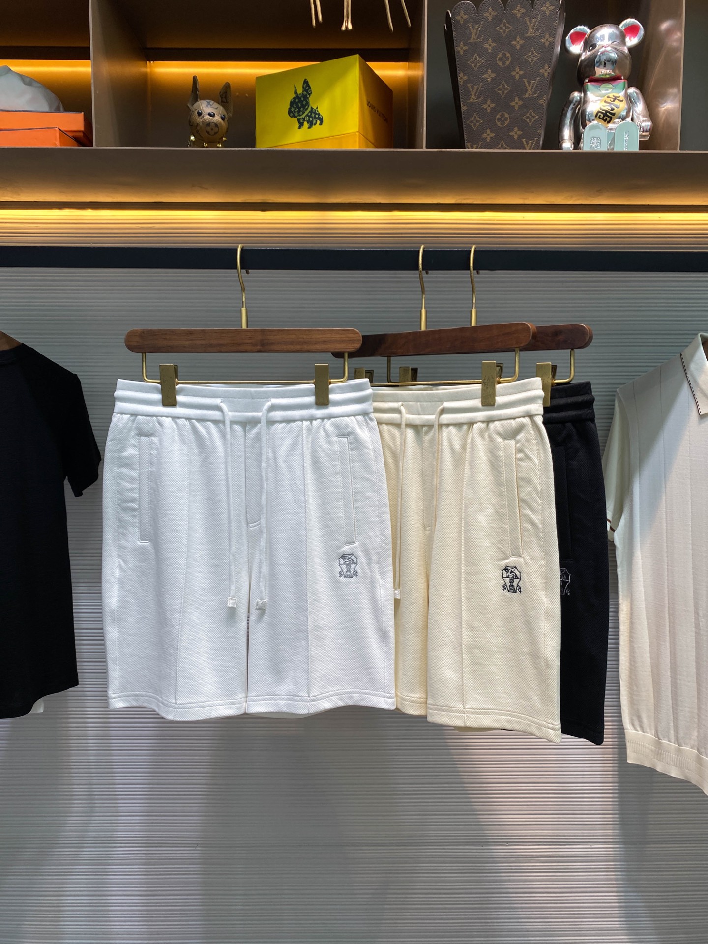 NO:415659,-BC25SS spring and summer new mesh floor cotton drawstring shorts, classic badge embroidered sports and casual shorts for men!  Trading companies have sparse channels and are on sale on the leading official website!  BC summer new shorts, with its unique fabric selection, exquisite craftsmanship and thoughtful design details, have become a model work that emphasizes both fashion and comfort!  The trousers are made of customized mesh flooring cotton cloth, which not only feels soft and comfortable to touch, but also presents a honeycomb-like texture on the surface, as if the exquisite carving given by nature, which is unforgettable at a glance!  This unique texture design not only adds the visual effect of shorts, but also gives it excellent breathable and sweat-free performance. Even in the hot summer, it can keep you dry and comfortable at all times!  The shorts have classic embroidery embroidery on the front, and the pattern is exquisite and delicate, which complements the overall simple design style. It not only retains the low-key and restrained shorts, but also has a luxurious texture!  Shorts have also put a lot of effort into the style design. They adopt drawstring elastic waist design. This design not only gives shorts extremely high wearing freedom, but also allows flexible adjustments to their personal waist size to ensure that every wearer can enjoy the best fit and comfort!  The straight-fitting design allows shorts to show extraordinary strength in modifying their figure. Whether paired with casual shoes or sports shoes, they can easily control various occasions and show unique fashion charm!  Black/white/apricot color, three colors into it!  Size M-3XL M size waist 74/80cm-Hip circumference 100cm-front 33cm-thigh circumference 64cm-thigh circumference 51cm L size waist 78/84cm-hip circumference 103cm-front 34cm-thigh circumference 65cm-thigh circumference 52cm XL size waist 82/88cm-hip circumference 106cm-front 34cm-thigh circumference 66cm-thigh circumference 53cm XXL size waist 86/92cm-hip circumference 110cm-front 35cm-thigh circumference 68cm-thigh circumference 54cm 3XL size waist 90/96cm-hip circumference 114cm-front 35cm-thigh circumference 70cm-thigh circumference 54cm Size recommendation (standard version)  Height is 174-140 catties, it is suitable to try on the L size!  A boy can choose M code within 130 catties, a L code for 130-143 catties, a XL code for 143-156 catties, a XXL code for 156-172 catties, and a 3XL code for 172-188 catties!  ,,sneakers,shorts,alexander wang19860909-BC25SS春夏新款网眼珠地棉布抽绳短裤,男士经典徽章刺绣运动休闲短裤五分裤！贸易公司渠道稀出,领先官网发售！BC夏日新品短裤,凭借其独特的面料选择、精湛的工艺制作以及贴心的设计细节,成为了时尚与舒适并重的典范之作！ 该裤装采用了客供定制网眼珠地棉布,不仅触感柔软舒适,更在表面上呈现出如蜂窝般清晰可见的纹理,仿佛大自然赋予的精致雕琢,让人一眼难忘！这种独特的纹理设计,不仅增添了短裤的视觉效果,更赋予了它优异的透气排汗性能,即便是炎炎夏日,也能让你时刻保持干爽舒适！短裤前幅经典徽章刺绣点缀,图案精致细腻,与整体简约的设计风格相得益彰,既保留了短裤的低调内敛,又不失奢华质感！ 在版型设计上短裤同样下足了功夫,它采用了抽绳松紧裤腰设计,这一设计不仅赋予了短裤极高的穿着自由度,更能够根据个人的腰围大小进行灵活调整,确保每一位穿着者都能享受到最佳的贴合感和舒适度！而直筒的版型设计,则让短裤在修饰身材方面展现出了非凡的实力,无论是搭配休闲鞋还是运动鞋,都能轻松驾驭各种场合,展现出独特的时尚魅力！黑色/白色/杏色,三色入！尺码M-3XL M码腰围74/80cm-臀围100cm-前档33cm-大腿围64cm-裤长51cm  L码腰围78/84cm-臀围103cm-前档34cm-大腿围65cm-裤长52cm  XL码腰围82/88cm-臀围106cm-前档34cm-大腿围66cm-裤长53cm  XXL码腰围86/92cm-臀围110cm-前档35cm-大腿围68cm-裤长54cm  3XL码腰围90/96cm-臀围114cm-前档35cm-大腿围70cm-裤长54cm 尺码推荐（标准版型） 身高174-140斤,试穿L码合适！ 男生体重130斤以内选择M码,130-143斤选择L码,143-156斤选择XL码,156-172斤选择XXL码,172-188斤选择3XL码！,,sneakers,shorts,alexander wang,Men's clothing