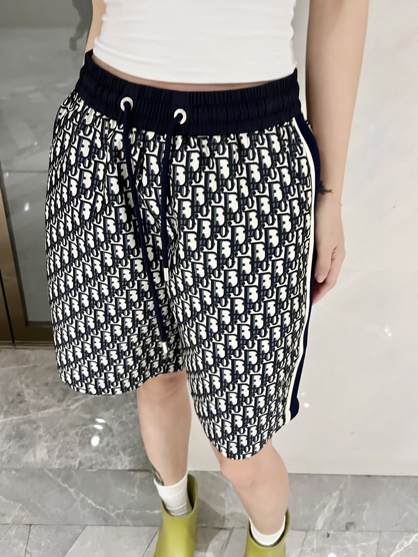 NO:411184,-CD25SS spring and summer new technology cotton blend drawstring shorts, the same classic presbyopia contrast pattern loose casual shorts for men and women!  Trading companies have sparse channels and are released on the official website at the same time!  A classic and timeless heavy shorts that can stand the scrutiny of time and can be easily controlled by both men and women!  This shorts are made of polyester fiber and cotton blended with the advantages of two materials. The cotton fiber brings excellent skin-friendliness and moisture absorption and breathability, keeping the skin dry and comfortable at all times; polyester fiber gives the shorts excellent wear resistance and wrinkle resistance, making them difficult to deform after wearing for a long time, and easy to take care of!  The classic blue and white color scheme and iconic jacquard patterns show the brand style and fashion taste!  The elastic elastic straps at the waist are combined with drawstring design, which is not only easy to adjust, but also can adapt to different waist circumferences, making them comfortable and unrestrained!  Side stripes are decorated to add details and visually modify leg lines!  Size XS-L XS size waist 72/78cm-hip circumference 108cm-front 32cm-thigh circumference 68cm-thigh length 50cm S size waist 76/82cm-thigh circumference 112cm-front 32cm-thigh circumference 70cm-thigh length 51cm M size waist 80/86cm-thigh circumference 116cm-front 33cm-thigh circumference 72cm-thigh length 52cm L size waist 84/90cm-thigh circumference 33cm-thigh circumference 74cm-thigh length 52cm Size recommended (standard version) Height 174-140 catties, try S size appropriately!  A boy can choose XS code within 130 catties, a S code for 130-145 catties, a M code for 145-162 catties, and a L code for 162-180 catties!  All girls can choose XS codes!  ,,shorts,alexander wang19860909-CD25SS春夏新款科技棉质混纺抽绳短裤,男女同款经典老花撞色图案宽松休闲短裤五分裤！贸易公司渠道稀出,同步官网发售！一款经典不过时的重磅短裤,经得起时间的推敲,无论男女都能轻松驾驭！ 这款短裤采用聚酯纤维与棉混纺面料,巧妙融合两种材质优势,棉纤维带来绝佳的亲肤感与吸湿透气性,让肌肤时刻保持干爽舒适；聚酯纤维则赋予短裤出色的耐磨性、抗皱性 ,久穿不易变形,打理轻松！经典的蓝白配色与标志性提花图案,尽显品牌格调与时尚品味！腰部的弹力松紧带搭配抽绳设计,不仅调节方便,还能适配不同腰围,穿着自在无束缚！侧边条纹装饰,增添细节亮点,更在视觉上修饰腿部线条！尺码XS-L XS码腰围72/78cm-臀围108cm-前档32cm-大腿围68cm-裤长50cm S码腰围76/82cm-臀围112cm-前档32cm-大腿围70cm-裤长51cm M码腰围80/86cm-臀围116cm-前档33cm-大腿围72cm-裤长52cm L码腰围84/90cm-臀围cm-前档33cm-大腿围74cm-裤长52cm 尺码推荐（标准版型） 身高174-140斤,试穿S码合适！ 男生体重130斤以内选择XS码,130-145斤选择S码,145-162斤选择M码,162-180斤选择L码！ 女生全部选择XS码即可！,,shorts,alexander wang,Men's clothing