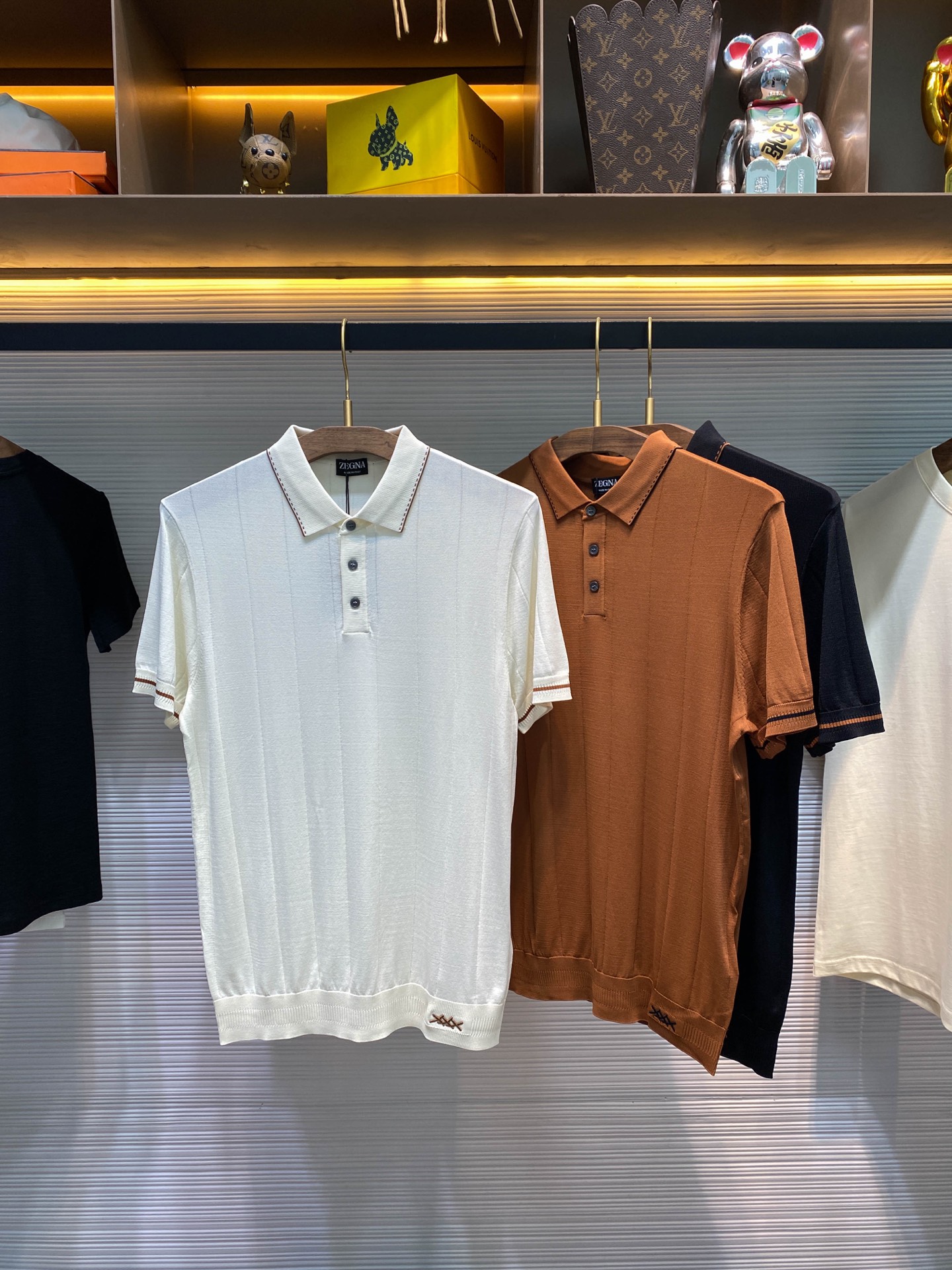 NO:414011,【EZ25SS Spring and Summer New Technology Knitted Cotton Fashion Lapel Short Tee, Classic XXX Logo Embroidery Casual Knitted Short Sleeve Polo Shirt for Men!  Trading companies have sparse channels and are on sale on the leading official website!  Z Home's new knitted Polo shirt can not only feel the comfort and quality it brings, but also show its unique charm and taste through it!  This Polo shirt uses customized technology knitted cotton cloth for customer supply. It not only has excellent texture, but also has special processing to present a unique vertical stripe texture!  At the same time, this fabric is also excellent in skin-friendly and breathable, allowing you to feel cool and comfortable even in hot summer!  The designer cleverly used contrasting trim at the collar. This bright color not only broke the overall dullness, but also added a bit of vitality and fashion to the entire Polo shirt!  The hem is embroidered with a classic XXX embroidery logo, which is not only a symbol of the brand, but also a persistence and commitment to quality and craftsmanship!  The embroidered logo has fine pins and smooth lines, and every detail reveals the craftsman's attentiveness and concentration!  It echoes the contrasting trim of the collar, forming a unique visual beauty, allowing people to feel the unique charm of the brand inadvertently!  The basic style cutting design is neither too slim nor too loose, and fits the human body curve just right!  Black/white/caramel, three colors into it!  Size 48-56 Size 48 shoulder width 42cm - bust 92cm - length 67cm Size 50 shoulder width 43cm - bust 96cm - length 68cm Size 52 shoulder width 44cm - bust 100cm - length 69cm Size 54 shoulder width 45cm - bust 104cm - length 70cm Size 56 shoulder width 46cm - bust 108cm - length 71cm Size recommended (standard version) Height 174-140 catties, try on size 52 suitable!  A boy can choose 48 digits within 120 catties, a 50 digit for 120-133 catties, a 52 digit for 133-146 catties, a 52 digit for 146-160 catties, a 54 digit for 160-kg, a 56 digit for 160-catties!  ,T-shirt,alexander wang19860909【EZ25SS春夏新款科技针织棉布时尚翻领短Tee,男士下摆经典XXX标识刺绣休闲针织短袖Polo衫！贸易公司渠道稀出,领先官网发售！Z家新款针织Polo衫,不仅能够感受到它带来的舒适与品质,更能通过它展现出自己的独特魅力与品味！ 这款Polo衫采用了客供定制科技针织棉布,不仅质地优良,而且经过特殊工艺处理,呈现出独特的竖条纹肌理！同时这种面料还具有极佳的亲肤性和透气性,即使在炎炎夏日,也能让你感受到清凉与舒适！衣领处设计师巧妙地运用了撞色饰边,这一抹亮色不仅打破了整体的沉闷,还为整件Polo衫增添了几分活力与时尚感！而下摆处则绣有经典的XXX刺绣标识,这不仅仅是品牌的象征,更是对品质与工艺的坚守与承诺！刺绣标识的针脚细密、线条流畅,每一个细节都透露着匠人的用心与专注！它与衣领的撞色饰边相呼应,形成了一种独特的视觉美感,让人在不经意间就能感受到品牌独有的魅力！基础版型裁剪设计,既不过于修身,也不过于宽松,恰到好处地贴合了人体曲线！黑色/白色/焦糖,三色入！尺码48-56 48码肩宽42cm-胸围92cm-衣长67cm  50码肩宽43cm-胸围96cm-衣长68cm  52码肩宽44cm-胸围100cm-衣长69cm  54码肩宽45cm-胸围104cm-衣长70cm  56码肩宽46cm-胸围108cm-衣长71cm 尺码推荐（标准版型） 身高174-140斤,试穿52码合适！ 男生体重120斤以内选择48码,120-133斤选择50码,133-146斤选择52码,146-160斤选择54码,160-斤选择56码！,,T-shirt,alexander wang,Men's clothing