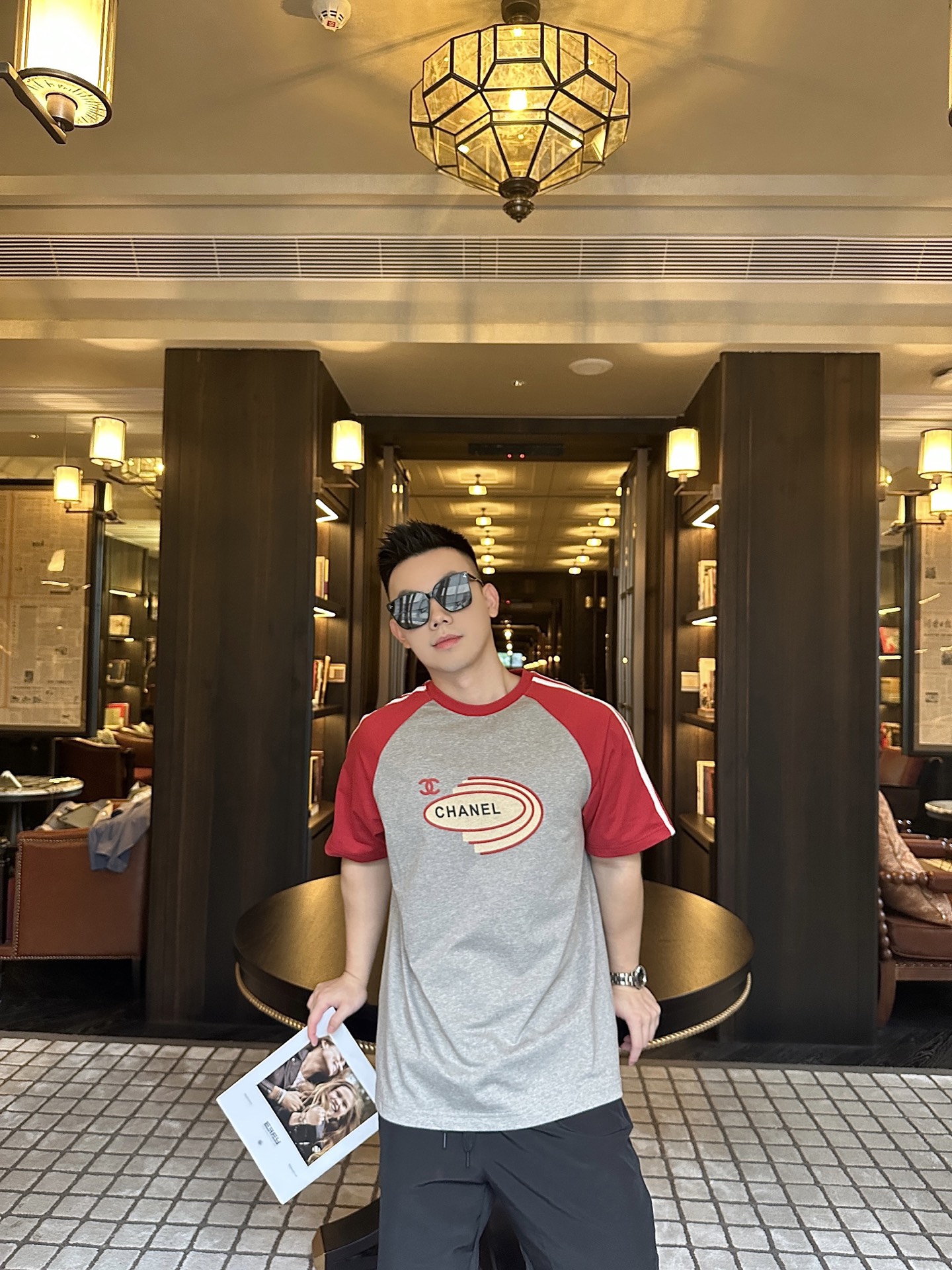 NO:421664,-Xiaoxiang 25SS spring and summer new knitted cotton pullover round neck short Tee, men and women same retro raglan sleeve color block loose casual short sleeve T-shirt!  Trading companies have sparse channels and are released on the official website at the same time!  Xiaoxiang color-blocking T-shirt has successfully created a fashionable and practical summer item with its customized fabrics, clever designs, three-dimensional printing and casual and loose styles!  This T-shirt is made of custom jersey cotton, which not only feels soft and comfortable to touch, but also has good breathability and hygroscopicity, ensuring that the wearer can stay dry and comfortable in the hot summer!  The unique ragdoll sleeve color-blocking design cleverly blends different colors to create a distinct visual effect!  The carefully matched webbing design on the sleeves not only adds the detail of the clothing, but also makes the entire T-shirt full of design and retro fashion!  The three-dimensional logo pattern print on the front is undoubtedly the finishing touch of this T-shirt!  The pattern is presented with exquisite printing technology, with bright colors and three-dimensionality, perfectly echoing the overall style, demonstrating the wearer's unique taste and personality!  The casual and loose tailoring design is not only inclusive, but also allows the wearer to experience unparalleled comfort!  Size XS-L XS Sleeve Sleeve Length 38cm-Bust 112cm-Clothes Length 70cm S S S Sleeve Length 39cm-Bust 116cm-Clothes Length 71cm M Sleeve Length 40cm-Bust 120cm-Clothes Length 72cm L Sleeve Length 41cm-Bust 124cm-Clothes Length 74cm Size Recommended (loose version) Height 174-140 catties, try on XS Size appropriate!  A boy can choose XS code within 143 catties, a S code for 143-158 catties, a M code for 158-173 catties, and a L code for 173-188 catties!  All girls can choose XS codes!  ,T-shirt,tees,t-shirt,alexander wang19860909-小香25SS春夏新款针织棉布套头圆领短Tee,男女同款复古插肩袖拼色宽松休闲短袖T恤衫！贸易公司渠道稀出,同步官网发售！小香拼色T恤以其定制的面料、巧妙的设计、立体的印花以及休闲宽松的版型,成功打造了一款既时尚又实用的夏日单品！ 这款T恤采用客供定制平纹针织棉布,不仅触感柔软舒适,还具有良好的透气性和吸湿性,确保穿着者在炎炎夏日也能保持干爽与自在！别出心裁的插肩袖拼色设计,将不同色彩巧妙融合,营造出层次分明的视觉效果！袖臂上精心搭配的织带设计,不仅增添了服饰的细节感,更使得整件T恤充满了设计感与复古时尚感！前幅的立体标识图案印花,无疑是这款T恤的点睛之笔！该图案以精湛的印花技术呈现,色彩鲜艳且立体感十足,与整体风格完美呼应,彰显出穿着者的独特品味与个性！休闲宽松的剪裁设计,这种版型不仅包容性强,能够轻松驾驭各种身材,还赋予穿着者无与伦比的舒适体验！尺码XS-L XS码肩连袖长38cm-胸围112cm-衣长70cm S码肩连袖长39cm-胸围116cm-衣长71cm M码肩连袖长40cm-胸围120cm-衣长72cm L码肩连袖长41cm-胸围124cm-衣长74cm 尺码推荐（宽松版型） 身高174-140斤,试穿XS码合适！ 男生体重143斤以内选择XS码,143-158斤选择S码,158-173斤选择M码,173-188斤选择L码！ 女生全部选择XS码即可！,,T-shirt,tees，t-shirt,alexander wang,Men's clothing