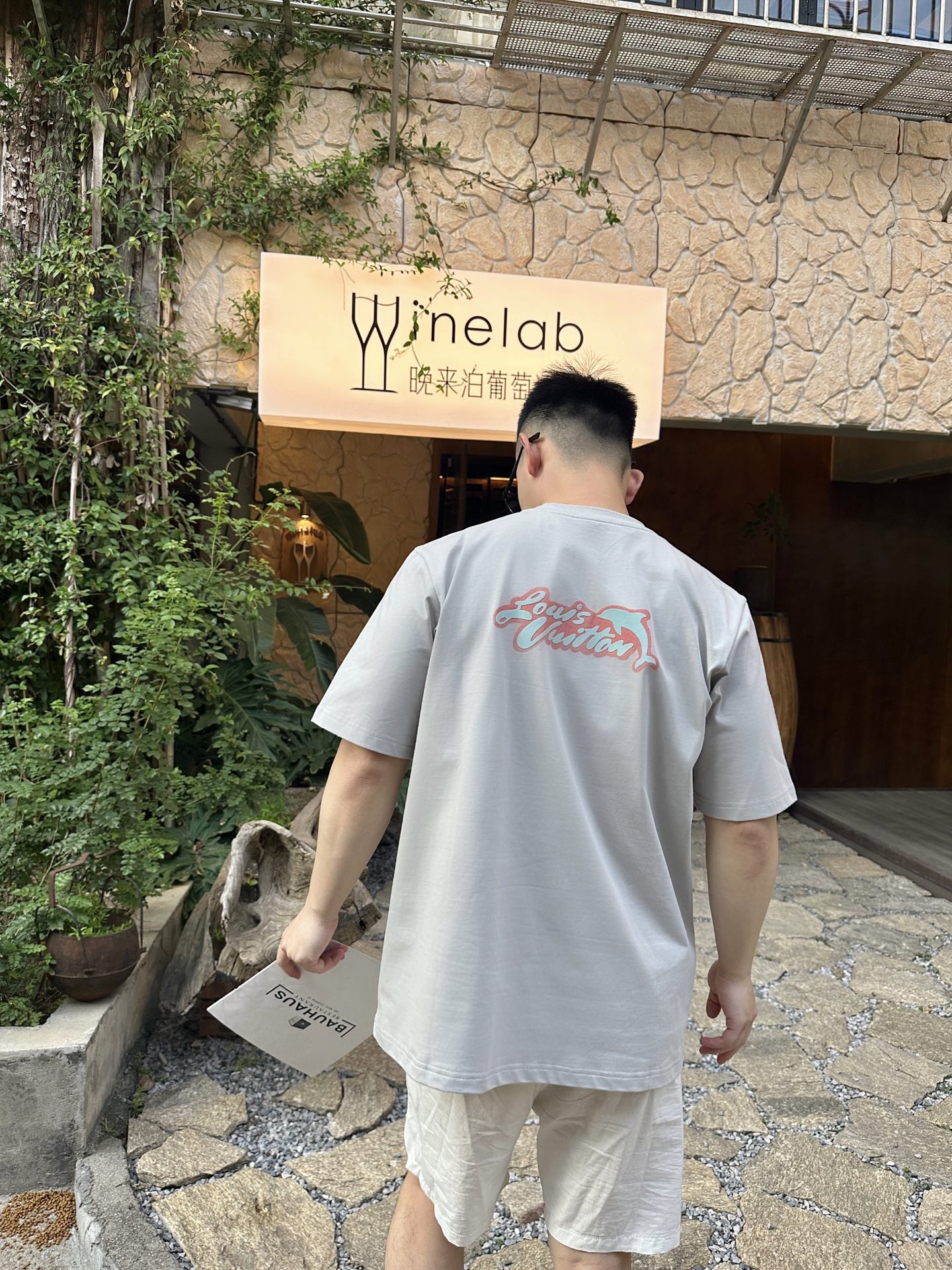 NO:421684,-1V25SS spring and summer new jersey cotton round neck short Tee, male and female letters dolphin pattern printed loose casual short-sleeved T-shirt!  Trading companies have sparse channels and are released on the official website at the same time!  V Home’s new dolphin printed T-shirt, a unique item that combines the essence of luxury brand and casual fashion elements. Its charm can be seen from the choice of fabrics!  This T-shirt is made of custom jersey cotton for customer supply, which is not only soft and comfortable to touch, but also has excellent breathability!  The classic logo on the chest is presented in a low-key and elegant way. It is not only a symbol of brand identity, but also an eternal classic symbol in the fashion industry!  The design of the back is the finishing touch of the entire T-shirt. A string of lively letters cleverly combine with the dolphin pattern, as if they are leaping out of the sea, with the message of freedom and joy, instantly enhancing the fashion sense and storyline of the entire clothing!  Adopting advanced three-dimensional flocking printing technology, unlike traditional flat printing, three-dimensional flocking makes the dolphin contour more distinct, each line and every scale are full and layered, and the details show exquisiteness and luxury!  The casual and loose style cut not only retains the brand's consistent elegance, but also takes into account the comfort and freedom of daily wear. Whether it is matched with jeans or casual pants, you can easily control various occasions!  Size XS-L XS size shoulder width 45cm-bust 112cm-length 68cm S size shoulder width 46cm-bust 116cm-length 70cm M size shoulder width 47cm-bust 120cm-length 72cm L size shoulder width 49cm-bust 124cm-length 74cm Size recommendation (loose style) Height 174-140 catties, try on XS size appropriate!  A boy can choose XS code within 143 catties, a S code for 143-158 catties, a M code for 158-173 catties, and a L code for 173-188 catties!  All girls can choose XS codes!  , jeans,T-shirt,tees,t-shirt,alexander wang19860909-1V25SS春夏新款平纹针织棉布圆领短Tee,男女同款字母海豚图案印花宽松休闲短袖T恤衫！贸易公司渠道稀出,同步官网发售！V家新款海豚印花T恤,一款融合了奢华品牌精髓与休闲时尚元素的独特单品,其魅力从面料的选择便可见一斑！ 这款T恤采用客供定制平纹针织棉布,不仅触感柔软舒适,透气性极佳！胸前经典标识以低调而不失高雅的方式呈现,它不仅是品牌身份的象征,更是时尚界永恒的经典符号！而后幅的设计则是整件T恤的点睛之笔,一串串灵动的字母巧妙地结合海豚图案,仿佛正跃出海面,带着自由与欢快的讯息,瞬间提升了整件衣物的时尚感与故事性！采用先进立体植绒印花工艺,不同于传统的平面印刷,立体植绒使得海豚的轮廓更加鲜明,每一根线条、每一片鳞甲都饱满而富有层次,细节之处尽显精致与奢华！休闲宽松的版型剪裁,既保留了品牌一贯的优雅风范,又兼顾了日常穿着的舒适与自在,无论是搭配牛仔裤还是休闲裤,都能轻松驾驭各种场合！尺码XS-L XS码肩宽45cm-胸围112cm-衣长68cm S码肩宽46cm-胸围116cm-衣长70cm M码肩宽47cm-胸围120cm-衣长72cm L码肩宽49cm-胸围124cm-衣长74cm 尺码推荐（宽松版型） 身高174-140斤,试穿XS码合适！ 男生体重143斤以内选择XS码,143-158斤选择S码,158-173斤选择M码,173-188斤选择L码！ 女生全部选择XS码即可！,,jeans,T-shirt,tees，t-shirt,alexander wang,Men's clothing