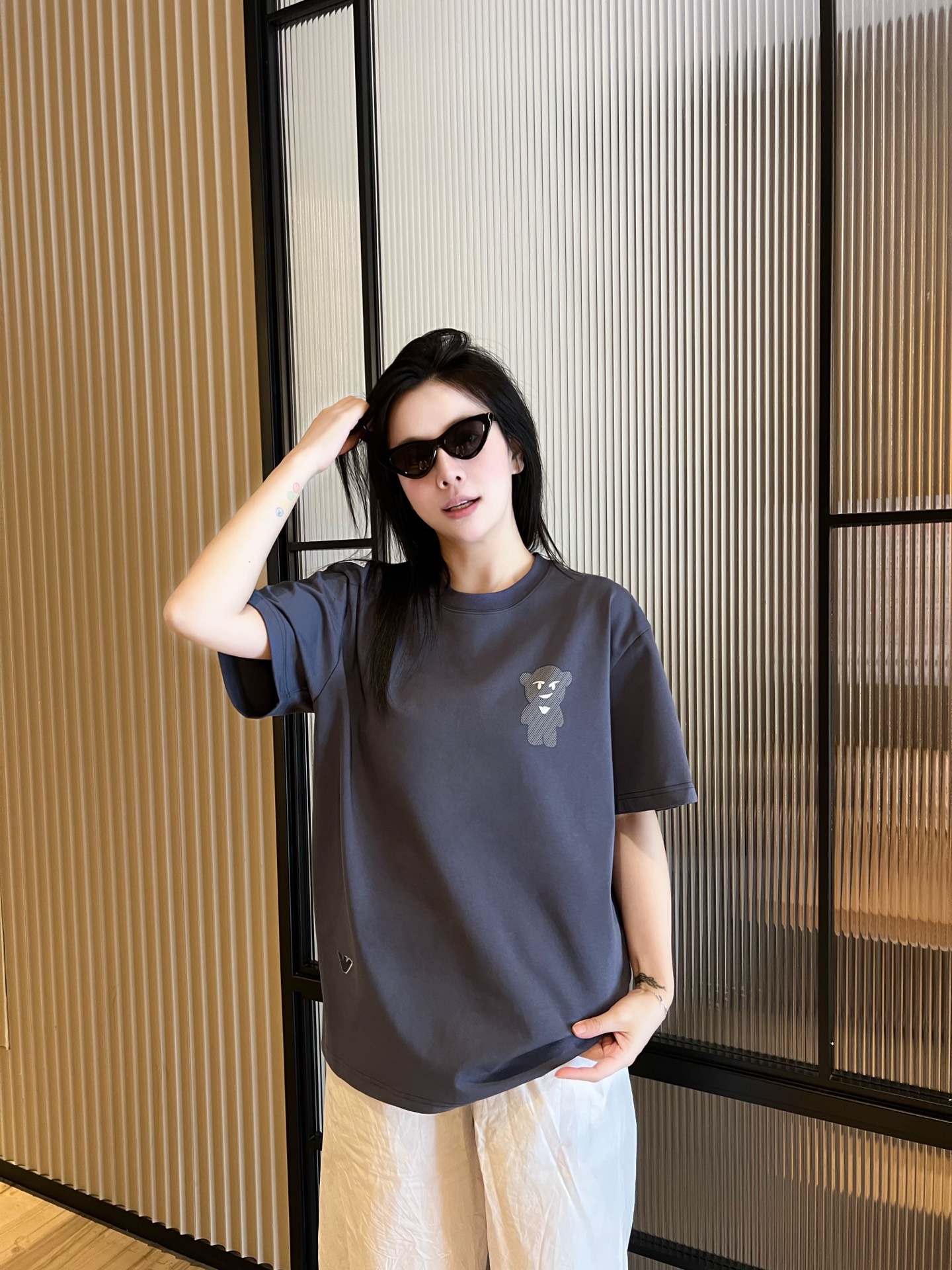 NO:421673,-EA25SS spring and summer new knitted pure cotton material round neck short Tee, men and women same bear pattern printed casual pullover short-sleeved T-shirt!  Trading companies have sparse channels and are released on the official website at the same time!  A classic work that combines fashion and comfort, with its unique charm, from fabric selection to design details, revealing its ingenuity!  This T-shirt is made of customized jersey cotton. After special processing, it not only has soft and delicate touch, but also has excellent breathability, but also brings a rare coolness in the hot summer!  The cute little bear pattern on the chest is vividly displayed on the clothes in the form of exquisite prints. This little bear is vivid, not only adding a bit of fashion and playfulness to the whole T-shirt, but also inadvertently playing the effect of reducing age. People can instantly regain the long-lost youthful vitality when worn on it!  The hem is cleverly incorporated into the brand's classic eagle logo, which not only symbolizes freedom and power, but also highlights the wearer's identity and status with its unique design language!  The casual and loose style cut is highly inclusive, and can easily control various figures, creating a casual and free atmosphere visually!  Recommended for the same style as men and women!  Size XS-L XS size shoulder width 49cm-bust 104cm-length 66cm S size shoulder width 50cm-bust 108cm-length 68cm M size shoulder width 51cm-bust 112cm-length 70cm L size shoulder width 52cm-bust 116cm-length 72cm Size recommended (standard version) Height 174-140 catties, try S size appropriately!  A boy can choose XS code within 135 catties, a S code for 135-150 catties, a M code for 150-165 catties, and a L code for 165-180 catties!  All girls can choose XS codes!  ,T-shirt,tees,t-shirt,alexander wang19860909-EA25SS春夏新款针织纯棉材质圆领短Tee,男女同款小熊图案印花休闲套头短袖T恤衫！贸易公司渠道稀出,同步官网发售！一款融合了时尚与舒适的经典之作,其独特魅力从面料选择到设计细节,无不透露出匠心独运！ 这款T恤采用客供定制平纹针织棉布.经过特殊工艺处理,不仅手感柔软细腻,透气性极佳,更在炎炎夏日里带来一抹不可多得的清凉！胸前憨态可掬的小熊图案以精致印花的形式跃然衣上,这只小熊形象生动,不仅为整件T恤增添了几分时髦与俏皮的气息,更在不经意间起到了减龄的效果,让人穿上它便能瞬间找回那份久违的青春活力！而下摆处则巧妙地融入了品牌经典的老鹰标识,不仅象征着自由与力量,更以其独特的设计语言凸显了穿着者的身份与地位！休闲宽松的版型剪裁,包容性强,能够轻松驾驭各种身材,更在视觉上营造出一种随性与自在的氛围！男女同款推荐！尺码XS-L XS码肩宽49cm-胸围104cm-衣长66cm S码肩宽50cm-胸围108cm-衣长68cm M码肩宽51cm-胸围112cm-衣长70cm L码肩宽52cm-胸围116cm-衣长72cm 尺码推荐（标准版型） 身高174-140斤,试穿S码合适！ 男生体重135斤以内选择XS码,135-150斤选择S码,150-165斤选择M码,165-180斤选择L码！ 女生全部选择XS码即可！,,T-shirt,tees，t-shirt,alexander wang,Men's clothing