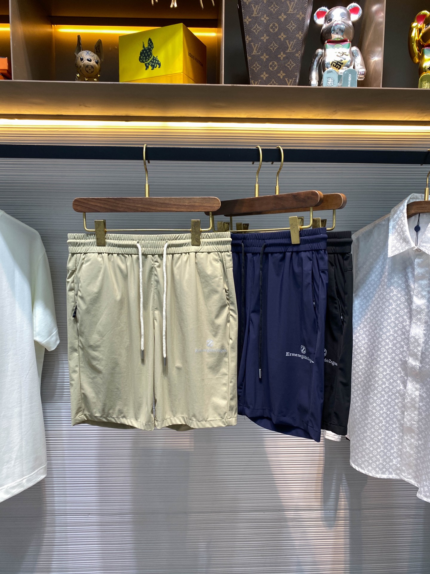 NO:446111,-EZ25SS spring and summer new light and all-cotton drawstring shorts, men's reflective letter logo fashionable and versatile casual shorts cropped pants!  Trading companies have sparse channels and are on sale on the leading official website!  A boutique trousers that combine fashion and practicality, with its unique charm from every inch of fabric to every detail!  This shorts are made of customized light and light cotton fabrics for customers. After special processing, the touch is silky and delicate, as skin-friendly and comfortable as the second layer of skin!  At the same time, it also has excellent breathability, which ensures that the wearer can enjoy lasting refreshment and freedom even in the hot summer, making every walk a pleasure!  In terms of design highlights, the classic reflective letter logo on the front is undoubtedly the finishing touch. It can reflect light in night or in dim environments, which not only improves the wearer's safety, but also adds a unique sense of technology and fashion!  The details of the two-color webbing on the back are cleverly used the contrast between colors and materials, showing a low-key and luxurious identity symbol, which is unforgettable at a glance!  Drawstring elastic waist design, this design is not only easy to put on and take off, but also flexibly adjusts according to the waistline of different people to ensure the best wearing comfort!  The straight-tube style design not only modifies the leg lines, but also looks clean and neat. Whether it is matched with casual shoes or sports shoes, it can be easily controlled, showing a versatile and undeniable fashion charm!  Black/blue/khaki, three colors into it!  Size M-3XL M size waist 78/84cm-hip circumference 96cm-front 28cm-thigh circumference 60cm-trouser length 47cm L size waist 82/88cm-thigh circumference 100cm-front 29cm-thigh circumference 62cm-trouser length 48cm XL size waist 86/92cm-thigh circumference 104cm-front 29cm-thigh circumference 64cm-trouser length 49cm XXL size waist 90/96cm-thigh circumference 108cm-front 30cm-thigh circumference 66cm-trouser length 50cm 3XL size waist 94/100cm-thigh circumference 112cm-front 30cm-thigh circumference 68cm-trouser length 51cm Size recommendation (standard version)  Height is 174-catties, it is suitable to try on the L size!  A boy can choose M code within 130 catties, a L code for 130-143 catties, a XL code for 143-156 catties, a XXL code for 156-170 catties, and a 3XL code for 170-186 catties!  ,,sneakers,shorts,alexander wang19860909-EZ25SS春夏新款轻薄全棉材质抽绳短裤,男士反光字母标识时尚百搭休闲短裤五分裤！贸易公司渠道稀出,领先官网发售！一款集时尚与实用于一身的精品裤装,其独特魅力从每一寸面料到每一处细节都彰显无遗！ 这款短裤采用了客供定制轻薄全棉面料,经过特殊工艺处理,触感丝滑细腻,仿佛第二层肌肤般亲肤舒适！同时它还具有极佳的透气性能,即便是在炎炎夏日,也能确保穿着者享受到持久的清爽与自在,让每一步行走都成为享受！设计亮点方面,前幅的经典反光字母标识无疑是点睛之笔,在夜晚或昏暗环境中能够反射光线,不仅提升了穿着者的安全性,更增添了一份独特的科技感与时尚气息！而后幅的双色织带细节,则巧妙地运用了色彩与材质的对比,展现出一种低调而奢华的身份象征,让人一眼难忘！抽绳松紧裤腰设计,这种设计不仅便于穿脱,更能够根据不同人的腰围进行灵活调整,确保最佳的穿着舒适度！直筒的版型设计,既修饰了腿部线条,又显得干净利落,无论是搭配休闲鞋还是运动鞋,都能轻松驾驭,展现出百搭不挑人的时尚魅力！黑色/蓝色/卡其,三色入！尺码M-3XL M码腰围78/84cm-臀围96cm-前档28cm-大腿围60cm-裤长47cm L码腰围82/88cm-臀围100cm-前档29cm-大腿围62cm-裤长48cm XL码腰围86/92cm-臀围104cm-前档29cm-大腿围64cm-裤长49cm XXL码腰围90/96cm-臀围108cm-前档30cm-大腿围66cm-裤长50cm 3XL码腰围94/100cm-臀围112cm-前档30cm-大腿围68cm-裤长51cm 尺码推荐（标准版型） 身高174-斤,试穿L码合适！ 男生体重130斤以内选择M码,130-143斤选择L码,143-156斤选择XL码,156-170斤选择XXL码,170-186斤选择3XL码！,,sneakers,shorts,alexander wang,Men's clothing