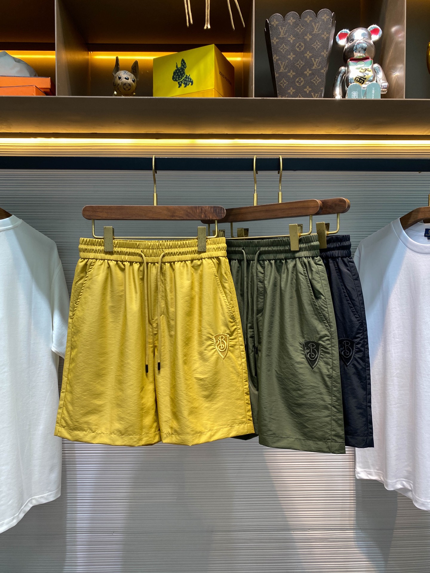 NO:446103,-BU25SS spring and summer new woven blended cotton drawstring shorts, men's war horse badge embroidered sports and casual shorts cropped pants!  Trading companies have sparse channels and are on sale on the leading official website!  B-home brand new shorts, with its unique design concept and exquisite craftsmanship, have become a perfect combination of fashion and comfort!   The fabric is made of customized blended cotton cloth. This fabric is not only light and breathable, but also has good moisture absorption and sweating properties. It can make you feel cool and comfortable even in the hot summer!  The exquisite B-letter badge on the front is in sight, carefully crafted with top-level embroidery craftsmanship, and each stitch reveals the craftsman's intention and concentration!  The B letters on the badge have smooth lines and clear outlines, as if whispering the legendary story of the brand!  Echoing the B-letter badge in the front is the classic war horse pattern on the back pocket. This war horse is vigorous and majestic, and is also presented with top-level embroidery technology. Every horse's hair and every muscle are lifelike, as if it will jump out at any time and gallop across the endless grassland!  The shorts are also quite thoughtful in their style. The drawstring elastic waist design not only makes it easier to wear, but also freely adjusts the tightness according to the personal waist circumference to ensure the best wearing experience!  Whether it’s casual or sports time, these shorts can be your best fashion companion!  Khaki/Military Green/Black, three colors into it!  Size M-3XL M size waist 70/76cm-Hip circumference 106cm-front 32cm-thigh circumference 66cm-trouser length 48cm L size waist 74/80cm-hip circumference 110cm-front 33cm-thigh circumference 68cm-trouser length 49cm XL size waist 78/84cm-hip circumference 114cm-front 34cm-thigh circumference 70cm-trouser length 50cm XXL size waist 82/88cm-hip circumference 118cm-front 35cm-thigh circumference 72cm-trouser length 51cm 3XL size waist 86/92cm-thigh circumference 122cm-front 35cm-thigh circumference 74cm-trouser length 52cm Size recommendation (standard version)  Height is 174-catties, it is suitable to try on the L size!  A boy can choose M code within 130 catties, a L code for 130-143 catties, a XL code for 143-156 catties, a XXL code for 156-170 catties, and a 3XL code for 170-185 catties!  ,,shorts,alexander wang19860909-BU25SS春夏新款梭织混纺棉布抽绳短裤,男士战马徽章刺绣运动休闲短裤五分裤！贸易公司渠道稀出,领先官网发售！B家全新短裤,以其独特的设计理念和精湛的工艺,成为了时尚与舒适的完美结合！  面料选用客供定制混纺梭织棉布,这种布料不仅轻薄透气,还具有良好的吸湿排汗性能,即使在炎炎夏日也能让你感受到清凉与舒适！前幅精致的B字母徽章赫然在目,采用顶级刺绣工艺精心打造,每一个针脚都透露着匠人的用心与专注！徽章上的B字母线条流畅、轮廓清晰,仿佛在低语着品牌的传奇故事！而与前幅B字母徽章相呼应的,则是后兜上的经典战马图案,这匹战马姿态矫健、气势磅礴,同样以顶级刺绣工艺呈现,每一根马鬃、每一块肌肉都栩栩如生,仿佛随时都会跃然而出,驰骋于无垠的草原！短裤在版型上同样也颇费心思,抽绳松紧裤腰设计,不仅让穿着更加便捷,还能根据个人腰围自由调节松紧度,确保最佳的穿着体验！无论是休闲时光还是运动时刻,这款短裤都能成为你最佳的时尚伴侣！卡其/军绿/黑色,三色入！尺码M-3XL M码腰围70/76cm-臀围106cm-前档32cm-大腿围66cm-裤长48cm L码腰围74/80cm-臀围110cm-前档33cm-大腿围68cm-裤长49cm XL码腰围78/84cm-臀围114cm-前档34cm-大腿围70cm-裤长50cm XXL码腰围82/88cm-臀围118cm-前档35cm-大腿围72cm-裤长51cm 3XL码腰围86/92cm-臀围122cm-前档35cm-大腿围74cm-裤长52cm 尺码推荐（标准版型） 身高174-斤,试穿L码合适！ 男生体重130斤以内选择M码,130-143斤选择L码,143-156斤选择XL码,156-170斤选择XXL码,170-185斤选择3XL码！,,shorts,alexander wang,Men's clothing