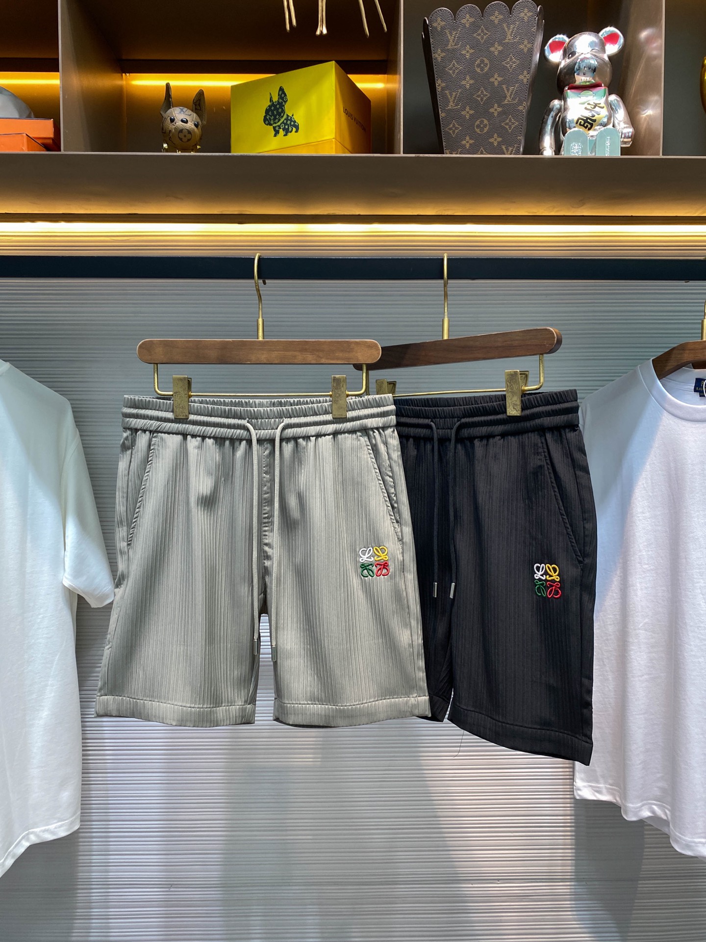 NO:446095,-LW25SS spring and summer new vertical striped textured cotton drawstring shorts, men's colorful logo embroidered fashionable casual shorts cropped pants!  Trading companies have sparse channels and are on sale on the leading official website!  LW's new shorts, from the choice of fabric to the design, show their ingenuity and fashion atmosphere!  The fabric is made of customized vertical striped texture cotton cloth for customer supply. This fabric not only feels soft and comfortable to wear, but also has good breathability. Even in the hot summer, it can make you feel a little cool!  The most eye-catching thing about the front is the decoration of the classic badge logo. This is not an ordinary printing or sewing logo, but is presented with exquisite colorful embroidery effects. Each stitch and thread reveal the fineness and care of the craftsmanship, making the entire logo three-dimensional and vivid, as if telling its story!  This design not only makes the shorts look more fashionable, but also makes you stand out from the crowd!  The design of the layout should not be underestimated. It adopts a drawstring elastic waist design, which is not only convenient for putting on and taking off, but also freely adjusting according to the personal waistline to ensure the comfort and fit of wearing!  At the same time, the straight-fitting design adds a bit of casualness and casualness to the shorts. Whether paired with a T-shirt or a shirt, it can be easily controlled, showing different styles and charm!  Black/khaki, two colors into it!  Size M-3XL M size waist 76/82cm-Hip circumference 98cm-front 29cm-thigh circumference 58cm-trouser length 45cm L size waist 80/86cm-Hip circumference 102cm-front 30cm-thigh circumference 60cm-trouser length 46cm XL size waist 84/90cm-Hip circumference 106cm-front 31cm-thigh circumference 62cm-trouser length 47cm XXL size waist 88/94cm-Hip circumference 110cm-front 32cm-thigh circumference 64cm-trouser length 48cm 3XL size waist 92/98cm-Hip circumference 114cm-front 32cm-thigh circumference 66cm-trouser length 49cm Size recommendation (standard version)  Height is 174-catties, it is suitable to try on the L size!  A boy can choose M code within 135 catties, a L code for 135-148 catties, a XL code for 148-162 catties, a XXL code for 162-176 catties, and a 3XL code for 176-190 catties!  ,,shorts,shirts,tees,t-shirt,alexander wang19860909-LW25SS春夏新款竖条纹肌理棉质抽绳短裤,男士彩色标识刺绣时尚休闲短裤五分裤！贸易公司渠道稀出,领先官网发售！LW新款短裤,从面料的选择到设计的每一个细节,都彰显着匠心独运与时尚气息！ 面料采用客供定制竖条纹肌理棉布,这种布料不仅触感柔软,穿着舒适,更具有良好的透气性,即便是炎炎夏日,也能让你感受到一丝清凉！前幅最为引人注目的便是那经典徽章标识的装饰,这并非普通的印刷或缝制标识,而是以精湛的彩色刺绣效果呈现,每一针每一线都透露着工艺的精细与用心,使得整个标识立体生动,仿佛在诉说着属于它的故事！这样的设计不仅让短裤看起来更加时髦,更极具辨识度,让你在人群中脱颖而出！在版型设计上同样不容小觑,它采用了抽绳松紧裤腰的设计,不仅方便穿脱,更能够根据个人的腰围进行自由调节,确保穿着的舒适性与贴合度！同时直筒的版型设计更是为短裤增添了几分休闲与随性,无论是搭配T恤还是衬衫,都能轻松驾驭,展现出不同的风格魅力！黑色/卡其,两色入！尺码M-3XL M码腰围76/82cm-臀围98cm-前档29cm-大腿围58cm-裤长45cm L码腰围80/86cm-臀围102cm-前档30cm-大腿围60cm-裤长46cm XL码腰围84/90cm-臀围106cm-前档31cm-大腿围62cm-裤长47cm XXL码腰围88/94cm-臀围110cm-前档32cm-大腿围64cm-裤长48cm 3XL码腰围92/98cm-臀围114cm-前档32cm-大腿围66cm-裤长49cm 尺码推荐（标准版型） 身高174-斤,试穿L码合适！ 男生体重135斤以内选择M码,135-148斤选择L码,148-162斤选择XL码,162-176斤选择XXL码,176-190斤选择3XL码！,,shorts,shirts,tees，t-shirt,alexander wang,Men's clothing