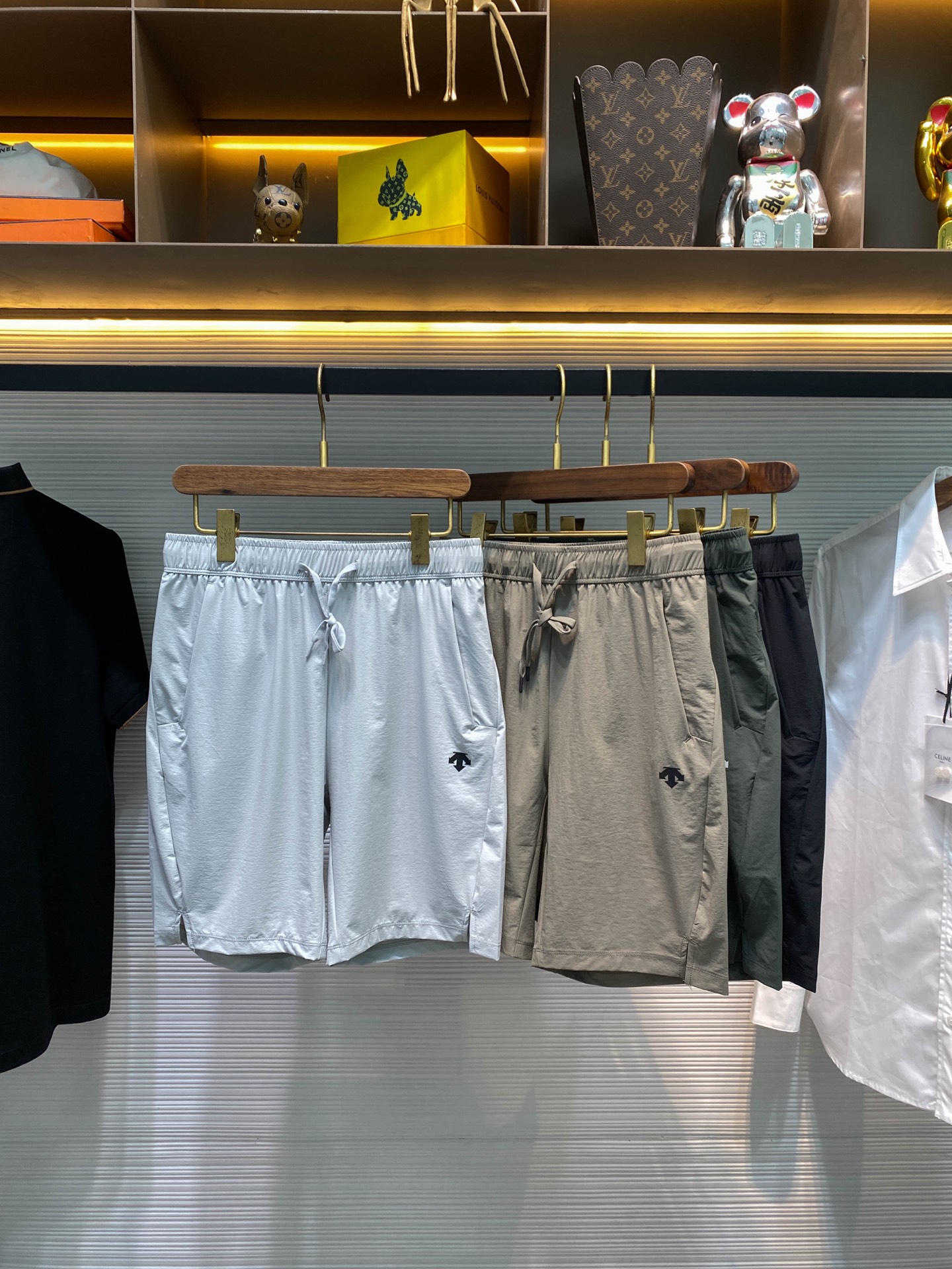 NO:446151,DES25SS spring and summer new lightweight and functional quick-drying fabric drawstring shorts, classic reflective logo for men's logo, fashionable sports and casual shorts, five-point pants!  Trading companies have sparse channels and are on sale on the leading official website!  DES's new reflective logo shorts, with its unique design and excellent performance, have become an ideal choice for outdoor adventure and daily leisure!  The shorts are made of imported functional outdoor quick-drying fabrics for customers. They not only feel thin and silky, but also fit like a second layer of skin. They also reject the stuffiness in the hot summer, bringing an indescribable refreshing and comfortable!  The dazzling reflective logo print in the front is leaping on it, like the brightest star in the night sky, instantly improving the overall recognition!  The shorts are cleverly designed with waterproof zippered pockets, which not only have moderate capacity, but also can accommodate mobile phones, wallets and other personal belongings, but also provide you with valuable protection in the harsh weather of wind and rain!  The elastic belt drawstring adjustment design allows for easy adjustment to the waist size that suits you best through simple pulling and pulling, ensuring that the shorts always fit the body and move freely!  The small slit design is cleverly integrated on both sides of the trouser legs. This detailed treatment not only adds a bit of fashion to the shorts, but also invisibly improves the convenience of sports!  Light color/khaki/green/black, four colors into it!  Size M-3XL M size waist 74/80cm-hip circumference 102cm-front 30cm-thigh circumference 62cm-thigh length 50cm L size waist 78/84cm-hip circumference 105cm-front 31cm-thigh circumference 64cm-thigh length 51cm XL size waist 82/88cm-hip circumference 108cm-front 32cm-thigh circumference 66cm-thigh length 52cm XXL size waist 86/92cm-hip circumference 111cm-front 33cm-thigh circumference 68cm-thigh length 54cm 3XL size waist 90/96cm-hip circumference 114cm-front 34cm-thigh circumference 60cm-thigh length 56cm Size recommendation (standard version)  Height is 174-catties, it is suitable to try on the L size!  A boy can choose M code within 130 catties, a L code for 130-143 catties, a XL code for 143-156 catties, a XXL code for 156-172 catties, and a 3XL code for 172-188 catties!  wallets shorts alexander wang19860909DES25SS春夏新款轻薄机能速干面料抽绳短裤,男士经典反光标识Logo时尚运动休闲短裤五分裤！贸易公司渠道稀出,领先官网发售！DES新款反光标识短裤,以其独特的设计和卓越的性能,成为了户外探险与日常休闲的理想选择！ 该短裤采用客供进口机能户外速干面料,不仅手感轻薄丝滑,如同第二层肌肤般贴合,更在炎炎夏日里拒绝了闷热,带来一抹难以言喻的清爽舒适！前幅醒目的反光标识Logo印花跃然其上,如同夜空中最亮的星,瞬间提升了整体的辨识度！而短裤两侧则巧妙地设计了防水拉链口袋,不仅容量适中,足以容纳手机、钱包等随身物品,更在风雨交加的恶劣天气中,为你提供了宝贵的庇护！弹性腰带抽绳调节设计,无论是身材健硕的户外爱好者,还是追求时尚的都市青年,都能通过简单的抽拉,轻松调整到最适合自己的腰围尺寸,确保短裤始终贴合身形,行动自如！裤腿两侧还巧妙地融入了小开衩设计,这一细节处理,不仅为短裤增添了几分时尚气息,更在无形中提升了运动的便捷性！浅色/卡其/绿色/黑色,四色入！尺码M-3XL M码腰围74/80cm-臀围102cm-前档30cm-大腿围62cm-裤长50cm L码腰围78/84cm-臀围105cm-前档31cm-大腿围64cm-裤长51cm XL码腰围82/88cm-臀围108cm-前档32cm-大腿围66cm-裤长52cm XXL码腰围86/92cm-臀围111cm-前档33cm-大腿围68cm-裤长54cm 3XL码腰围90/96cm-臀围114cm-前档34cm-大腿围60cm-裤长56cm 尺码推荐（标准版型） 身高174-斤,试穿L码合适！ 男生体重130斤以内选择M码,130-143斤选择L码,143-156斤选择XL码,156-172斤选择XXL码,172-188斤选择3XL码！,,wallets,shorts,alexander wang,Men's clothing