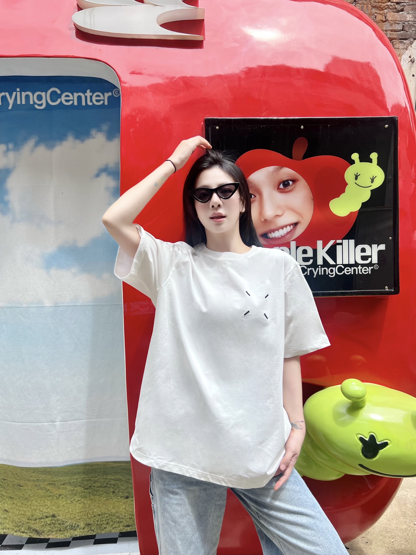 NO:421693,-MM6 25SS spring and summer new high-weight knitted cotton round neck short Tee, the same classic four-corner stitching embroidered loose casual short-sleeved T-shirt!  Trading companies have sparse channels and are released on the official website at the same time!  MM6 classic four-corner stitching T-shirt is launched, a fashionable item that combines unique design and excellent quality, which is unforgettable when you first meet!  This T-shirt is made of high-weight knitted cotton. It not only has a hard texture, but also gives the clothes a crisp outline and high-end texture, but also maintains a firmness without reducing its comfort and breathability at all!  Whether it is outdoor travel in the hot summer or wearing it for a long time in an indoor air-conditioned room, it can ensure that the skin enjoys the most natural and comfortable breathing!  The design of the clothes is unique, with the front and back lines decorated with iconic four-corner stitching embroidery, which is a symbol of the brand spirit. It demonstrates the wearer's unique taste and fashion attitude in a simple but high-end way!  The casual and loose fitting cut is not only highly inclusive, but also allows the wearer to easily control various figures, but also gives the wearer great freedom and comfort!  Black/white/red, three colors into it!  Size XS-L XS size shoulder width 45cm-bust 112cm-length 68cm S size shoulder width 46cm-bust 116cm-length 70cm M size shoulder width 47cm-bust 120cm-length 72cm L size shoulder width 49cm-bust 124cm-length 74cm Size recommendation (loose style) Height 174-140 catties, try on XS size appropriate!  A boy can choose XS code within 143 catties, a S code for 143-158 catties, a M code for 158-173 catties, and a L code for 173-188 catties!  All girls can choose XS codes!  ,,masion margiela,T-shirt,tees,t-shirt,alexander wang19860909-MM6 25SS春夏新款高克重针织棉布圆领短Tee,男女同款经典四角缝线刺绣宽松休闲短袖T恤衫！贸易公司渠道稀出,同步官网发售！MM6经典四角缝线T恤上线,一款集独特设计与卓越品质于一身的时尚单品,让人初见便难以忘怀！ 这款T恤采用客供高克重针织棉布,不仅质地硬挺,赋予了衣物挺括的轮廓与高级的质感,而且在保持硬挺的同时,丝毫未减其舒适透气性能！无论是炎炎夏日的户外出行,还是室内空调房中的长时间穿着,都能确保肌肤享受到最自然、最舒适的呼吸感！衣身的设计更是别出心裁,前后幅均点缀以标志性的四角缝线刺绣装饰,是品牌精神的象征,它以一种简约而不失高级的方式,彰显着穿着者的独特品味与时尚态度！休闲宽松的版型剪裁,不仅包容性强,能够轻松驾驭各种身材,还赋予了穿着者极大的自由度与舒适度！黑色/白色/红色,三色入！尺码XS-L XS码肩宽45cm-胸围112cm-衣长68cm S码肩宽46cm-胸围116cm-衣长70cm M码肩宽47cm-胸围120cm-衣长72cm L码肩宽49cm-胸围124cm-衣长74cm 尺码推荐（宽松版型） 身高174-140斤,试穿XS码合适！ 男生体重143斤以内选择XS码,143-158斤选择S码,158-173斤选择M码,173-188斤选择L码！ 女生全部选择XS码即可！,,masion margiela,T-shirt,tees，t-shirt,alexander wang,Men's clothing