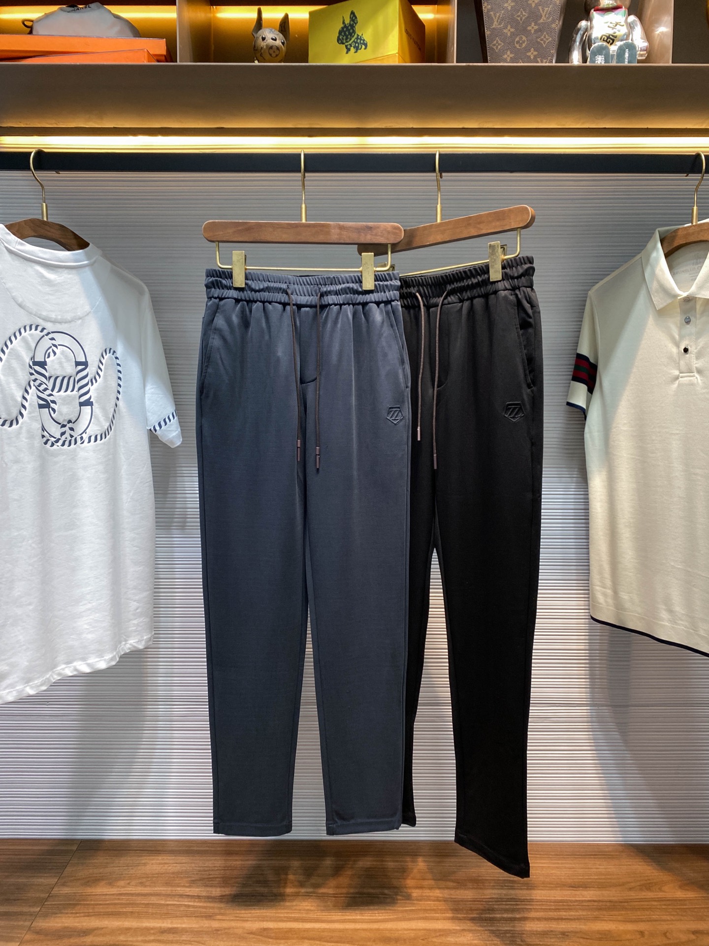 NO:440253,【-EZ25SS spring and summer new technology knitted cotton drawstring casual pants, men's Z-shaped embossed badge classic webbing elements fashionable casual pants!  Trading companies have sparse channels and are on sale on the leading official website!  Z Home's new drawstring casual pants will undoubtedly become your ideal choice for pursuing fashion and comfortable life with its unique fabric choice, exquisite design details and comfortable fit experience!  The trousers are made of customized technology knitted cotton cloth for customer supply. The fabric has been processed with special craftsmanship, which not only ensures comfort and breathability when worn, but also allows you to feel the coolness of the breeze even in the hot summer!  Moreover, its touch is smooth and delicate. Every intimate contact between the skin and the fabric seems to be the gentlest caress of nature, giving you unparalleled clothing enjoyment!  The front page cleverly incorporates classic Z-shaped embossed badge elements, which is not only a tribute to the brand tradition, but also an ultimate pursuit of details!  The badges are presented in relief, with clear layers and three-dimensionality. Every time you stop at the sight, you can feel the unique artistic charm!  The iconic webbing element combined with the back pocket is the finishing touch. It not only perfectly blends with the overall style, but also inadvertently reveals the wearer's fashion taste and personality attitude, allowing you to stand out from the crowd, fashionable and recognizable!  It is worth mentioning that the waist design adopts a drawstring elastic design. This thoughtful design fully takes into account the needs of different figures. Whether it is a slender waist or a slightly plump body shape, the best wearing effect can be achieved by easily adjusting the drawstring!  At the same time, the elasticity of the elastic waist also ensures the comfort of wearing for a long time, allowing you to enjoy a free and comfortable wearing experience whether you are sitting in the office or outdoor leisure activities!  The casual straight-tube style design is undoubtedly a perfect interpretation of fashion and comfort. It can not only modify the leg shape, lengthen the leg lines, but also ensure sufficient space for movement. Whether it is matched with sports shoes or casual shoes, it can easily control various occasions and become an indispensable fashion item in your wardrobe!  Black/blue, two colors into it!  Size 48-56 Size 48 Waist circumference 68/74cm - Hips circumference 96cm - Front 30cm - Thigh circumference 58cm - Trouser circumference 102cm - Trouser 30cm 50 Waist circumference 72/78cm - Hips circumference 100cm - Front 31cm - Trouser circumference 60cm - Trouser circumference 103cm - Trouser 31cm 52 Waist circumference 76/82cm - Hips circumference 104cm - Trouser circumference 32cm - Trouser circumference 62cm - Trouser circumference 104cm - Trouser 32cm 54 Waist circumference 80/86cm - Hips circumference 108cm - Front 33cm - Thigh circumference 64cm - Trouser circumference 105cm - Trouser 33cm  56 size waist circumference 84/90cm - hip circumference 112cm - front gear 33cm - thigh circumference 66cm - trouser length 106cm - trouser legs 34cm Recommended size (standard version) Height 174-140 catties, it is suitable to try on 50 sizes!  A boy can choose 48 digits within 128 catties, a 50 digit for 128-140 catties, a 52 digit for 140-153 catties, a 52 digit for 153-166 catties, a 54 digit for 166-180 catties!  ,,sneakers,alexander wang19860909【-EZ25SS春夏新款科技针织棉布抽绳休闲裤,男士Z字浮雕徽章经典织带元素时尚休闲长裤！贸易公司渠道稀出,领先官网发售！Z家全新抽绳休闲裤以其独特的面料选择、精致的设计细节以及舒适的版型体验,无疑将成为你追求时尚与舒适生活的理想选择！ 该裤装采用客供定制科技针织棉布,面料经过特殊工艺处理,不仅确保了穿着时的舒爽透气,即便在炎炎夏日也能让你感受到如微风拂面般的清凉！而且其触感顺滑细腻,每一次肌肤与面料的亲密接触,都仿佛是大自然最温柔的抚摸,给予你无与伦比的穿着享受！前幅巧妙地融入了经典Z字浮雕徽章元素,这不仅仅是对品牌传统的致敬,更是对细节的极致追求！徽章以浮雕的形式呈现,层次分明,立体感十足,每一次目光的停留都能感受到那份独特的艺术魅力！而结合在后兜上的标志性织带元素,更是点睛之笔,它不仅与整体风格完美融合,更在不经意间透露出穿着者的时尚品味与个性态度,让你在人群中脱颖而出,时髦且富有辨识度！ 值得一提的是在腰部设计上采用了抽绳松紧设计,这一贴心设计充分考虑到了不同身材的需求,无论是纤细的腰身还是略显丰满的体型,都能通过轻松调节抽绳达到最佳的穿着效果！同时松紧裤腰的弹性也确保了长时间穿着的舒适度,让你无论是久坐办公室还是户外休闲活动,都能享受到自由自在的穿着体验！休闲直筒的版型设计无疑是对时尚与舒适的完美诠释,它既能修饰腿型,拉长腿部线条,又能确保足够的活动空间,无论是搭配运动鞋还是休闲鞋,都能轻松驾驭各种场合,成为你衣橱中不可或缺的时尚单品！黑色/蓝色,两色入！尺码48-56 48码腰围68/74cm-臀围96cm-前档30cm-大腿围58cm-裤长102cm-裤脚30cm 50码腰围72/78cm-臀围100cm-前档31cm-大腿围60cm-裤长103cm-裤脚31cm 52码腰围76/82cm-臀围104cm-前档32cm-大腿围62cm-裤长104cm-裤脚32cm 54码腰围80/86cm-臀围108cm-前档33cm-大腿围64cm-裤长105cm-裤脚33cm 56码腰围84/90cm-臀围112cm-前档33cm-大腿围66cm-裤长106cm-裤脚34cm 尺码推荐（标准版型） 身高174-140斤,试穿50码合适！ 男生体重128斤以内选择48码,128-140斤选择50码,140-153斤选择52码,153-166斤选择54码,166-180斤选择56码！,,sneakers,alexander wang,Men's clothing