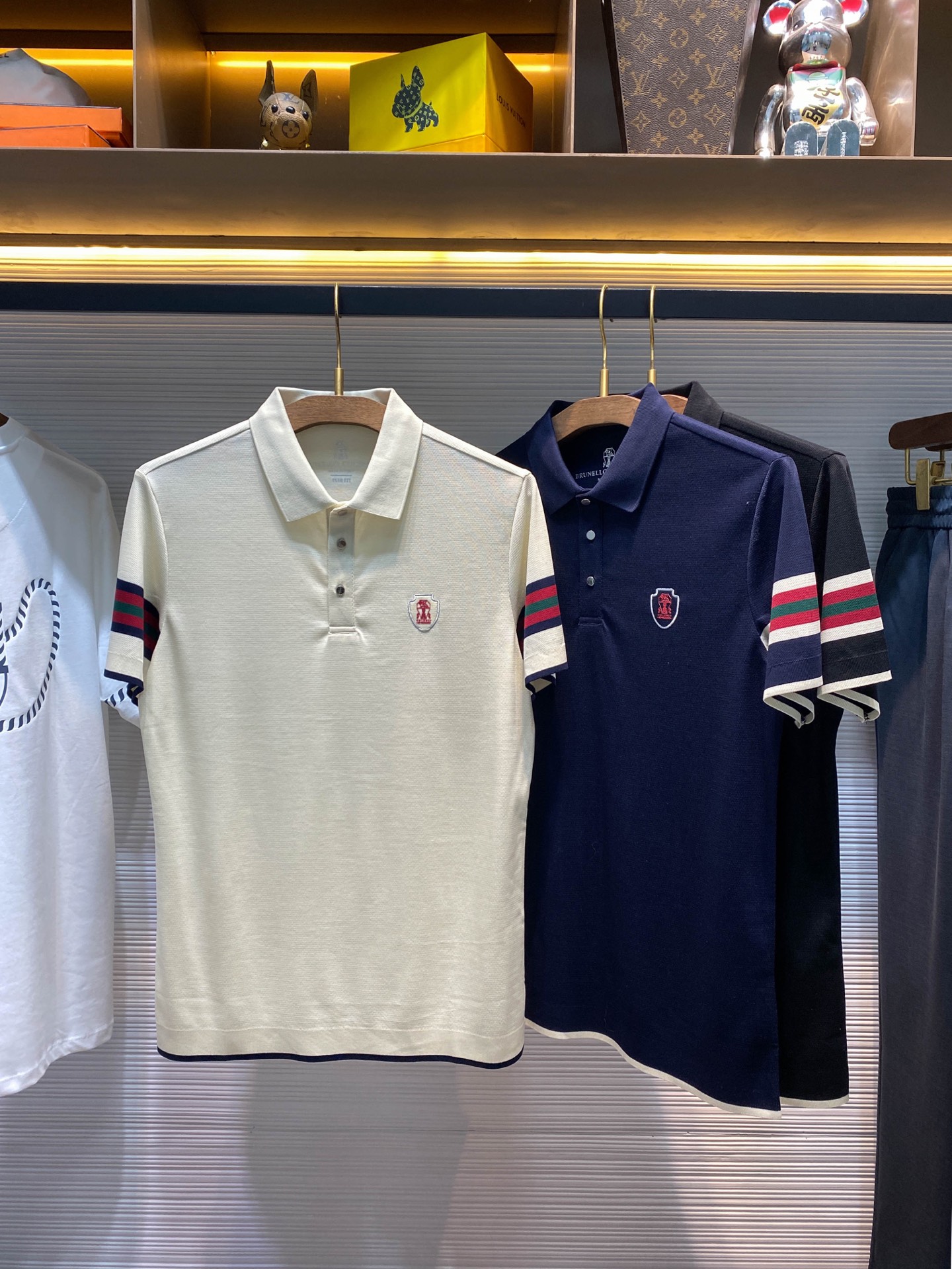 NO:440202,[-BC25SS spring and summer new technology mesh cotton lapel short Tee, classic badge embroidered color woven contrasting color short-sleeved Polo shirt!  Trading companies have sparse channels and are released on the official website at the same time!  A boutique clothing that you are carefully crafted for pursuing both quality and fashion. It is not only a piece of clothing, but also an expression of an attitude towards life and a declaration of unremitting pursuit of quality and fashion!  This Polo shirt uses customized technology mesh cotton cloth for customer supply. After special processing, it not only has a light texture, giving the wearer unparalleled freedom and comfort, but also makes it more comfortable and breathable when attached to the skin. Even in the hot summer, it can effectively sweat and keep the skin dry and fresh!  The three-dimensional badge logo on the chest is vividly displayed and is made of exquisite craftsmanship. Every detail reveals the craftsman's intention and the honor of the brand!  The design of sleeves and hem is the finishing touch of this Polo shirt!  The contrasting color design of the woven stripes and the main body not only breaks the monotony and dullness of the traditional Polo shirt, but also forms a strong visual impact, enhancing the overall sense of fashion and layering!  This contrasting color design is not only a tribute to classic elements, but also an innovative interpretation of modern aesthetics, allowing the wearer to become the focus on any occasion!  The basic straight-tube style design not only retains the classic charm of the Polo shirt, but also takes into account the modern people's needs for comfort and freedom!  Black/blue/bee, three colors into it!  Size 48-56 Size 48 shoulder width 42cm - bust 98cm - length 72cm Size 50 shoulder width 43cm - bust 102cm - length 73cm Size 52 shoulder width 44cm - bust 106cm - length 74cm Size 54 shoulder width 45cm - bust 110cm - length 75cm Size 56 shoulder width 46cm - bust 114cm - length 76cm Size recommended (standard version) Height 174-140 catties, try on 50 sizes suitable!  A boy can choose 48 digits within 128 catties, a 50 digit for 128-140 catties, a 52 digit for 140-153 catties, a 52 digit for 153-166 catties, a 54 digit for 166-180 catties!  ,T-shirt,alexander wang19860909【-BC25SS春夏新款科技网眼棉布翻领短Tee,男士经典徽章刺绣色织撞色短袖Polo衫！贸易公司渠道稀出,同步官网发售！一款专为追求品质与时尚并重的您精心打造的服饰精品,它不仅仅是一件衣服,更是一种生活态度的表达,一种对品质与时尚不懈追求的宣言！ 这款Polo衫采用客供定制科技网眼棉布,经过特殊工艺处理,不仅质地轻盈,给予穿着者无与伦比的自由与舒适,而且贴肤时更是舒爽透气,即便是炎炎夏日,也能有效排汗,保持肌肤的干爽与清新！胸前立体徽章标识跃然其上,采用精湛工艺打造,每一个细节都透露出匠人的用心与品牌的尊贵！衣袖及下摆的设计,则是这款Polo衫的点睛之笔！色织条纹与主体的撞色设计,不仅打破了传统Polo衫的单调与沉闷,更在视觉上形成强烈的冲击力,提升了整体的时尚感与层次感！这种撞色设计既是对经典元素的致敬,也是对现代审美的创新演绎,让穿着者在任何场合都能成为焦点！基础直筒的版型设计,既保留了Polo衫的经典韵味,又兼顾了现代人对舒适与自由的需求！黑色/蓝色/米色,三色入！尺码48-56 48码肩宽42cm-胸围98cm-衣长72cm  50码肩宽43cm-胸围102cm-衣长73cm  52码肩宽44cm-胸围106cm-衣长74cm  54码肩宽45cm-胸围110cm-衣长75cm  56码肩宽46cm-胸围114cm-衣长76cm 尺码推荐（标准版型） 身高174-140斤,试穿50码合适！ 男生体重128斤以内选择48码,128-140斤选择50码,140-153斤选择52码,153-166斤选择54码,166-180斤选择56码！,,T-shirt,alexander wang,Men's clothing