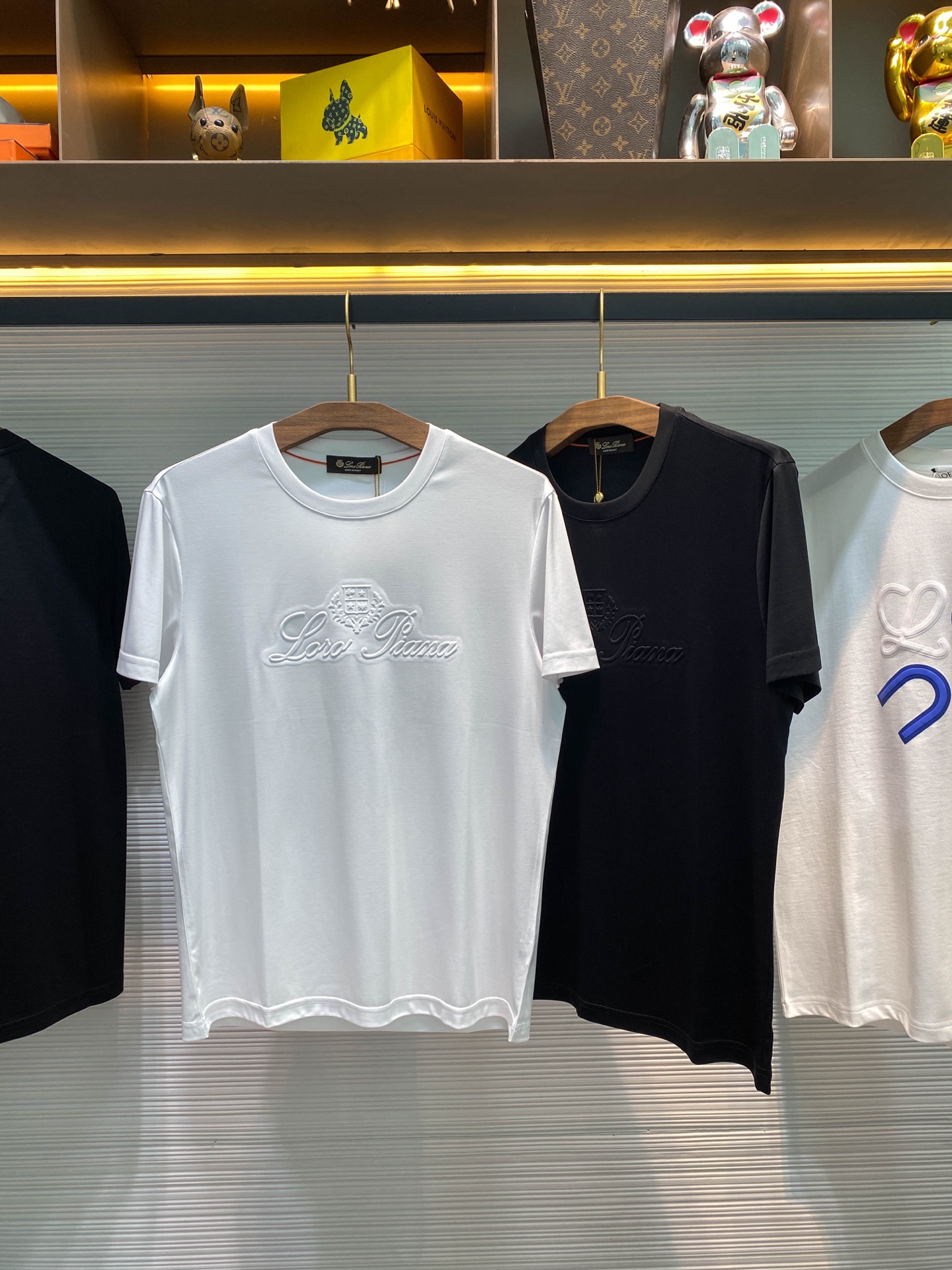 NO:440247,[-LSS spring and summer new imported liquid ammonia cotton solid color round neck short Tee, men's three-dimensional embossed letter logo basic casual short-sleeved T-shirt! Trading companies have sparse channels and are released on the official website at the same time! BC's new embossed logo T-shirt, with its unique charm and excellent quality, makes people fall in love with it at first sight! This T-shirt is made of imported liquid ammonia cotton for customers. It not only has a significant luster, but also achieves the ultimate experience of silky, soft and glutinous in terms of touch! Whenever the breeze blows, the T-shirt sways gently, and the luster seems to jump in the sun, shining brightly, making people unable to ignore its existence! When you wear it, you will feel unprecedented breathability and comfort. Even in the hot summer, sweat can be quickly absorbed and evaporated by the fabric, keeping your body dry and cool! The three-dimensional relief logo on the front is undoubtedly the finishing touch of this T-shirt! It is simple without losing its advanced nature, full of recognition, and can make people recognize it at a glance this is the masterpiece of the BC brand! This logo seems to be given life, protruding from the flat fabric, showing a three-dimensional beauty. Whether you look close or far, you can feel the visual impact it brings! The basic straight-leg design not only meets the aesthetic needs of the public, but also can well modify the body lines. Whether it is matched with jeans or casual pants, it can be easily controlled, showing different styles and charms! Black/white, two colors into it! Size 48-56 Size 48 shoulder width 46cm-bust 100cm-length 66cm Size 50 shoulder width 47cm-bust 104cm-length 68cm Size 52 shoulder width 48cm-bust 108cm-length 70cm Size 54 shoulder width 49cm-bust 112cm-length 72cm Size 56 shoulder width 50cm-bust 116cm-length 74cm Size recommended (standard version) Height 174-140 catties, try on 50 sizes appropriate! A boy can choose 48 digits within 128 catties, a 50 digit for 128-140 catties, a 52 digit for 140-152 catties, a 54 digit for 152-166 catties, and a 56 digit for 166-180 catties! , jeans,T-shirt,tees,t-shirt,alexander wang19860909【-LSS春夏新款进口液氨棉质纯色圆领短Tee,男士立体浮雕字母标识基础休闲短袖T恤衫！贸易公司渠道稀出,同步官网发售！BC新款浮雕标识T恤,以其独特的魅力和卓越的品质,让人一见倾心！ 这款T恤采用客供进口液氨棉,不仅具有显著的光泽感,而且在触感上更是达到了丝滑软糯的极致体验！每当微风拂过,T恤轻轻摇曳,那光泽仿佛在阳光下跳跃,熠熠生辉,让人无法忽视它的存在！穿上它你会感受到前所未有的透气舒适,即便是炎炎夏日,汗水也能迅速被面料吸收并蒸发,保持身体的干爽与清凉！前幅的立体浮雕标识,无疑是这款T恤的点睛之笔！它简约而不失高级,充满了辨识度,让人一眼就能认出这是BC品牌的杰作！这个标识仿佛被赋予了生命,从平面的布料中凸起,展现出一种立体的美感,无论是近看还是远看,都能感受到它所带来的视觉冲击！基础直筒版型设计,既符合大众的审美需求,又能很好地修饰身材线条,无论是搭配牛仔裤还是休闲裤,都能轻松驾驭,展现出不同的风格与魅力！黑色/白色,两色入！尺码48-56 48码肩宽46cm-胸围100cm-衣长66cm 50码肩宽47cm-胸围104cm-衣长68cm 52码肩宽48cm-胸围108cm-衣长70cm 54码肩宽49cm-胸围112cm-衣长72cm 56码肩宽50cm-胸围116cm-衣长74cm 尺码推荐（标准版型） 身高174-140斤,试穿50码合适！ 男生体重128斤以内选择48码,128-140斤选择50码,140-152斤选择52码,152-166斤选择54码,166-180斤选择56码！,,jeans,T-shirt,tees，t-shirt,alexander wang,Men's clothing