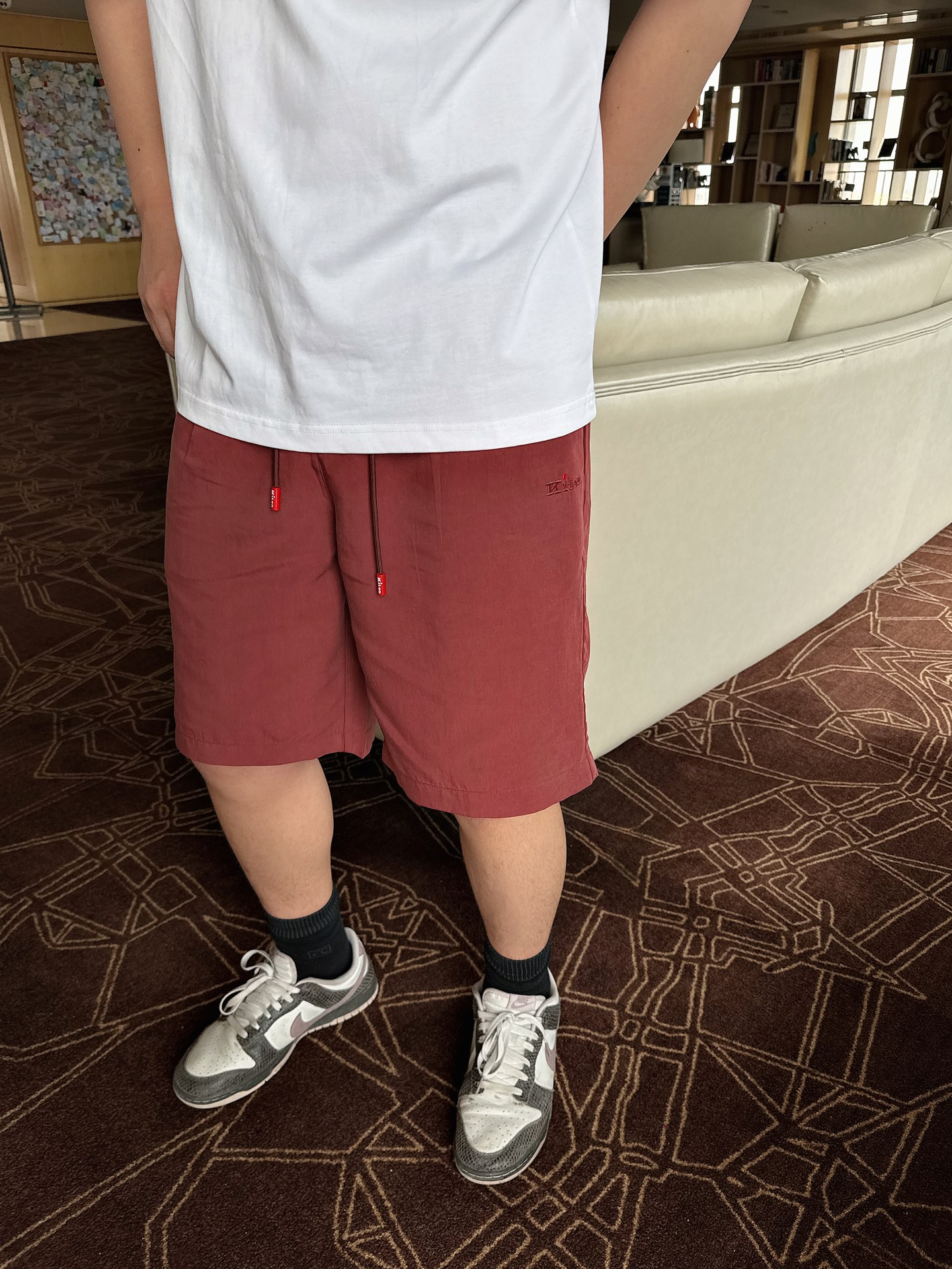 NO:495172,-KITON25SS spring and summer new imported linen skysilk blend drawstring shorts, classic logo embroidered red nameplate casual shorts five-point pants!  Trading companies have sparse channels and are released on the official website at the same time!  Inheriting the blood of top Italian men's clothing craftsmanship, every pair of shorts carves Kiton's persistence in 'exquisite', from fabric fixing to detail polishing, refusing to perfunctory assembly line!  This trousers are made of 90-day silk linen for customers. The trouser fiber is as smooth as silk, and it is not tied to the skin. It has a cool feeling in summer, sweats and is not sticky, and it is always refreshing and decent!  The natural breathable muscles and bones of flax allow the air to pass freely, bid farewell to the stuffy and sticky body, and also has a natural texture and a sense of high-end style, and it has a breathing feeling when walking!  The waist is red enamel buckle and drawstring red metal bag head, with clear Kiton logo engraved, full texture, which is a silent announcement of brand recognition!  Kit** embroidery with small red dots, the needle method is fine and three-dimensional and full!  The loose and moderate casual style is not picky about the legs, leaving comfortable space on the thighs, not tight or sloppy!  The back waist bag is decorated with red brand logo, practical and beautiful, install an access control card, easy and stress-free change, and dual functionality and aesthetics!  Black/light green/khaki/enkora red, four colors into it!  Size L-3XL L size waist 76/82cm-Hip circumference 104cm-front 30cm-thigh circumference 66cm-thigh circumference 52cm XL size waist 80/86cm-Hip circumference 107cm-front 30cm-thigh circumference 68cm-thigh circumference 53cm XXL size waist 84/90cm-hip circumference 110cm-front 31cm-thigh circumference 70cm-thigh circumference 54cm 3XL size waist 88/94cm-hip circumference 114cm-front 31cm-thigh circumference 72cm-thigh circumference 54cm Size recommendation (standard version) Height 174-140 catties, try on XL size appropriate!  Boys weigh less than 135 catties and choose L code, 135-150 catties and XL code, 150-166 catties and XXL code, 166-183 catties and 3XL code!  ,,shorts,alexander wang19860909-KITON25SS春夏新款进口亚麻天丝混纺抽绳短裤,男士经典标识刺绣红色铭牌休闲短裤五分裤！贸易公司渠道稀出,同步官网发售！传承意大利顶级男装工艺血统,每一条短裤都带着Kiton对 “精致” 的执着,从面料定织到细节打磨,拒绝流水线敷衍！ 这款裤装采用客供进口90天丝亚麻,天丝纤维柔滑如丝,贴肤不扎,夏季自带凉感,出汗不黏腻,时刻保持清爽体面！亚麻天生的透气筋骨,让空气自由穿梭,告别闷热粘身,还自带天然纹理高级感,走路都带呼吸感！腰头红色珐琅扣、抽绳红色金属包头,印刻清晰Kiton标识,质感拉满,是品牌辨识度的无声宣告！裤身Kit**刺绣搭配小红点,针法细密,立体饱满！宽松有度的休闲版型,不挑腿型,大腿处留出舒适空间,不紧绷不邋遢！后腰小袋点缀红色品牌标,实用又好看,装个门禁卡、零钱轻松无压力,功能性与美观度双在线！黑色/浅绿/卡其/安可拉红,四色入！尺码L-3XL L码腰围76/82cm-臀围104cm-前档30cm-大腿围66cm-裤长52cm XL码腰围80/86cm-臀围107cm-前档30cm-大腿围68cm-裤长53cm XXL码腰围84/90cm-臀围110cm-前档31cm-大腿围70cm-裤长54cm 3XL码腰围88/94cm-臀围114cm-前档31cm-大腿围72cm-裤长54cm 尺码推荐（标准版型） 身高174-140斤,试穿XL码合适！ 男生体重135斤以内选择L码,135-150斤选择XL码,150-166斤选择XXL码,166-183斤选择3XL码！,,shorts,alexander wang,Men's clothing