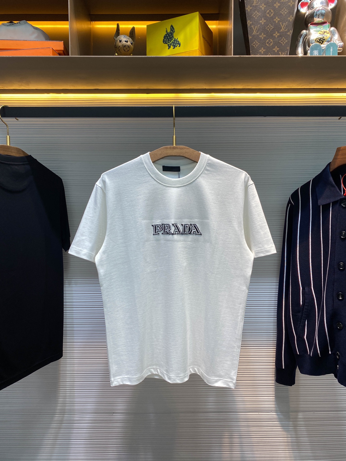 NO:495154,-PRA25SS spring and summer new jersey cotton basic round neck short Tee, two-color letter logo embroidered loose casual short-sleeved T-shirt!  Trading companies have sparse channels and are released on the official website at the same time!  P home's new spring and summer T-shirt has become the favorite of many fashion experts with its unique fabrics, exquisite craftsmanship, fashionable design and comfortable fit!  The short Tee uses customized jersey cotton cloth for customer supply. It has been specially treated and has a solid and crisp porcelain and has an excellent fit. It is comfortable and crisp and stylish when worn on the body, perfectly showing the wearer's figure!  The letter logo on the chest echoes the inverted triangle pattern on the back, forming a perfect visual balance!  It is also embroidered with two-color embroidery thread, with simple and elegant patterns and a sense of fashion, adding a bit of dynamic and vitality to the entire T-shirt!  The loose fitting design not only makes it comfortable and without restraint, but also makes the body look more casual and free!  Whether paired with jeans or casual pants, you can easily control it and show different styles and charm!  Size XS-L XS Size shoulder width 49cm-bust 106cm-length 66cm S S S S S S S S S S S S 50cm-bust 110cm-length 68cm M S S S 51cm-bust 114cm-length 70cm L S S S S S S S S S S S!  A boy can choose XS code within 135 catties, a S code for 135-150 catties, a M code for 150-165 catties, and a L code for 165-183 catties!  All girls can choose XS codes!  ,,prada,jeans,T-shirt,tees,t-shirt,alexander wang19860909-PRA25SS春夏新款平纹针织棉布基础圆领短Tee,男女同款双色字母标识刺绣宽松休闲短袖T恤衫！贸易公司渠道稀出,同步官网发售！P家春夏季全新T恤以其独特的面料、精湛的工艺、时尚的设计和舒适的版型,成为了众多时尚达人的心头好！ 该短Tee采用客供定制平纹针织棉布,经过特殊处理,瓷实挺括,有着极佳的版型,穿在身上既舒适又挺括有型,完美展现了穿着者的身材线条！胸前的字母标识Logo,与后幅倒三角图案遥相呼应,形成了完美的视觉平衡！同样采用双色绣线绣制,图案简洁大方,又不失时尚感,为整件T恤增添了几分动感和活力！宽松的版型剪裁设计,不仅穿着舒适没有束缚感,更能修饰身材,让穿着者看起来更加随性、洒脱！无论是搭配牛仔裤还是休闲裤,都能轻松驾驭,展现出不同的风格魅力！尺码XS-L XS码肩宽49cm-胸围106cm-衣长66cm S码肩宽50cm-胸围110cm-衣长68cm M码肩宽51cm-胸围114cm-衣长70cm L码肩宽52cm-胸围118cm-衣长72cm 尺码推荐（标准版型） 身高174-140斤,试穿S码合适！ 男生体重135斤以内选择XS码,135-150斤选择S码,150-165斤选择M码,165-183斤选择L码！ 女生全部选择XS码即可！,,prada,jeans,T-shirt,tees，t-shirt,alexander wang,Men's clothing