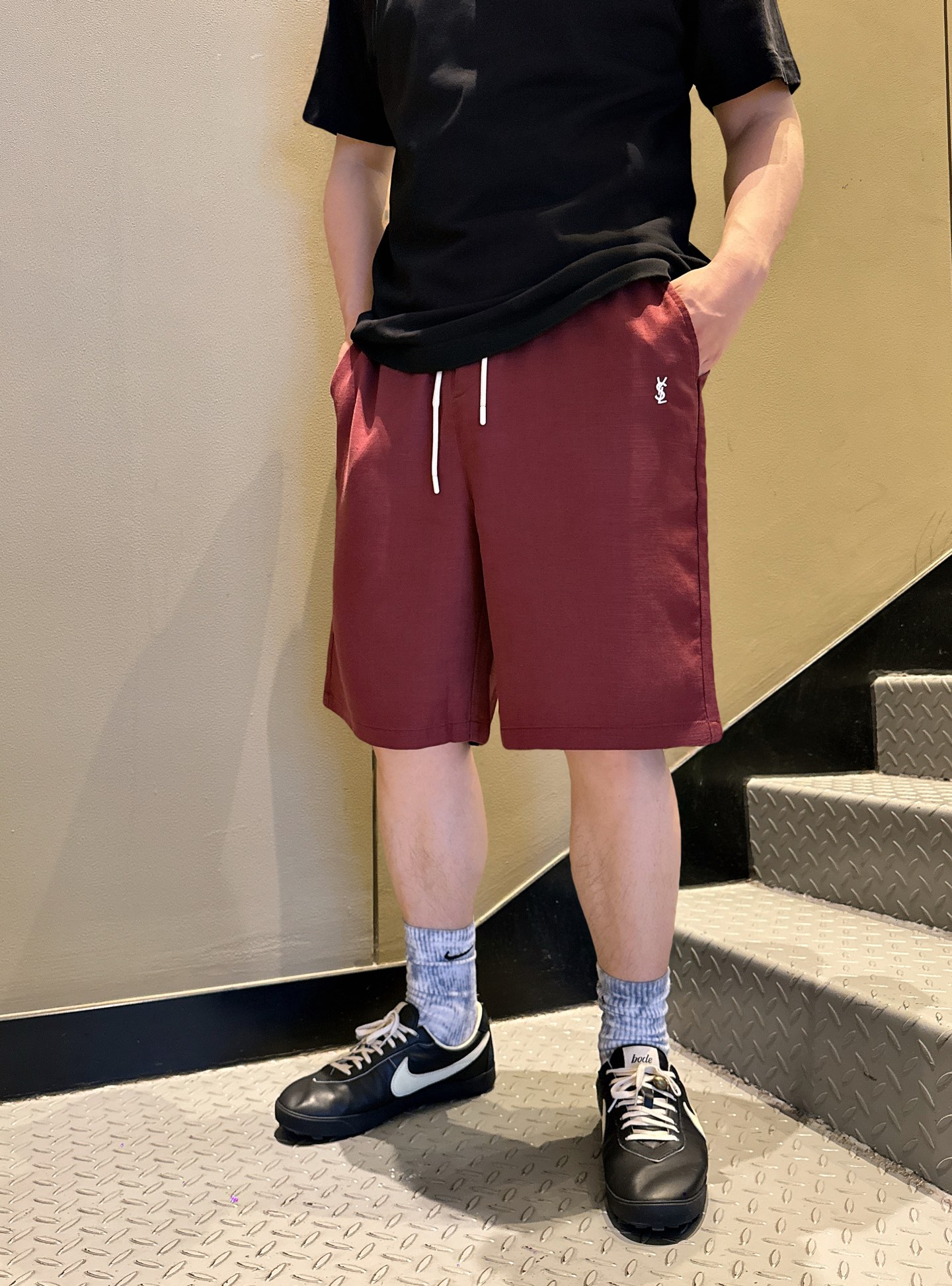 NO:831219,-SLSS spring and summer new imported Tencel linen blended drawstring shorts, men's classic letter logo embroidered fashionable burgundy casual shorts and three-quarter pants!  Trading company channels are rare and available on the official website simultaneously!  SLP's new casual shorts, with their excellent fabrics, unique colors, exquisite designs and unparalleled comfort, have become a rare fashion choice in spring and summer, allowing everyone who pursues a quality life to enjoy comfort and confidence from the inside out!  Its fabric is sourced from imported 75% Tencel + 25% linen blend. This golden ratio is known as the 'soft gold level'. It not only feels as delicate as silk, but also contains an indescribable luxurious texture!  The wearing experience has been upgraded to an unprecedented level of comfort. The 360-degree all-round dry and breathable design allows the skin to enjoy the coolness of a clear spring in the hot summer. Even in the scorching sun, it can effectively protect from the sun. Its cooling level even surpasses traditional shorts, making it a rare cool choice in spring and summer!  The body of the trousers cleverly combines drape and lightness. Even if you wear it for a long time or do activities, you can still keep the shape of the trousers crisp without any sense of cumbersomeness!  What’s even more surprising is that after careful ironing, the pants will almost no longer have small wrinkles, and they will always remain as neat and elegant as new!  The color is a unique burgundy color, which is a quiet and deep color that is unforgettable at first sight!  The front design is even more ingenious, with classic letter logos embroidered and decorated. Each letter is precise and delicate, which not only demonstrates the wearer's extraordinary taste, but also reveals a low-key noble identity invisibly!  This kind of design can make you the center of attention, whether it is a business negotiation or a casual gathering!  The version adopts a loose straight cut, which not only retains the casualness of casual pants, but also maintains the decency and generosity required for formal occasions!  Whether paired with a simple T-shirt, a refreshing shirt, or exquisite leather shoes or casual sneakers, it can be easily worn, allowing you to be comfortable in various occasions and show your unique personal style!  Sizes XS-L  L size waist 84/90cm - hip 116cm - front 36cm - thigh 70cm - pants length 58cm Recommended size (standard version) Height 174-140 catties, try on size S!  Boys weighing less than 130 kilograms should choose XS size, 130-145 kilograms should choose S size, 145-162 kilograms should choose M size, and 162-180 kilograms should choose L size!  ,,loro piana,sneakers,shorts,shirts,tees,t-shirt,gold,19860909-SLSS春夏新款进口天丝亚麻混纺抽绳短裤,男士经典字母标识刺绣时尚酒红色休闲短裤五分裤！贸易公司渠道稀出,同步官网发售！SLP新款休闲短裤以其卓越的面料、独特的色彩、精致的设计以及无与伦比的舒适度,成为了春夏季节里不可多得的时尚之选,让每一位追求品质生活的您,都能享受到由内而外的舒适与自信！ 其面料源自客供进口75天丝+25亚麻混纺,这一黄金比例被誉为“软黄金级别”,不仅触感细腻如丝,更蕴含着一种难以言喻的奢华质感！穿着体验上实现了前所未有的舒适升级,360度全方位干爽透气设计,让肌肤在炎炎夏日也能享受到如清泉般的凉爽,即便是烈日当空,也能有效防晒,其凉爽程度甚至超越了传统短裤,成为春夏季节里不可多得的清凉之选！裤身巧妙融合了垂坠感与轻盈特性,即便是长时间穿着或活动,也能保持裤型挺括,无丝毫累赘之感！更令人惊喜的是经过精心熨烫后,裤子几乎不会再生出细小褶皱,始终保持如新般的整洁与优雅！ 色彩方面采用了独特的酒红色调,这是一种静谧而深邃的颜色,让人一眼难忘！前幅设计更是匠心独运,以经典字母标识进行刺绣装饰,每一个字母都精准细腻,不仅彰显了穿着者的不凡品味,更在无形中透露出一种低调的尊贵身份！这样的设计无论是商务洽谈还是休闲聚会,都能让您成为焦点所在！版型上采用了宽松直筒剪裁,既保留了休闲裤的随性自在,又不失正式场合所需的得体与大方！无论是搭配简约T恤、清爽衬衫,还是精致皮鞋、休闲运动鞋,都能轻松驾驭,让您在各种场合下游刃有余,展现独特的个人风格！尺码XS-L XS码腰围74/80cm-臀围106cm-前档35cm-大腿围66cm-裤长56cm S码腰围77/83cm-臀围109cm-前档35cm-大腿围67cm-裤长57cm M码腰围80/86cm-臀围112cm-前档36cm-大腿围68cm-裤长58cm L码腰围84/90cm-臀围116cm-前档36cm-大腿围70cm-裤长58cm 尺码推荐（标准版型） 身高174-140斤,试穿S码合适！ 男生体重130斤以内选择XS码,130-145斤选择S码,145-162斤选择M码,162-180斤选择L码！,,loro piana,sneakers,shorts,shirts,tees，t-shirt,gold,,Men's clothing