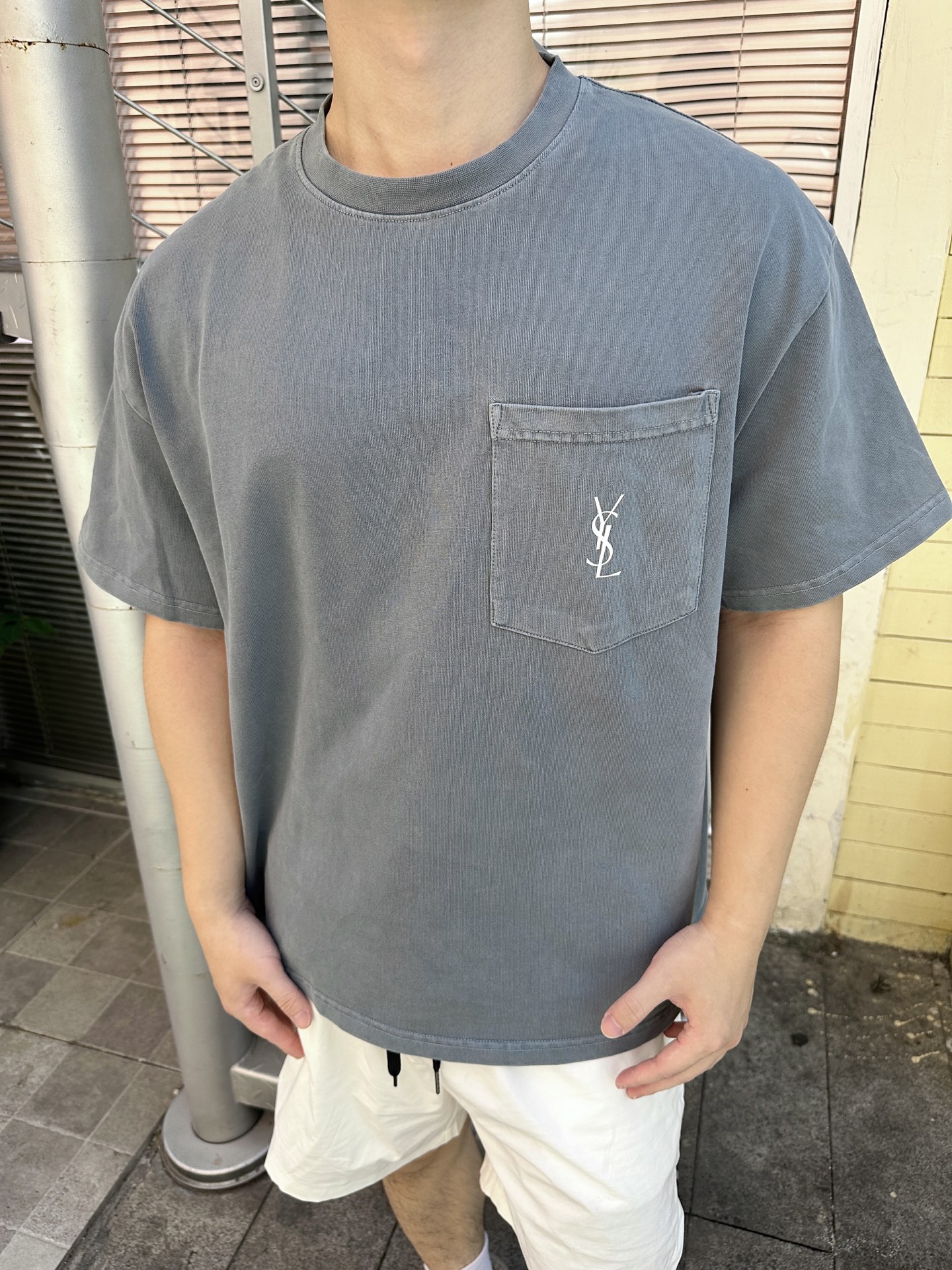 NO:495159,-SLSS spring and summer new retro nostalgic wash cotton round neck short Tee, men and women same printed logo pocket fashionable loose casual short-sleeved T-shirt!  Trading companies have sparse channels and are released on the official website at the same time!  SLP's new Washed Short Tee has become a clear stream in the fashion industry with its unique design and exquisite craftsmanship!  This T-shirt is made of customized jersey cotton, which not only feels soft and comfortable, but also has excellent performance in breathability and moisture absorption!  The ready-to-wear clothes have been carefully washed, making the whole T-shirt present a retro nostalgic wash texture. This texture is unique and charming, as if each piece is a witness of time, telling stories from the past!  The pocket design on the chest is the finishing touch of this T-shirt!  Classic letter logo prints are printed on the pocket. These letters not only represent the spirit and philosophy of the brand, but also a symbol of the wearer's identity!  The loose fitting cut not only makes you comfortable and unrestrained, but also shows a casual and free temperament!  At the same time, it breaks the gender boundaries of traditional T-shirts and realizes the same style as men and women. Whether men or women, they can easily control this T-shirt and show their unique charm!  Size XS-L XS size shoulder width 55cm-bust 112cm-length 68cm S size shoulder width 56cm-bust 115cm-length 69cm M size shoulder width 57cm-bust 118cm-length 70cm L size shoulder width 57cm-bust 122cm-length 71cm Size recommended (loose version) Height 174-140 catties, try on XS size appropriate!  Boys weigh less than 140 catties and choose XS code, 140-155 catties and choose S code, 155-170 catties and M code, 170-185 catties and L code!  All girls can choose XS codes!  ,loro piana,T-shirt,tees,t-shirt,alexander wang19860909-SLSS春夏新款复古怀旧水洗棉质圆领短Tee,男女同款印花标识口袋时尚宽松休闲短袖T恤衫！贸易公司渠道稀出,同步官网发售！SLP全新水洗短Tee以其独特的设计和精湛的工艺,成为了时尚界的一股清流！ 这款T恤采用客供定制平纹针织棉布,不仅触感柔软舒适,更在透气性和吸湿性上有着出色的表现！成衣都经过了精心的水洗处理,使得整件T恤呈现出一种复古怀旧的水洗质感,这种质感独特且具有韵味,仿佛每一件都是时光的见证者,讲述着过去的故事！胸前的口袋设计,更是这款T恤的点睛之笔！口袋上印制着经典的字母标识印花,这些字母不仅代表着品牌的精神和理念,更是穿着者身份的一种象征！宽松的版型剪裁,不仅穿着舒适无拘束,更能展现出一种随性洒脱的气质！同时它打破了传统T恤的性别界限,实现了男女同款,无论是男性还是女性,都能轻松驾驭这款T恤,展现出自己的独特魅力！尺码XS-L XS码肩宽55cm-胸围112cm-衣长68cm S码肩宽56cm-胸围115cm-衣长69cm M码肩宽57cm-胸围118cm-衣长70cm L码肩宽57cm-胸围122cm-衣长71cm 尺码推荐（宽松版型） 身高174-140斤,试穿XS码合适！ 男生体重140斤以内选择XS码,140-155斤选择S码,155-170斤选择M码,170-185斤选择L码！ 女生全部选择XS码即可！,,loro piana,T-shirt,tees，t-shirt,alexander wang,Men's clothing