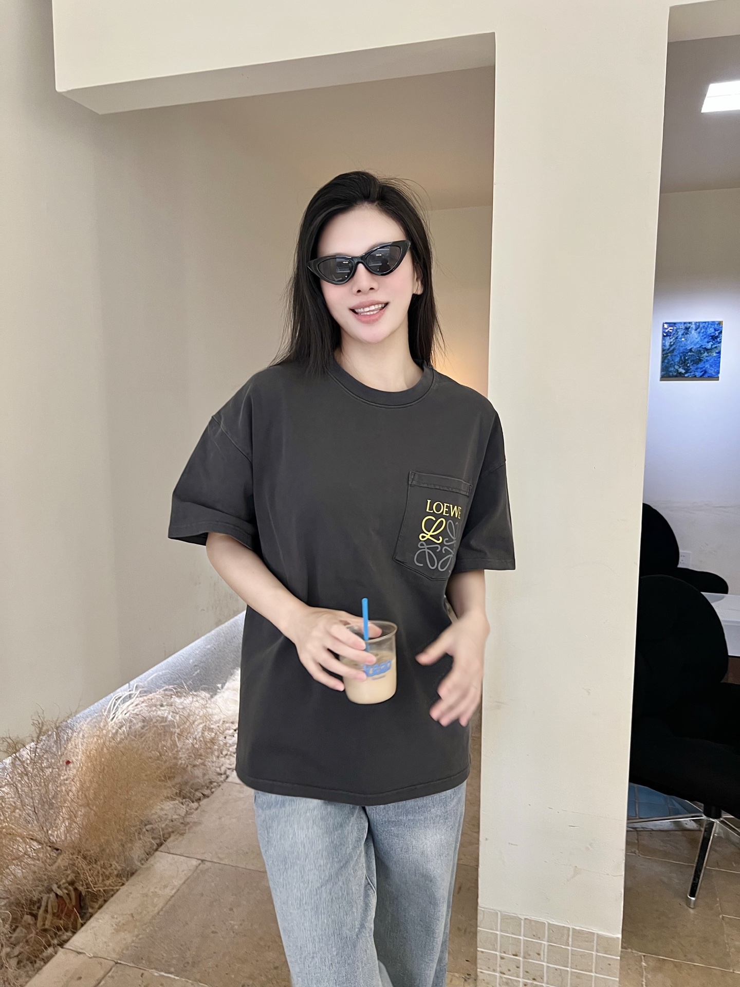 NO:495165,-LW25SS spring and summer new retro wash cotton round neck short Tee, the same contrasting color logo pocket loose casual short-sleeved T-shirt!  Trading companies have sparse channels and are released on the official website at the same time!  LW's new washing T-shirt has become the focus of the fashion industry with its unique design and exquisite fabrics!  This T-shirt is made of custom jersey cotton for customer supply. It is not only crisp and stylish, but also has soft and comfortable characteristics!  After exquisite washing process, the fabric presents a retro nostalgic visual effect, as if it is accompanied by the traces of time, making people think of those classic times!  The highlight of this T-shirt is undoubtedly the pocket patch on the chest. This pocket is not only practical, but also demonstrates the brand's ingenuity in the details!  The pockets are dotted with contrasting logo prints, and this design cleverly integrates the brand’s logo with fashion elements!  The contrasting color design makes the logo more visually prominent and can be called the finishing touch!  The loose cut design is not only comfortable and comfortable to wear, but also can easily match various styles of clothing, suitable for people of all figures. Whether you have thin skinny beauty or plump curvaceous beauty, you can wear your own style!  Size XS-L XS size shoulder width 57cm-bust 116cm-length 70cm S size shoulder width 59cm-bust 120cm-length 72cm M size shoulder width 60cm-bust 124cm-length 74cm L size shoulder width 61cm-bust 128cm-length 76cm Size recommended (loose version) Height 174-140 catties, try on XS size appropriate!  Boys weigh less than 150 catties and choose XS code, 150-165 catties and choose S code, 165-170 catties and M code, 170-188 catties and L code!  All girls can choose XS codes!  ,T-shirt,tees,t-shirt,alexander wang19860909-LW25SS春夏新款复古水洗棉质圆领短Tee,男女同款撞色徽标口袋宽松休闲短袖T恤衫！贸易公司渠道稀出,同步官网发售！LW全新水洗T恤奉献,以其独特的设计和精致的面料,成为了时尚界的焦点！ 这款T恤采用客供定制平纹针织棉布,不仅挺括有型,还兼具了柔软舒适的特性！经过精湛的水洗工艺处理,面料呈现出一种复古怀旧的视觉效果,仿佛带着岁月的痕迹,让人不禁回想起那些经典的时代！而这款T恤的设计亮点无疑在于胸前的口袋贴饰,这个口袋不仅实用,更在细节处彰显了品牌的匠心独运！口袋上点缀着撞色徽标印花,这一设计巧妙地将品牌的标识与时尚元素融为一体！撞色的设计使得徽标在视觉上更加突出,堪称画龙点睛的存在！宽松版型裁剪设计,不仅穿着舒适自在,还能轻松搭配各种风格的服饰,适合各种身材的人群穿着,无论你是瘦削的骨感美,还是丰满的曲线美,都能穿出属于自己的风格！尺码XS-L XS码肩宽57cm-胸围116cm-衣长70cm S码肩宽59cm-胸围120cm-衣长72cm M码肩宽60cm-胸围124cm-衣长74cm L码肩宽61cm-胸围128cm-衣长76cm 尺码推荐（宽松版型） 身高174-140斤,试穿XS码合适！ 男生体重150斤以内选择XS码,150-165斤选择S码,165-170斤选择M码,170-188斤选择L码！ 女生全部选择XS码即可！,,T-shirt,tees，t-shirt,alexander wang,Men's clothing