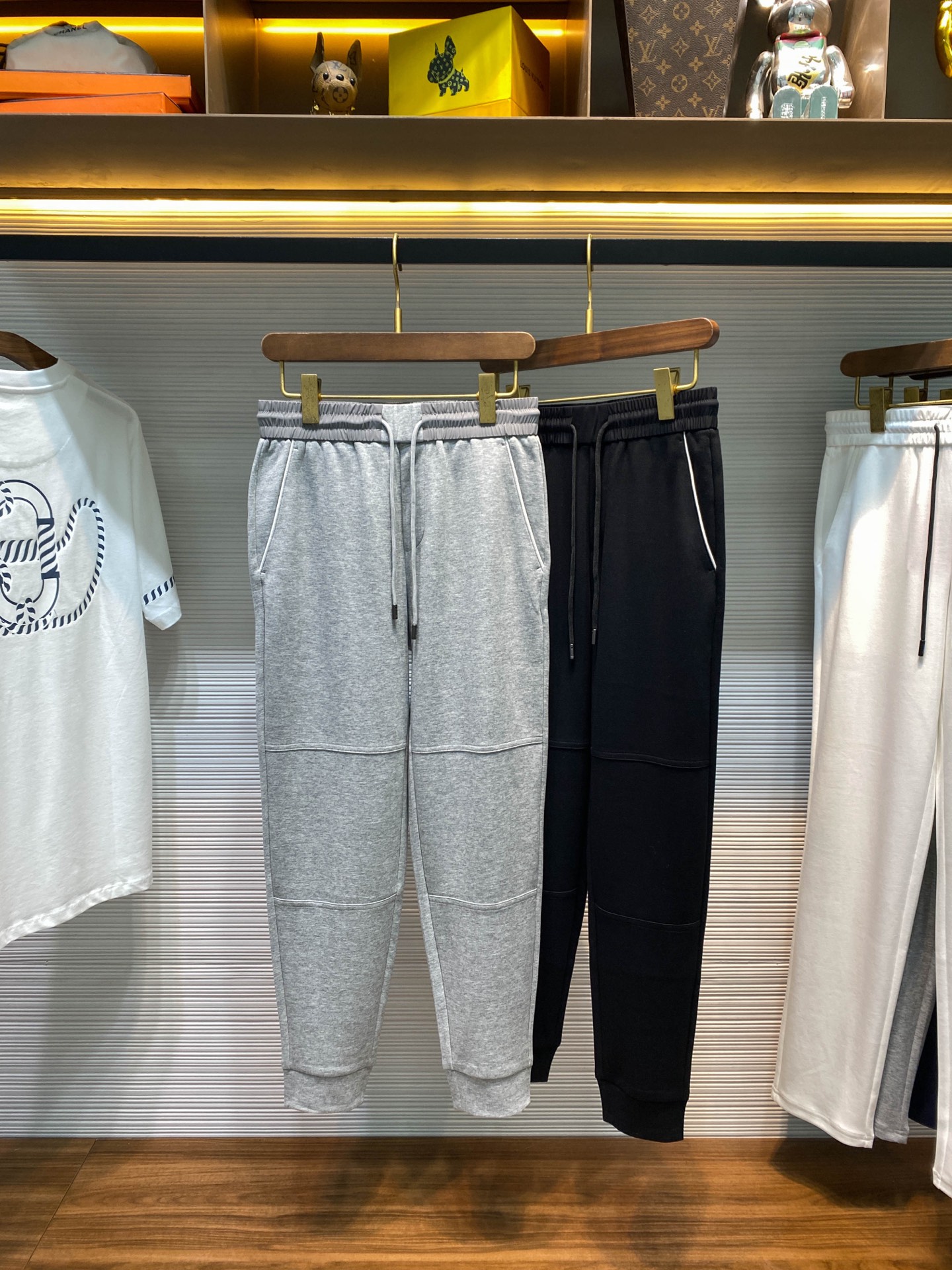NO:644863,【-EZ25FW early autumn new imported lightweight cotton drawstring leggings sweatpants, men's back pocket letter logo embroidered sports casual trousers nine-point pants!  Trading company channels are rare and available on the official website simultaneously!  Z family's new early autumn item is not just an ordinary sweatpants, it is the perfect combination of fashion and comfort!  These sweatpants are made of custom-made light cotton, which not only feels soft and skin-friendly, but also has excellent breathability, bringing you a touch of coolness even in the hot summer!  The edges of the pockets are decorated with white piping webbing, which not only enhances the overall layering, but also adds a touch of fashion!  The classic letter logo embroidery on the back pocket is undoubtedly a status symbol, showing the wearer's unique taste and personality!  The most attractive thing is its drawstring elastic leg design. This design can not only adjust the tightness freely according to personal preference, but also better modify the shape of the legs. Whether you want to create a casual style or show tight and stylish leg lines, these sweatpants can easily meet your needs!  Black/grey, two colors available!  Size S-XXL S size waist 72/78cm - hip 94cm - front 30cm - thigh 58cm - trouser length 96cm - trouser leg 26cm M size waist 76/82cm - hip 97cm - front 31cm - thigh 59cm - trouser length 97cm - trouser leg 27cm  L size waist 80/86cm - hip 100cm - front 31cm - thigh 60cm - trouser length 97cm - trouser leg 27cm  XXL size waist 88/94cm - hip 108cm - front 32cm - thigh 64cm - trouser length 98cm - trouser leg 28cm Recommended size (standard version) Height 174-140 catties, try on size M which is suitable!  Boys weighing less than 130 kilograms should choose S code, 130-143 kilograms should choose M code, 143-156 kilograms should choose L code, 156-170 kilograms should choose XL code, and 170-185 kilograms should choose XXL code!  ,,alexander wang19860909【-EZ25FW早秋新款进口轻薄棉质抽绳束脚卫裤,男士后兜字母徽标刺绣运动休闲长裤九分裤！贸易公司渠道稀出,同步官网发售！Z家早秋季全新单品,不仅仅是一款普通的卫裤,更是时尚与舒适的完美结合！ 这款卫裤采用客供定制轻薄棉布,不仅触感柔软亲肤,还具有极佳的透气性,即使在炎热的夏季也能带来一丝清凉！口袋边缘装饰有白色滚边织带,这不仅提升了整体的层次感,更增添了一抹时尚的气息！而后兜上的经典字母徽标刺绣,无疑是身份的象征,展现出穿着者的独特品味与个性！最吸引人的莫过于它的抽绳松紧裤脚设计,这种设计不仅可以根据个人喜好自由调节松紧度,还能更好地修饰腿型,无论是想要打造休闲随性的风格,还是展现紧致有型的腿部线条,这款卫裤都能轻松满足你的需求！黑色/灰色,两色入！尺码S-XXL S码腰围72/78cm-臀围94cm-前档30cm-大腿围58cm-裤长96cm-裤脚26cm M码腰围76/82cm-臀围97cm-前档31cm-大腿围59cm-裤长97cm-裤脚27cm L码腰围80/86cm-臀围100cm-前档31cm-大腿围60cm-裤长97cm-裤脚27cm XL码腰围84/90cm-臀围104cm-前档32cm-大腿围62cm-裤长98cm-裤脚28cm XXL码腰围88/94cm-臀围108cm-前档32cm-大腿围64cm-裤长98cm-裤脚28cm 尺码推荐（标准版型） 身高174-140斤,试穿M码合适！ 男生体重130斤以内选择S码,130-143斤选择M码,143-156斤选择L码,156-170斤选择XL码,170-185斤选择XXL码！,,alexander wang,Men's clothing