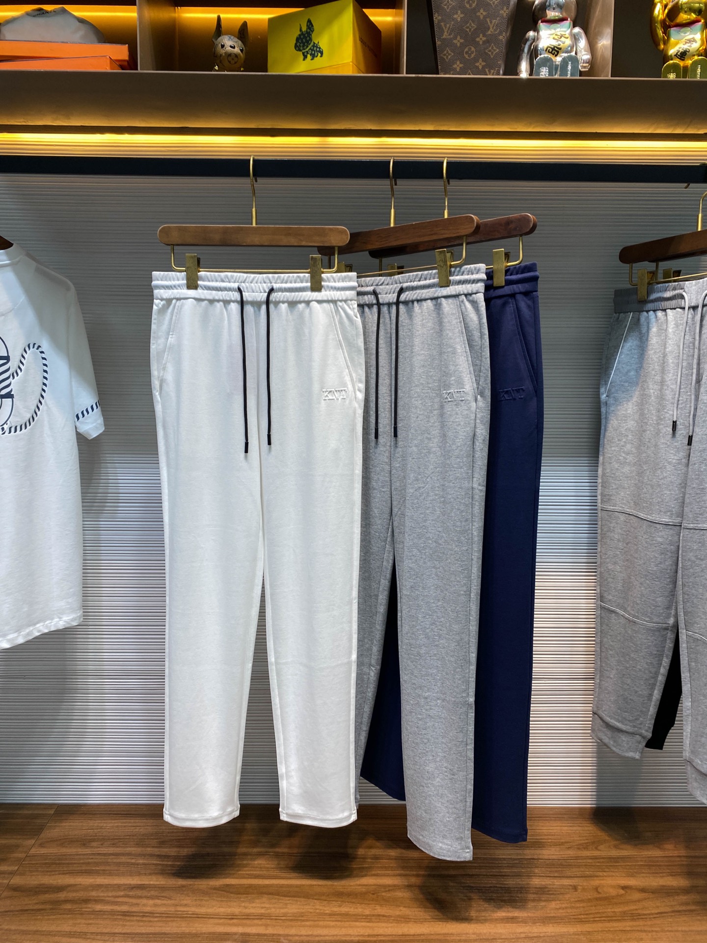 NO:613400,[KITON25FW early autumn new lightweight double-sided knitted cotton drawstring casual pants, men's three-dimensional embossed KNT logo straight casual pants!  Trading company channels are rare and available on the official website simultaneously!  A unique fashion item, the choice of fabric highlights its extraordinary quality!  The trousers are made of custom-made lightweight double-sided knitted cotton, which is not only soft to the touch, but also has excellent breathability, allowing the wearer to enjoy a comfortable wearing experience at any time!  At the same time, its texture is crisp and stylish, and both its feel and visual effect reveal an indescribable sense of high-end!  The front panel design of the pants is even more unique, with the KNT logo embossed in three-dimensional relief, which not only highlights the unique charm of the brand, but also reveals a high-end artistic atmosphere in simplicity!  The design of the drawstring elastic waistband not only provides excellent comfort, but also allows the wearer to freely adjust the tightness according to their own preferences, which is both practical and considerate!  At the same time, the straight cut makes these pants look thinner and taller while modifying the shape of your legs, easily creating a fashionable look!  White/grey/blue, three colors included!  Size 48-56 Size 48 waist 74/80cm - hip 98cm - front 31cm - thigh 60cm - trouser length 105cm - trouser leg 33cm Size 50 waist 78/84cm - hip 102cm - front 32cm - thigh 62cm - trouser length 106cm - trouser leg 34cm  Size 52 waist 82/88cm - hip 106cm - front 32cm - thigh 64cm - trouser length 107cm - trouser leg 35cm Size 54 waist 86/92cm - hip 110cm - front 33cm - thigh 66cm - trouser length 108cm - trouser leg 37cm  Size 56, waist circumference 90/96cm - hip circumference 114cm - front part 33cm - thigh circumference 68cm - trouser length 109cm - trouser leg 39cm Recommended size (standard version) Height 174-140 catties, try on size 50!  Boys weighing less than 130 pounds should choose size 48, 130-143 pounds should choose size 50, 143-156 pounds should choose size 52, 156-170 pounds should choose size 54, and 170-186 pounds should choose size 56!  ,,alexander wang19860909【KITON25FW早秋新款轻薄双面针织全棉抽绳休闲裤,男士立体浮雕刺绣KNT标识直筒休闲长裤！贸易公司渠道稀出,同步官网发售！一款独具匠心的时尚单品,其面料选择便凸显出不凡品质！ 该裤装采用客供定制轻薄双面针织棉布,不仅触感柔软,更拥有出色的透气性,让穿着者在任何时刻都能享受到舒适自在的穿着体验！同时其质地挺括有型,无论是手感还是视觉效果,都透露出一种难以言喻的高级感！裤子的前幅设计更是别出心裁,立体浮雕刺绣的KNT标识,不仅彰显了品牌的独特魅力,更在简约中透露出高级的艺术气息！抽绳松紧裤腰的设计,不仅提供了极佳的舒适度,更让穿着者可以根据自己的喜好自由调节松紧度,既实用又贴心！同时直筒版型的剪裁,使得这款裤子在修饰腿型的同时,更显瘦显高,轻松打造出时尚潮流的造型感！白色/灰色/蓝色,三色入！尺码48-56 48码腰围74/80cm-臀围98cm-前档31cm-大腿围60cm-裤长105cm-裤脚33cm 50码腰围78/84cm-臀围102cm-前档32cm-大腿围62cm-裤长106cm-裤脚34cm 52码腰围82/88cm-臀围106cm-前档32cm-大腿围64cm-裤长107cm-裤脚35cm 54码腰围86/92cm-臀围110cm-前档33cm-大腿围66cm-裤长108cm-裤脚37cm 56码腰围90/96cm-臀围114cm-前档33cm-大腿围68cm-裤长109cm-裤脚39cm 尺码推荐（标准版型） 身高174-140斤,试穿50码合适！ 男生体重130斤以内选择48码,130-143斤选择50码,143-156斤选择52码,156-170斤选择54码,170-186斤选择56码！,,alexander wang,Men's clothing